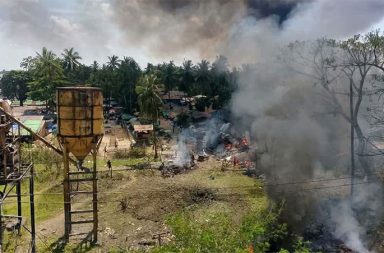 ကျောက်တော်တွင် စစ်အုပ်စုက ဗုံးကြဲ၍ အရပ်သား ၃၃ ဦးထက်မနည်း သေဆုံး သတင်းနှင့် မီဒီယာ ကွန်ရက်။ ၂၀၂၆ ခုနှစ်၊ စက်တင်ဘာလ ၂၈ ရက်။ အာရက္ခတပ်တော် (AA) ထိန်းချုပ်ထားသည့် ရခိုင်ပြည်၊ ကျောက်တော်မြို့ပေါ်ရှိ လူစည်ကားရာ အိန္ဒိယဈေးနှင့် ကစ္ဆပနဒီတံတား အနီးဝန်းကျင်တို့ကို စစ်အုပ်စုက ဂျက်တိုက်လေယာဉ်ဖြင့် လေကြောင်းမှ ဗုံးကြဲတိုက်ခိုက်ခဲ့ သဖြင့် အရပ်သားပြည်သူ ၃၃ ဦးထက်မနည်း အစုလိုက်အပြုံလိုက် သေဆုံးကာ ၃၆ ဦး ထိခိုက်ဒဏ်ရာ ရရှိခဲ့သည်။ စက်တင်ဘာလ ၂၈ ရက်၊ မွန်းလွဲ ၁၂ နာရီ ၁၀ မိနစ်နှင့် ၁၂ နာရီ ၁၄ မိနစ်တို့တွင် တိုက်ပွဲဖြစ်ပွားခြင်းမရှိဘဲ စစ်အုပ်စု၏ ဂျက်တိုက်လေယာဉ် ၁ စီးက မြို့ပေါ်ရှိ လူစည်ကားရာ နေရာများကို ပစ်မှတ်ထား၍ ဗုံးကြဲတိုက် ခိုက်ခဲ့ခြင်း ဖြစ်သည်ဟု အာရက္ခတပ်တော် (AA) နှင့် ဒေသခံ သတင်းရင်းမြစ်များက ပြောသည်။ အခင်းဖြစ်ပွားရာ မြေပြင်တွင် ကူညီပေးနေသည့် ကျောက်တော်ဒေသခံ သတင်းရင်းမြစ်တစ်ဦးက “ဈေးထဲကို လာကြဲတာပါ။ စုထားတဲ့ အလောင်းတင် ၃၂ လောင်းလောက် ရှိပြီ။ မီးလောင်နေတဲ့ နေရာတွေမှာရော၊ လမ်းမ ပေါ်မှာပါ ထပ်တွေ့နေရတုန်းဆိုတော့ သေဆုံးသူ အရေအတွက်က ၄၀ နီးပါးအထိ တိုးလာနိုင်တယ်။ ဈေးသည် တွေနဲ့ လမ်းသွားလမ်းလာတွေ တော်တော်များများ ပါသွားတာ” ဟု ပြောသည်။ လေကြောင်းမှ ဗုံးကြဲတိုက်ခိုက်ခံရမှုကြောင့် ကစ္ဆပနဒီတံတားပေါ်တွင် သွားလာနေသည့် ပြည်သူများ ထိခိုက် သေဆုံးခဲ့သည့်အပြင် တံတားအဆောက်အအုံလည်း ထိခိုက်ပျက်စီးခဲ့သည်။ ထို့ပြင် အိန္ဒိယဈေးကြီးအတွင်း ရပ်နားထားသည့် ပြည်သူများ၏ သုံးဘီးတုတ်တုတ်များ၊ ဆိုင်ကယ်များ၊ မော်တော်ယာဉ်များနှင့် ထော်လာဂျီများလည်း မီးလောင်ပျက်စီးခဲ့သည်။ ယခုဖြစ်စဉ်သည် မြောက်ဦး ပြည်သူ့ဆေးရုံကြီး လေကြောင်းတိုက်ခိုက်ခံရမှုဖြစ်စဉ် နောက်ပိုင်း ရခိုင်ဒေသ အတွင်း အရပ်သားပြည်သူများ အစုလိုက်အပြုံလိုက် သေဆုံးမှု အများဆုံးနှင့် အဆိုးရွားဆုံး ဖြစ်စဉ်တစ်ခု ဖြစ်လာခဲ့သည်။ အလားတူ ယနေ့ မွန်းလွဲ ၁၂ နာရီ ၃၅ မိနစ်ခန့်တွင်လည်း သံတွဲမြို့နယ်၊ ငပလီမြို့ရှိ ဂျိတ္တောနှင့် လင်းသာကျေးရွာ ဝန်းကျင်သို့ စစ်အုပ်စု၏ ဂျက်တိုက်လေယာဉ် ၁ စီးက ဗုံး ၂ လုံး လာရောက်ကြဲချတိုက်ခိုက်ခဲ့သည်။ သံတွဲဒေသခံတစ်ဦးက “ပထမတစ်လုံးက ၁၂ နာရီခွဲလောက်မှာ ပစ်သံကြားရတယ်။ နောက်မိနစ်ပိုင်းမှာပဲ နောက် တစ်လုံး ထပ်ကြဲတာ။ ဂျိတ္တောနဲ့ လင်းသာဘက်မှာ ဗုံးကျတာလို့ သိရပြီး ထိခိုက်ပျက်စီးမှု အခြေအနေ ကိုတော့ အသေးစိတ် စုံစမ်းနေတုန်းပဲ” ဟု ပြောသည်။ အာရက္ခတပ်တော် (AA) ၏ ထုတ်ပြန်ချက်အရ ပြီးခဲ့သည့် စက်တင်ဘာ ၁၇ ရက်မှ ၂၇ ရက်အထိ ၁၁ ရက် အတွင်း စစ်အုပ်စုတပ်က ရခိုင်ဒေသအတွင်း လေကြောင်းနှင့် လက်နက်ကြီးများဖြင့် တိုက်ခိုက်ခဲ့မှုကြောင့် အရပ်သားပြည်သူ ၂၂ ဦး သေဆုံး၊ ဒဏ်ရာရရှိခဲ့ပြီး လူနေအိမ် ၅၅ လုံး ပျက်စီးခဲ့သည်။ ယခု ကျောက်တော်နှင့် ငပလီ လေကြောင်းတိုက်ခိုက်ခံရမှုများနှင့် ပတ်သက်သည့် နောက်ဆက်တွဲ ထိခိုက် သေဆုံးမှု အသေးစိတ် အချက်အလက်များကို ဆက်လက် ထုတ်ပြန်ပေးသွားမည်ဟု AA ၏ သတင်းနှင့် ပြန်ကြားရေးဌာနက အသိပေးထားသည်။ #ကျောက်တော်