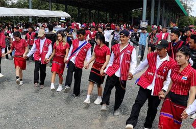 ချင်းမိုင်တွင် ကရင်နီရိုးရာ ဒီးကူပွဲတော် ကျင်းပ၊ စစ်ဘေးရှောင်နှင့် ပညာရေးအတွက် ရန်ပုံငွေ ရှာဖွေ သတင်းနှင့် မီဒီယာ ကွန်ရက်။ ၂၀၂၆ ခုနှစ်၊ စက်တင်ဘာလ ၂၈ ရက်။ ထိုင်းနိုင်ငံ၊ ချင်းမိုင်မြို့တွင် ကျင်းပသည့် ကရင်နီရိုးရာ အဲဒိုပေါမီ (ဒီးကူ) ပွဲတော်သည် ၅ နှစ်တာအတွင်း လူထောင်နှင့်ချီ တက်ရောက်ခဲ့ပြီး အစည်ကားဆုံးနှင့် အခမ်းနားဆုံးအဖြစ် အောင်မြင်စွာ ကျင်းပနိုင်ခဲ့ကြောင်း ပွဲစီစဉ်သူများက ပြောသည်။ အဆိုပါ ရိုးရာဒီးကူပွဲတော်ကို ချင်းမိုင်မြို့အနီး၊ ဒွယ်စကဲပ် (Doi Saket) မြို့နယ်ရှိ ရာဇမင်္ဂလ နည်းပညာတက္ကသိုလ် (RMUTL) ကျောင်းပရိဝုဏ်အတွင်း ကျင်းပခဲ့ခြင်းဖြစ်သည်။ ယခင်နှစ်များက မြို့တွင်း၌ ကျင်းပစဉ် ကြုံတွေ့ခဲ့ရသည့် နေရာကျဉ်းကျပ်မှုနှင့် အခက်အခဲများကို ကျော်လွှား ကာ ယခုနှစ်တွင် လွတ်လပ်စွာ ကျင်းပခွင့် ရရှိခဲ့ခြင်း ဖြစ်သည်။ ပွဲစီစဉ် ဦးဆောင်သူတစ်ဦးဖြစ်သည့် Karenni Community Chiangmai Thailand (KCCT) မှ တာဝန်ရှိသူ ဦးဗယ်လင်တိုင်းက “ဒီနေ့ကျင်းပတဲ့ အဲဒိုပေါမီ ဒီးကူပွဲကတော့ အရင်နှစ်တွေထက်တော့ တော်တော်လေး ထူး ခြားတာ ရှိပါတယ်။ အခု ဒီနှစ်မှာကျတော့ ဒီတောင်ပေါ် မြို့ပြင်နေရာမှာ ကျနော်တို့ နေရာရတဲ့အခါမှာ လွတ် လပ်စွာပဲ ဒီနေရာကို ပိုင်ဆိုင်တဲ့ တာဝန်ရှိသူတွေကလည်း ကျွန်တော်တို့ကို ၁၀၀ ရာခိုင်နှုန်း လွတ်လပ်ခွင့် ပေး ထားတယ်။ ‘စိတ်ကြိုက်ဆွဲပါ’ ဆိုတဲ့ ဟာမျိုးပေါ့။ ဒီနေ့ကတော့ အင်မတန်မှ ကြည်နူးစရာလည်း ရလိုက်တယ်၊ နောက် ပရိသတ်တွေလည်း ထောင်နဲ့ချီ လာတာပေါ့နော်။ အင်မတန်မှ အောင်မြင်တဲ့ နေ့တစ်နေ့ ဖြစ်လာပါ တယ်” ဟု ပြောသည်။ ၎င်းပွဲတော်သို့ ကရင်နီပြည် ကြားကာလအုပ်ချုပ်ရေးကောင်စီ (IEC) တာဝန်ရှိသူအချို့ တက်ရောက်ခဲ့ကြသည့် အပြင် နေရာပေးသည့် ထိုင်းတက္ကသိုလ်ဝင်း၏ ဥက္ကဋ္ဌနှင့် အကြီးဆုံး ကျောင်းထိုင် ဆရာတော်ကြီးများပါ တက် ရောက်ကာ အသိအမှတ်ပြု ပံ့ပိုးပေးခဲ့ကြသည်။ ထို့ပြင် ယခုပွဲတော်မှတစ်ဆင့် စစ်ဘေးဒဏ်သင့် ကရင်နီပြည်တွင်းရှိ စစ်ဘေးရှောင်များနှင့် ပညာရေးကဏ္ဍ အတွက် ရန်ပုံငွေများ ကောက်ခံသည့် အစီအစဉ်များလည်း ပြုလုပ်ခဲ့ကြပြီး ရရှိသည့် ရန်ပုံငွေများကို ကရင်နီ ပြည်တွင်းရှိ စစ်ဘေးရှောင်များထံသို့ တိုက်ရိုက် ကူညီပံ့ပိုးပေးသွားမည် ဟု ဆိုသည်။ တစ်ဖက်တွင်လည်း ပြည်ပရောက် ကရင်နီတက္ကသိုလ် ကျောင်းသူ/ကျောင်းသားများအဖွဲ့က ကရင်နီပြည်တွင်းရှိ အခြေခံပညာကျောင်းများအတွက် ရည်ရွယ်ကာ ရန်ပုံငွေ ရှာဖွေခဲ့ကြသည်။ ရန်ပုံငွေ အသုံးပြုမည့် အစီအစဉ်နှင့် ပတ်သက်၍ ပြည်ပရောက် ကရင်နီတက္ကသိုလ် ကျောင်းသူ/သားများ အဖွဲ့ဝင် မမော်လျားမြာက “ဒီနေ့ လာရတဲ့ အဓိက ရည်ရွယ်ချက်ကတော့ ကရင်နီပြည် လွိုင်ကော် အရှေ့ဘက် ခြမ်းက ကျောင်းတစ်ကျောင်းအတွက် အဓိက ရည်ရွယ်ပြီးတော့ လုပ်ထားတာ ဖြစ်တယ်။ ဘာဖြစ်လို့လဲဆို တော့ ဒီကျောင်းက လောလောလတ်လတ် ဒီ ဩဂုတ်လမှာ စစ်အုပ်စုတပ်ရဲ့ ဒရုန်းကြောင့် အရေးပေါ် အခြေ အနေကြောင့် တခြား လုံခြုံတဲ့နေရာကို ပြောင်းရွှေ့ရတယ်၊ အဲ့ဒါကြောင့်မို့ သူတို့ရဲ့ လိုအပ်ချက်တွေ အများကြီး ရှိနေတယ်ပေါ့နော်။ အဲ့ဒါကြောင့် ဒီရရှိလာတဲ့ ရန်ပုံငွေတွေကို အဲ့ဒီကျောင်းအတွက် အရင် စီစဉ်အသုံးချသွားမှာ ဖြစ်ပါတယ်” ဟု ပြောသည်။ ကရင်နီပြည်တွင်း၌ ကျောင်းပေါင်း ၄၀၀ ကျော်နှင့် ကျောင်းသား ၅ သောင်းကျော် ရှိနေပြီး စာရေးကိရိယာ၊ ပရိဘောဂနှင့် လုံခြုံရေးဆိုင်ရာ အရေးပေါ် လိုအပ်ချက်များစွာ ကြုံတွေ့နေရသည့်အတွက် ယခုကဲ့သို့ တစ်ဖက် တစ်လှမ်းမှ ကူညီဆောင်ရွက်နေခြင်း ဖြစ်သည်။ ချင်းမိုင်မြို့တွင် ၅ နှစ်တာအတွင်း အခမ်းနားဆုံးအဖြစ် ကျင်းပနိုင်ခဲ့သည့် အဆိုပါ ကရင်နီရိုးရာ ဒီးကူပွဲတော် သည် ရိုးရာဓလေ့ကို ထိန်းသိမ်းရုံသာမက ပြည်ပရောက် လူငယ်များနှင့် ပြည်တွင်းမှ စစ်ဘေးဒဏ်ခံ ပြည်သူများ အကြား စည်းလုံးညီညွတ်မှုနှင့် အပြန်အလှန် ချိတ်ဆက်ကူညီနိုင်မှုကို ထင်ဟပ်စေခဲ့သည်။ #ဒီးကူပွဲ
