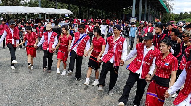 ချင်းမိုင်တွင် ကရင်နီရိုးရာ ဒီးကူပွဲတော် ကျင်းပ၊ စစ်ဘေးရှောင်နှင့် ပညာရေးအတွက် ရန်ပုံငွေ ရှာဖွေ သတင်းနှင့် မီဒီယာ ကွန်ရက်။ ၂၀၂၆ ခုနှစ်၊ စက်တင်ဘာလ ၂၈ ရက်။ ထိုင်းနိုင်ငံ၊ ချင်းမိုင်မြို့တွင် ကျင်းပသည့် ကရင်နီရိုးရာ အဲဒိုပေါမီ (ဒီးကူ) ပွဲတော်သည် ၅ နှစ်တာအတွင်း လူထောင်နှင့်ချီ တက်ရောက်ခဲ့ပြီး အစည်ကားဆုံးနှင့် အခမ်းနားဆုံးအဖြစ် အောင်မြင်စွာ ကျင်းပနိုင်ခဲ့ကြောင်း ပွဲစီစဉ်သူများက ပြောသည်။ အဆိုပါ ရိုးရာဒီးကူပွဲတော်ကို ချင်းမိုင်မြို့အနီး၊ ဒွယ်စကဲပ် (Doi Saket) မြို့နယ်ရှိ ရာဇမင်္ဂလ နည်းပညာတက္ကသိုလ် (RMUTL) ကျောင်းပရိဝုဏ်အတွင်း ကျင်းပခဲ့ခြင်းဖြစ်သည်။ ယခင်နှစ်များက မြို့တွင်း၌ ကျင်းပစဉ် ကြုံတွေ့ခဲ့ရသည့် နေရာကျဉ်းကျပ်မှုနှင့် အခက်အခဲများကို ကျော်လွှား ကာ ယခုနှစ်တွင် လွတ်လပ်စွာ ကျင်းပခွင့် ရရှိခဲ့ခြင်း ဖြစ်သည်။ ပွဲစီစဉ် ဦးဆောင်သူတစ်ဦးဖြစ်သည့် Karenni Community Chiangmai Thailand (KCCT) မှ တာဝန်ရှိသူ ဦးဗယ်လင်တိုင်းက “ဒီနေ့ကျင်းပတဲ့ အဲဒိုပေါမီ ဒီးကူပွဲကတော့ အရင်နှစ်တွေထက်တော့ တော်တော်လေး ထူး ခြားတာ ရှိပါတယ်။ အခု ဒီနှစ်မှာကျတော့ ဒီတောင်ပေါ် မြို့ပြင်နေရာမှာ ကျနော်တို့ နေရာရတဲ့အခါမှာ လွတ် လပ်စွာပဲ ဒီနေရာကို ပိုင်ဆိုင်တဲ့ တာဝန်ရှိသူတွေကလည်း ကျွန်တော်တို့ကို ၁၀၀ ရာခိုင်နှုန်း လွတ်လပ်ခွင့် ပေး ထားတယ်။ ‘စိတ်ကြိုက်ဆွဲပါ’ ဆိုတဲ့ ဟာမျိုးပေါ့။ ဒီနေ့ကတော့ အင်မတန်မှ ကြည်နူးစရာလည်း ရလိုက်တယ်၊ နောက် ပရိသတ်တွေလည်း ထောင်နဲ့ချီ လာတာပေါ့နော်။ အင်မတန်မှ အောင်မြင်တဲ့ နေ့တစ်နေ့ ဖြစ်လာပါ တယ်” ဟု ပြောသည်။ ၎င်းပွဲတော်သို့ ကရင်နီပြည် ကြားကာလအုပ်ချုပ်ရေးကောင်စီ (IEC) တာဝန်ရှိသူအချို့ တက်ရောက်ခဲ့ကြသည့် အပြင် နေရာပေးသည့် ထိုင်းတက္ကသိုလ်ဝင်း၏ ဥက္ကဋ္ဌနှင့် အကြီးဆုံး ကျောင်းထိုင် ဆရာတော်ကြီးများပါ တက် ရောက်ကာ အသိအမှတ်ပြု ပံ့ပိုးပေးခဲ့ကြသည်။ ထို့ပြင် ယခုပွဲတော်မှတစ်ဆင့် စစ်ဘေးဒဏ်သင့် ကရင်နီပြည်တွင်းရှိ စစ်ဘေးရှောင်များနှင့် ပညာရေးကဏ္ဍ အတွက် ရန်ပုံငွေများ ကောက်ခံသည့် အစီအစဉ်များလည်း ပြုလုပ်ခဲ့ကြပြီး ရရှိသည့် ရန်ပုံငွေများကို ကရင်နီ ပြည်တွင်းရှိ စစ်ဘေးရှောင်များထံသို့ တိုက်ရိုက် ကူညီပံ့ပိုးပေးသွားမည် ဟု ဆိုသည်။ တစ်ဖက်တွင်လည်း ပြည်ပရောက် ကရင်နီတက္ကသိုလ် ကျောင်းသူ/ကျောင်းသားများအဖွဲ့က ကရင်နီပြည်တွင်းရှိ အခြေခံပညာကျောင်းများအတွက် ရည်ရွယ်ကာ ရန်ပုံငွေ ရှာဖွေခဲ့ကြသည်။ ရန်ပုံငွေ အသုံးပြုမည့် အစီအစဉ်နှင့် ပတ်သက်၍ ပြည်ပရောက် ကရင်နီတက္ကသိုလ် ကျောင်းသူ/သားများ အဖွဲ့ဝင် မမော်လျားမြာက “ဒီနေ့ လာရတဲ့ အဓိက ရည်ရွယ်ချက်ကတော့ ကရင်နီပြည် လွိုင်ကော် အရှေ့ဘက် ခြမ်းက ကျောင်းတစ်ကျောင်းအတွက် အဓိက ရည်ရွယ်ပြီးတော့ လုပ်ထားတာ ဖြစ်တယ်။ ဘာဖြစ်လို့လဲဆို တော့ ဒီကျောင်းက လောလောလတ်လတ် ဒီ ဩဂုတ်လမှာ စစ်အုပ်စုတပ်ရဲ့ ဒရုန်းကြောင့် အရေးပေါ် အခြေ အနေကြောင့် တခြား လုံခြုံတဲ့နေရာကို ပြောင်းရွှေ့ရတယ်၊ အဲ့ဒါကြောင့်မို့ သူတို့ရဲ့ လိုအပ်ချက်တွေ အများကြီး ရှိနေတယ်ပေါ့နော်။ အဲ့ဒါကြောင့် ဒီရရှိလာတဲ့ ရန်ပုံငွေတွေကို အဲ့ဒီကျောင်းအတွက် အရင် စီစဉ်အသုံးချသွားမှာ ဖြစ်ပါတယ်” ဟု ပြောသည်။ ကရင်နီပြည်တွင်း၌ ကျောင်းပေါင်း ၄၀၀ ကျော်နှင့် ကျောင်းသား ၅ သောင်းကျော် ရှိနေပြီး စာရေးကိရိယာ၊ ပရိဘောဂနှင့် လုံခြုံရေးဆိုင်ရာ အရေးပေါ် လိုအပ်ချက်များစွာ ကြုံတွေ့နေရသည့်အတွက် ယခုကဲ့သို့ တစ်ဖက် တစ်လှမ်းမှ ကူညီဆောင်ရွက်နေခြင်း ဖြစ်သည်။ ချင်းမိုင်မြို့တွင် ၅ နှစ်တာအတွင်း အခမ်းနားဆုံးအဖြစ် ကျင်းပနိုင်ခဲ့သည့် အဆိုပါ ကရင်နီရိုးရာ ဒီးကူပွဲတော် သည် ရိုးရာဓလေ့ကို ထိန်းသိမ်းရုံသာမက ပြည်ပရောက် လူငယ်များနှင့် ပြည်တွင်းမှ စစ်ဘေးဒဏ်ခံ ပြည်သူများ အကြား စည်းလုံးညီညွတ်မှုနှင့် အပြန်အလှန် ချိတ်ဆက်ကူညီနိုင်မှုကို ထင်ဟပ်စေခဲ့သည်။ #ဒီးကူပွဲ