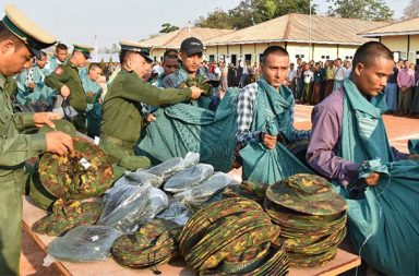 အဓမ္မ စစ်မှုထမ်းခေါ်ယူမှုကို စုပေါင်းဆန့်ကျင်ကြရန် NUG တိုက်တွန်း သတင်းနှင့် မီဒီယာ ကွန်ရက်။ ၂၀၂၆ ခုနှစ်၊ စက်တင်ဘာလ ၂၉ ရက်။ စစ်အုပ်စု၏ အဓမ္မ စစ်သားစုဆောင်းမှုကို တစ်ဦးတည်း ကိုယ်လွတ်မရုန်းဘဲ စုပေါင်းဆန့်ကျင်ကြရန်နှင့် တော်လှန်ရေးနယ်မြေများသို့ လာရောက်ပူးပေါင်းကြရန် အမျိုးသားညီညွတ်ရေးအစိုးရ (NUG) ကာကွယ်ရေး ဝန်ကြီးဌာနနှင့် တော်လှန်ရေးခေါင်းဆောင်များက တိုက်တွန်းနှိုးဆော်လိုက်သည်။ စစ်အုပ်စုသည် စစ်အင်အား လိုအပ်ချက်ကြောင့် နိုင်ငံအနှံ့ရှိ လူငယ်များကို ပြည်သူ့စစ်မှုထမ်းဥပဒေ အကြောင်းပြ၍ ဖိအားပေးဖမ်းဆီးခြင်း၊ ခြိမ်းခြောက်ခေါ်ဆောင်ခြင်းများ တွင်တွင်ကျယ်ကျယ် ပြုလုပ်နေသည့် အပြင် မြို့ပေါ်များတွင် သိန်းဆယ်ဂဏန်းမှ ရာဂဏန်းအထိ ငွေကြေးတောင်းခံပြီး ငွေမပေးနိုင်ပါက အတင်း အဓမ္မ စစ်မှုထမ်းအဖြစ် စုဆောင်းနေကြောင်း လူ့အခွင့်အရေး လှုပ်ရှားသူများက ပြောသည်။ စစ်အုပ်စုတပ်၏ လုပ်ရပ်သည် တရားဝင် လိုင်စင်ရ ပြန်ပေးဆွဲဂိုဏ်းကဲ့သို့ ပြုလုပ်နေခြင်းဖြစ်ပြီး တစ်ဦးတည်း ကိုယ်လွတ်ရုန်း၍ မရဘဲ အားလုံး အတူတကွ ဆန့်ကျင်ကြရန် ၈၈ မျိုးဆက် ကျောင်းသားခေါင်းဆောင် ဦးမင်းကိုနိုင်က ထောက်ပြထားသည်။ “တစ်ယောက်တည်း ကိုယ်လွတ်မရုန်းနဲ့၊ မရဘူး။ တစ်ယောက်တည်း ကိုယ်လွတ်ရုန်းတယ် ဆိုတာက လာဘ် ထိုးပြီးတော့ဗျာ ကာလတစ်ခု ရှောင်တာပေါ့။ မရဘူးလေ၊ လူဆိုတဲ့သဘောက ပေးနိုင်မှန်းသိရင် ပိုဆိုးမှာပဲ။ အဲတော့ ကျနော်တို့ တစ်ပြိုင်နက် တစ်ခဲနက် ဆန့်ကျင်ရမယ်” ဟု ဦးမင်းကိုနိုင်က ပြောသည်။ ထို့ပြင် စစ်အုပ်စုတပ်က စစ်မှုထမ်းဥပဒေကို အကြောင်းပြ၍ လူငယ်များကို ဖမ်းဆီးနေသည့် ရည်ရွယ်ချက်နှင့် ပတ်သက်၍လည်း ဦးမင်းကိုနိုင်က ဆက်ပြောသည်။ “သူတို့မှာ ရည်ရွယ်ချက် ၂ ခုရှိမယ်လို့ ကျနော်မြင်တယ်။ အဲဒါဘာလဲဆိုတော့ တစ်အချက်က သူတို့ရဲ့ ထောက် တိုင်တွေကို မွေးတာပဲ။ ဘာဖြစ်တာလဲဆိုတော့ တရားဝင်လိုင်စင်ရ ပြန်ပေးဆွဲဂိုဏ်းကြီးကို မြို့ပေါ်မှာ စိတ် ကြိုက်ပေါ့ ရမ်းကားခွင့် ရသွားတာပေါ့။ ကြည့်လေ၊ လူတစ်ယောက်ကို သိန်း သုံးလေး ငါးဆယ်ကနေ ရာနဲ့ ချီပြီးတော့ ငွေညှစ်လို့ရတယ်လေ။ ဆိုတော့ အဲဒီကောင်တွေက ခိုင်းတာ အကုန်လုပ်တော့မှာကိုး၊ ဒါလည်း ပါတယ်။ နောက်တစ်ခုက တကယ်လည်း လူလိုတယ်ပေါ့” စစ်အုပ်စုတပ်၏ ပြည်သူ့စစ်မှုထမ်း အစီအစဉ်သည် ၎င်းတို့ ရေရှည်ရပ်တည်နိုင်ရေးအတွက် အသက်ရှူပေါက် ဖြစ်သဖြင့် နည်းမျိုးစုံဖြင့် တိုက်ဖျက်ရန် လိုအပ် ကြောင်းနှင့် အဓမ္မ စစ်သားစုဆောင်းခံရမည့် အန္တရာယ်မှ လွတ် မြောက်အောင် တော်လှန်ရေးနယ်မြေများသို့ လာရောက်ကြရန် NUG ကာကွယ်ရေးဝန်ကြီး ဦးရည်မွန်ကလည်း လူငယ်များကို ဖိတ်ခေါ်ထားသည်။ “အဓမ္မ စစ်သားစုဆောင်းခံရဖို့ပေါ့ ကျနော်တို့ အန္တရာယ်ရှိနေတယ်ဆိုရင် ဒီလူငယ်တွေ အနေနဲ့ ဒီ တော်လှန်ရေး နယ်မြေတွေကို လာကြမလားပေါ့။ တော်လှန်ရေး နယ်မြေတွေကို လာမယ်ဆိုရင်လည်း ကျနော်တို့ ဖိတ်ခေါ် ထားတာရှိတယ်။” တော်လှန်ရေး အင်အားစုများရှိရာသို့ လာရောက်သူများအနေဖြင့် အသက်အန္တရာယ် လုံခြုံမှု ရရှိမည်ဖြစ်သကဲ့သို့ တိုက်ခိုက်ရေး တာဝန်တင်မကဘဲ အခြား ပညာရေး၊ ကျန်းမာရေးနှင့် လူထုဝန်ဆောင်မှု ကဏ္ဍမျိုးစုံတွင် ပါဝင်နိုင် ရန် စီစဉ်ပေးမည်ဟုလည်း NUG ဘက်က အာမခံထားသည်။ ဦးရည်မွန်က “တော်လှန်ရေး နယ်မြေရောက်ရင်လည်း ဒါ တိုက်ခိုက်ရေး တာဝန်ထမ်းဆောင်ချင်တယ် ဆိုရင် တော့ PDF သို့မဟုတ် ပကဖ မှာ ဝင်နိုင်အောင် ကျနော်တို့ စီစဉ်မှာပေါ့။ မဟုတ်ဘူး၊ တိုက်ခိုက်ရေး တာဝန်မျိုး မဟုတ်ဘူး၊ တခြား ကျနော်တို့ တာဝန်တွေ ထမ်းဆောင်ချင်တယ်။ ဥပမာ ပညာရေး ကိစ္စမျိုးပေါ့၊ ကလေးတွေ ကို ပညာသင်ကြားပေးဖို့ ကိစ္စမျိုးတွေမှာ တာဝန်ယူချင်တယ် ဆိုရင်လည်း အဆင်ပြေအောင် စီစဉ်မယ်ပေါ့။ လူထုရဲ့ ကျန်းမာရေး စောင့်ရှောက်မှုကိစ္စ ဒါမျိုးတွေမှာ ပါဝင်မလား၊ စစ်ဘေးရှောင် စောင့်ရှောက်ရေးကိစ္စ ဒါမျိုးတွေမှာ ပါဝင်မလား၊ လုပ်နိုင်အောင် ကျနော်တို့ စီစဉ်ပေးမှာ ဖြစ်ပါတယ်” ဟု ဆက် ပြောသည်။ စစ်အုပ်စုတပ်သည် ၂၀၁၀ ပြည့်နှစ်တွင် ပြဋ္ဌာန်းခဲ့သည့် ပြည်သူ့စစ်မှုထမ်းဥပဒေကို ၂၀၂၄ ခုနှစ် ဖေဖော်ဝါရီလ ၁၀ ရက်နေ့တွင် စတင် အသက်သွင်းခဲ့ပြီး၊ အမျိုးသား အသက် ၁၈ နှစ်မှ ၃၅ နှစ်၊ အမျိုးသမီး အသက် ၁၈ နှစ်မှ ၂၇ နှစ်အထိ စစ်မှုထမ်းရမည်ဟု သတ်မှတ်ခဲ့ခြင်း ဖြစ်သည်။ လက်ရှိတွင် စစ်အုပ်စုတပ်သည် စစ်မှုထမ်း သင်တန်းအပတ်စဉ်များကို အချိန်တိုအတွင်း အရှိန်အဟုန်မြှင့် ခေါ်ယူ နေပြီး မြို့ပေါ်နယ်မြေများ၌ ညဘက် ဧည့်စာရင်း စစ်ဆေးခြင်း၊ လမ်းဆုံလမ်းခွများတွင် ပိတ်ဆို့ဖမ်းဆီးခြင်းများ ပြုလုပ်၍ လူငယ်များကို စစ်သင်တန်းကျောင်းများသို့ အတင်းအဓမ္မ ပို့ဆောင်လျက်ရှိသည်။ အဆိုပါ ဥပဒေဖြင့် ၂၀၂၆ ခုနှစ် စက်တင်ဘာလအထိ စစ်သင်တန်း ၂၈ ကြိမ်အထိ ဖွင့်လှစ်ခဲ့ပြီး သင်တန်းအပတ် စဉ် တစ်ခုလျှင် စစ်သားသစ် ၅,၀၀၀ စုဆောင်းရန် သတ်မှတ်ထားသည်။ #စစ်မှုထမ်း