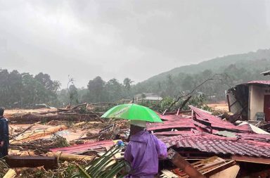 ထားဝယ်တွင် တောင်ပြို၍ ၁၇ ဦး သေဆုံးပြီး အရေးပေါ် ကူညီရေး လိုအပ်နေ သတင်းနှင့် မီဒီယာ ကွန်ရက်။ ၂၀၂၆ ခုနှစ်၊ စက်တင်ဘာလ ၂၉ ရက်။ တနင်္သာရီတိုင်း၊ ထားဝယ်ခရိုင်အတွင်း မိုးသည်းထန်စွာ အဆက်မပြတ် ရွာသွန်းမှုကြောင့် တောင်ပြိုမြေပိမှုများ ဆိုးရွားစွာ ဖြစ်ပွားခဲ့ရာ လက်ရှိအချိန်အထိ သေဆုံးသူ ၁၇ ဦးထက်မနည်း ရှိလာပြီး ပျောက်ဆုံးနေသူ ရာနှင့်ချီ ရှိနေကြောင်း ထားဝယ်ခရိုင် ဒီမိုကရေစီအရေးလှုပ်ရှားမှု သပိတ်ကော်မတီ (DDMSC) နှင့် ထားဝယ်အမျိုးသား အဖွဲ့ချုပ်တို့က ထုတ်ပြန်သည်။ စက်တင်ဘာလ ၂၆ ရက်နေ့မှစတင်၍ ထားဝယ်၊ သရက်ချောင်းနှင့် လောင်းလုံးမြို့နယ်များတွင် မိုးရွာသွန်းမှု ကြောင့် ရေကြီးရေလျှံမှုနှင့် တောင်ပြိုမှုများ ပြင်းထန်စွာ ဖြစ်ပေါ်ခဲ့ခြင်းဖြစ်သည်။ အထူးသဖြင့် လောင်းလုံး မြို့နယ် ကမ်းခြေတစ်လျှောက် တောင်ပိုင်းကျေးရွာပေါင်း ၅၀ ခန့်တွင် တောင်ပြိုကျမှုကြောင့် လူနေအိမ် ရာနှင့်ချီ မြေပိပျက်စီးခဲ့သည်ဟု ကြေညာချက်များတွင် ဖော်ပြသည်။ လောင်းလုံးမြို့နယ်အတွင်း ဖြစ်ပွားနေသည့် အခြေအနေနှင့် ပတ်သက်၍ DDMSC သတင်းနှင့် ပြန်ကြားရေး တာဝန်ခံ ကိုဘွန်းက ယခုကဲ့သို့ ပြောသည်။ “အဓိကတော့ ရေဘေးဆိုတာထက် ကျနော်တို့မှာ ဖြစ်တဲ့ပြဿနာကျတော့ တောင်ပြိုတဲ့ဘေးကို ခံရတာပေါ့ နော်။ တောင်ပြိုတဲ့ဒဏ် အဓိကခံရတာ။ ရေကကျတော့ မိုးလည်းစဲသွားပြီ၊ ဒီရေလည်း အကျဘက်ကို ရောက် နေတာဖြစ်တဲ့အတွက် ရေပြန်ကျနေပြီ။ ဒါပေမဲ့ အခုလက်ရှိ ဖြစ်နေတာ ဒီတောင်ပြိုလို့ မြေပိနေတဲ့ ပြဿနာ က ကျနော်တို့မှာ ကြီးကြီးမားမား ရှိသေးတယ်။ အဲ့ဒါက ဘယ်မှာလဲဆိုတော့ လောင်းလုံးမြို့နယ်ထဲမှာပေါ့နော် တောင်ပိုင်းတစ်ခြမ်းလုံး ပြောလို့ရတယ်။ ကားလမ်းတစ်လျှောက် ကျေးရွာပေါင်း ၅၀ လောက် ရှိမယ်။ အဲ့မှာ တောင်ပြိုပြီးတော့ မြေပိနေလို့ပဲ။ ထပ်ပြိုလာမှာလည်း ကျနော်တို့က စိုးရိမ်နေရသေးတယ်။” လက်ရှိတွင် ရုပ်အလောင်းများကို ဆက်လက် တူးဖော်ရရှိနေပြီး ပိတ်မိနေသူများလည်း ရှိနေသေးသဖြင့် သေဆုံး သူ အရေအတွက် ထပ်မံ မြင့်တက်လာနိုင်ကြောင်းဆိုသည်။ နေအိမ် ပျက်စီးမှုများပြားသည့် အခြေအနေကို လည်း ကိုဘွန်းက ယခုကဲ့သို့ ဆက်လက်ရှင်းပြသည်။ “၁၇ ယောက်ဆိုတာ ကျနော်တို့ အခု နောက်ဆုံးရရှိထားတဲ့ အချက်အလက်ပေါ့နော်။ ပျောက်ဆုံးနေတာက လည်း ဒါ ရာနဲ့ချီ ရှိတာဆိုတော့ သေဆုံးသူကတော့ ထပ်တိုးလာနိုင်တဲ့ အနေအထား ရှိပါတယ်။ နေအိမ်ပျက်စီး မှုရဲ့ အရေအတွက်ကကျတော့ ဒါ ရာနဲ့ချီ ရှိတယ်။ တချို့ရွာတွေမှာ ဆိုလို့ရှိရင် နေအိမ် အလုံး ၅၀ လောက် မြေ ထဲ ပိသွားတာမျိုး ရှိတယ်၊ တချို့ရွာတွေမှာ ဆိုရင် ၃၀၊ ၄၀ အများကြီးပဲပေါ့နော်။ အဲ့တော့ ၁၀၀ အထက်မှာပဲ ရှိတယ် နေအိမ်ပျက်စီးတာကလေ။” လက်ရှိ ကူညီကယ်ဆယ်ရေး လုပ်ငန်းများကို ဘေးဒဏ်သင့် ဒေသခံများနှင့် မြို့ပေါ် ကယ်ဆယ်ရေးအဖွဲ့ အနည်း ငယ်ကသာ ကိုယ်ထူကိုယ်ထ ဆောင်ရွက်နေရသဖြင့် ဝန်နှင့်အား မမျှတသည့် အခက်အခဲနှင့် ရင်ဆိုင်နေရသည်။ ကိုဘွန်းက “ကယ်ဆယ်ရေးတွေကိုကျတော့ ဒါကျနော်တို့ ဒေသခံတွေကပဲ ဒါကိုယ်ထူကိုယ်ထ လုပ်နေရတဲ့ အနေအထားပေါ့နော်။ ဒေသခံဆိုတဲ့ နေရာမှာ အဲ့ဒီ ဒေသခံကိုယ်တိုင်က သဘာဝဘေးဒဏ်သင့်ထားတဲ့ ဒေသခံ တွေကပဲ။ ဒါကယ်ဆယ်ရေး လုပ်နေရတဲ့ အနေအထား။ ထားဝယ်မြို့ပေါ်က ကယ်ဆယ်ရေးအဖွဲ့တွေလည်း လာကူပေမဲ့ ဖြစ်နေတဲ့ အခက်အခဲနဲ့ အဲ့ဒီ ရှိတဲ့အဖွဲ့တွေကကျတော့ ဝန်နဲ့အားနဲ့ လုံးဝမမျှဘူး။ အဲ့တော့ ကယ် ဆယ်ရေးအဖွဲ့တွေရဲ့ အကူအညီတွေကို ကျနော်တို့ အများကြီး လိုအပ်နေတဲ့ အနေအထားပါ” ဟု ပြော သည်။ ထို့ကြောင့် ရန်ကုန်၊ မန္တလေး၊ ပဲခူးတိုင်းနှင့် မွန်ပြည်နယ် အပါအဝင် တစ်နိုင်ငံလုံးရှိ လူမှုကူညီကယ်ဆယ်ရေး အဖွဲ့အစည်းများအနေဖြင့် ထားဝယ်ဒေသသို့ လာရောက်ကာ အရေးပေါ် ကူညီပေးကြရန် DDMSC က အကူ အညီတောင်းခံထားသည်။ ထို့ပြင် စစ်အုပ်စုတပ်အနေဖြင့်လည်း လာရောက်ကူညီသည့် ကယ်ဆယ်ရေးအဖွဲ့များ ကို ဟန့်တားပိတ်ပင်ခြင်း မပြုဘဲ လွတ်လပ်စွာ ကူညီခွင့်ပြုရန် တောင်းဆိုထားသည်။ လက်ရှိတွင် ထားဝယ်-မြိတ် ပြည်ထောင်စုလမ်းပိုင်းရှိ ကညင်ချောင်းတံတား ပျက်စီးသွားသဖြင့် လမ်းပန်းဆက် သွယ်ရေး ပြတ်တောက်နေသည့်အပြင် ဖုန်းနှင့် အင်တာနက်လိုင်းများလည်း ပြတ်တောက်နေသဖြင့် ဒေသခံ သောင်းနှင့်ချီမှာ သောက်သုံးရေနှင့် အရေးပေါ် စားနပ်ရိက္ခာများ အရေးတကြီး လိုအပ်လျက်ရှိသည်။ အခြားတစ်ဖက်တွင်လည်း မုတ္တမကွေ့အနီး ဖြစ်ပေါ်နေသည့် လေဖိအားနည်းရပ်ဝန်းသည် အားကောင်းသော မုန်တိုင်းငယ်အဖြစ်သို့ ရောက်ရှိလာနိုင်သဖြင့် မိုးလေဝသနှင့် ဇလဗေဒညွှန်ကြားမှုဦးစီးဌာနက အနီရောင်အဆင့် သတိပေးချက် ထုတ်ပြန်ထားသည်။ အဆိုပါ မုန်တိုင်းငယ်သည် လာမည့် ၄၈ နာရီအတွင်း သုံးခွနှင့် ကျိုက်ထိုမြို့တို့ကြားမှတစ်ဆင့် ပဲခူးနှင့် မကွေး တိုင်းတို့ဘက်သို့ ဖြတ်ကျော်နိုင်သဖြင့် မြစ်ဝကျွန်းပေါ်နှင့် ကမ်းရိုးတန်းဒေသ ပြည်သူများ ရုတ်တရက် ရေကြီး မြေပြိုမှု ဘေးအန္တရာယ်ကို အထူးသတိပြုကြရန် နှိုးဆော်ထားသည်။ #ထားဝယ်