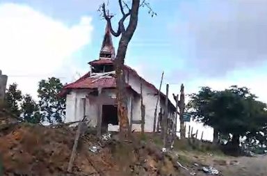 စစ်ကြောင်းထိုးလာ၍ ကန်ပက်လက်တွင် အရပ်သား ၁,၀၀၀ ကျော် စစ်ဘေးရှောင်နေရ သတင်းနှင့် မီဒီယာ ကွန်ရက်။ ၂၀၂၆ ခုနှစ်၊ စက်တင်ဘာလ ၃၀ ရက်။ ချင်းပြည်တောင်ပိုင်း၊ ကန်ပက်လက်မြို့နယ်၊ လောင်းရှည်-ကျင်ဒွေး လမ်းပိုင်းရှိ ကျေးရွာများအတွင်းသို့ စစ်အုပ်စုတပ် စစ်ကြောင်း ထိုးဝင်ရောက်လာသောကြောင့် မဆာတွီကျေးရွာ အပါအဝင် အနီးဝန်းကျင်ရှိ ကျေးရွာ ၇ ရွာမှ ဒေသခံပြည်သူ ၁,၀၀၀ ကျော် စစ်ဘေးလွတ်ရာသို့ တိမ်းရှောင်နေကြရသည်။ အဆိုပါ စစ်ကြောင်းမှာ အင်အား ၅၀၀ ကျော်ပါဝင်ပြီး တပ်မ ၇၇ ဗျူဟာမှူး ကိုယ်တိုင် ဦးစီးကာ ယောဒေသနယ် အနောက်တောင်ပိုင်းမှ ချင်းပြည်နယ်တောင်ပိုင်း ထိစပ်နယ်မြေများသို့ ထိုးစစ်ဆင်လာခြင်းဖြစ်သည်။ စက်တင်ဘာလ ၂၈ ရက်နေ့ မွန်းလွဲပိုင်းတွင် ကန်ပက်လက်မြို့နယ်အတွင်း အင်အား ၂၀၀ ကျော် ဝင်ရောက်လာ ပြီး မဆာတွီကျေးရွာတွင် တပ်စွဲထားကြောင်း ဒေသခံက ပြောသည်။ စစ်ကြောင်း ထိုးစစ်ဆင်မှု အခြေအနေနှင့် ပတ်သက်၍ ဒေသခံ တော်လှန်ရေး သတင်းအရင်းအမြစ် တစ်ဦးက “စစ်အုပ်စုတပ်က အင်အားတချို့ကို လောင်းရှည်မြို့နယ် ဆွဲလွဲကျင်းရွာ လမ်းဘက်မှာ ချန်ထားခဲ့တယ်။ အင် ဘူး၊ ဆွဲလွဲကျင်း၊ မဆာတွီ စတဲ့ ကျေးရွာတွေက ဒေသခံတွေ ထွက်ပြေးနေရပြီ။ စစ်ကြောင်းက လူတချို့ကို လည်း ဖမ်းဆီးထားတာမျိုးတွေ ရှိတယ်” ဟု ပြောသည်။ ထို့ပြင် စစ်အုပ်စုတပ်သည် ကျင်ဒွေးမြို့ဘက်မှ ဆင်းလာသည့် ဆိုင်ကယ် ၂ စီးနှင့် ပြည်သူ ၄ ဦးကို အင်ဘူး ကျေးရွာတွင် ဖမ်းဆီးထိန်းသိမ်းခဲ့ပြီး စစ်ကြောင်းနှင့်အတူ ခေါ်ဆောင်သွားသည့်အပြင် နောက်ထပ် ဒေသခံ ပြည်သူ အချို့ကိုလည်း ဆက်လက် ဖမ်းဆီးထားကြောင်း အဆိုပါ စစ်ရေးသတင်းရင်းမြစ်က ပြောသည်။ မြေပြင်စစ်ကြောင်း ထိုးလာမှုနှင့်အတူ စစ်အုပ်စုတပ်သည် ကန်ပက်လက်မြို့နယ်၊ အမှတ် (၆) ရှိ မဆာတွီကျေး ရွာသို့ လေကြောင်းမှပါ ၃ ရက်ဆက်တိုက် ဗုံးကြဲတိုက်ခိုက်ခဲ့ကြောင်း ဒေသတွင်းသတင်းဌာန အချို့က ဖော်ပြထားသည်။ စက်တင်ဘာလ ၂၆ ရက် မွန်းလွဲ ၁၂ နာရီဝန်းကျင်၊ စက်တင်ဘာလ ၂၇ ရက် မွန်းလွဲ ၁ နာရီဝန်းကျင်နှင့် စက်တင် ဘာလ ၂၈ ရက် ညနေ ၆ နာရီဝန်းကျင်တို့တွင် မကွေးလေတပ်မှ တက်လာသည့် ဖိုက်တာဂျက် ၁ စီးဖြင့် ကျေးရွာ အတွင်းသို့ ဆက်တိုက် ဗုံးကြဲခဲ့ခြင်းဖြစ်သည်။ ထိုသို့ လေကြောင်းမှ အကြိမ်ကြိမ် ဗုံးကြဲတိုက်ခိုက်ခံရမှုကြောင့် မဆာတွီကျေးရွာအတွင်း ထိခိုက်ပျက်စီးမှု အခြေအနေများကို အသေးစိတ် မသိရသေးသော်လည်း ကျေးရွာနေ ပြည်သူများမှာ ဆက်လက်နေထိုင်ရန် မဖြစ်နိုင်တော့ဘဲ ဘေးလွတ်ရာသို့ အလုံးအရင်းဖြင့် ထွက်ပြေးတိမ်းရှောင်နေကြရသည်။ လက်ရှိတွင် မဆာတွီကျေးရွာ အပါအဝင် အနီးဝန်းကျင်ရှိ အင်ဘူး၊ ဆွဲလွဲကျင်း၊ မကွေ့၊ ဆွေလွဲ၊ ပါးအောင်းနှင့် တဲဇင်း ကျေးရွာတို့မှ ဒေသခံ ၁,၀၀၀ ကျော် စစ်ဘေးလွတ်ရာသို့ တိမ်းရှောင်နေကြရပြီး စစ်အုပ်စုတပ်ဘက်မှ လေကြောင်း တိုက်ခိုက်မှုအချို့ပါ ပြုလုပ်လျက်ရှိသည်။ အဆိုပါ တပ်မ ၇၇ စစ်ကြောင်းသည် စက်တင်ဘာလ ၂၄ ရက်က အင်ဘူးကျေးရွာသို့ ရောက်ရှိနေသည့် အင်အား ၁၀၀ ကျော်ပါ စစ်ကြောင်းနှင့် စက်တင်ဘာလ ၂၆ ရက်နေ့တွင် ဆွဲလွဲကျင်းကျေးရွာဘက်သို့ ဝင်ရောက်လာသည့် အင်အား ၄၀၀ ပါ စစ်ကြောင်းတို့ ပူးပေါင်းထားခြင်း ဖြစ်ပြီး လက်ရှိတွင် အင်ဘူး၊ ဆွဲလွဲကျင်းနှင့် မဆာတွီ ကျေးရွာ ထိစပ်နယ်မြေများတွင် ဖြန့်ကျက် နေရာယူထားသည်။ ထိုစစ်ကြောင်းသည် မကင်းမီ ရက်ပိုင်းကလည်း ယောဒေသ ဆောမြို့နယ်၊ တောင်ဘို့ကြီးကျေးရွာအတွင်းသို့ ဝင်ရောက်ကာ လူနေအိမ်များကို မီးရှို့ဖျက်ဆီးခဲ့သဖြင့် ပြည်သူလူနေအိမ် ၁၀ လုံးထက်မနည်း မီးလောင်ကျွမ်း ပျက်စီးခဲ့ကြောင်း ဒေသခံများက ပြောသည်။ ဓာတ်ပုံ - (ပေးပို့ / စက်တင်ဘာလ ၂၆ ရက်က စစ်အုပ်စုတပ်၏ လေကြောင်းမှ ဗုံးကြဲတိုက်ခိုက်မှုကြောင့် မဆာတွီကျေးရွာအတွင်းက အပျက်အစီးများ) #ကန်ပက်လက်