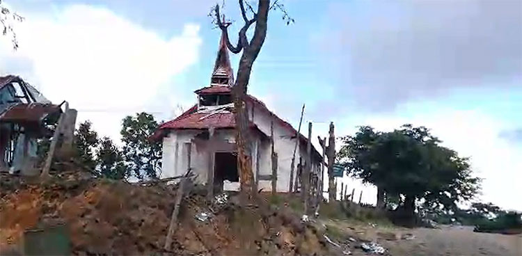 စစ်ကြောင်းထိုးလာ၍ ကန်ပက်လက်တွင် အရပ်သား ၁,၀၀၀ ကျော် စစ်ဘေးရှောင်နေရ သတင်းနှင့် မီဒီယာ ကွန်ရက်။ ၂၀၂၆ ခုနှစ်၊ စက်တင်ဘာလ ၃၀ ရက်။ ချင်းပြည်တောင်ပိုင်း၊ ကန်ပက်လက်မြို့နယ်၊ လောင်းရှည်-ကျင်ဒွေး လမ်းပိုင်းရှိ ကျေးရွာများအတွင်းသို့ စစ်အုပ်စုတပ် စစ်ကြောင်း ထိုးဝင်ရောက်လာသောကြောင့် မဆာတွီကျေးရွာ အပါအဝင် အနီးဝန်းကျင်ရှိ ကျေးရွာ ၇ ရွာမှ ဒေသခံပြည်သူ ၁,၀၀၀ ကျော် စစ်ဘေးလွတ်ရာသို့ တိမ်းရှောင်နေကြရသည်။ အဆိုပါ စစ်ကြောင်းမှာ အင်အား ၅၀၀ ကျော်ပါဝင်ပြီး တပ်မ ၇၇ ဗျူဟာမှူး ကိုယ်တိုင် ဦးစီးကာ ယောဒေသနယ် အနောက်တောင်ပိုင်းမှ ချင်းပြည်နယ်တောင်ပိုင်း ထိစပ်နယ်မြေများသို့ ထိုးစစ်ဆင်လာခြင်းဖြစ်သည်။ စက်တင်ဘာလ ၂၈ ရက်နေ့ မွန်းလွဲပိုင်းတွင် ကန်ပက်လက်မြို့နယ်အတွင်း အင်အား ၂၀၀ ကျော် ဝင်ရောက်လာ ပြီး မဆာတွီကျေးရွာတွင် တပ်စွဲထားကြောင်း ဒေသခံက ပြောသည်။ စစ်ကြောင်း ထိုးစစ်ဆင်မှု အခြေအနေနှင့် ပတ်သက်၍ ဒေသခံ တော်လှန်ရေး သတင်းအရင်းအမြစ် တစ်ဦးက “စစ်အုပ်စုတပ်က အင်အားတချို့ကို လောင်းရှည်မြို့နယ် ဆွဲလွဲကျင်းရွာ လမ်းဘက်မှာ ချန်ထားခဲ့တယ်။ အင် ဘူး၊ ဆွဲလွဲကျင်း၊ မဆာတွီ စတဲ့ ကျေးရွာတွေက ဒေသခံတွေ ထွက်ပြေးနေရပြီ။ စစ်ကြောင်းက လူတချို့ကို လည်း ဖမ်းဆီးထားတာမျိုးတွေ ရှိတယ်” ဟု ပြောသည်။ ထို့ပြင် စစ်အုပ်စုတပ်သည် ကျင်ဒွေးမြို့ဘက်မှ ဆင်းလာသည့် ဆိုင်ကယ် ၂ စီးနှင့် ပြည်သူ ၄ ဦးကို အင်ဘူး ကျေးရွာတွင် ဖမ်းဆီးထိန်းသိမ်းခဲ့ပြီး စစ်ကြောင်းနှင့်အတူ ခေါ်ဆောင်သွားသည့်အပြင် နောက်ထပ် ဒေသခံ ပြည်သူ အချို့ကိုလည်း ဆက်လက် ဖမ်းဆီးထားကြောင်း အဆိုပါ စစ်ရေးသတင်းရင်းမြစ်က ပြောသည်။ မြေပြင်စစ်ကြောင်း ထိုးလာမှုနှင့်အတူ စစ်အုပ်စုတပ်သည် ကန်ပက်လက်မြို့နယ်၊ အမှတ် (၆) ရှိ မဆာတွီကျေး ရွာသို့ လေကြောင်းမှပါ ၃ ရက်ဆက်တိုက် ဗုံးကြဲတိုက်ခိုက်ခဲ့ကြောင်း ဒေသတွင်းသတင်းဌာန အချို့က ဖော်ပြထားသည်။ စက်တင်ဘာလ ၂၆ ရက် မွန်းလွဲ ၁၂ နာရီဝန်းကျင်၊ စက်တင်ဘာလ ၂၇ ရက် မွန်းလွဲ ၁ နာရီဝန်းကျင်နှင့် စက်တင် ဘာလ ၂၈ ရက် ညနေ ၆ နာရီဝန်းကျင်တို့တွင် မကွေးလေတပ်မှ တက်လာသည့် ဖိုက်တာဂျက် ၁ စီးဖြင့် ကျေးရွာ အတွင်းသို့ ဆက်တိုက် ဗုံးကြဲခဲ့ခြင်းဖြစ်သည်။ ထိုသို့ လေကြောင်းမှ အကြိမ်ကြိမ် ဗုံးကြဲတိုက်ခိုက်ခံရမှုကြောင့် မဆာတွီကျေးရွာအတွင်း ထိခိုက်ပျက်စီးမှု အခြေအနေများကို အသေးစိတ် မသိရသေးသော်လည်း ကျေးရွာနေ ပြည်သူများမှာ ဆက်လက်နေထိုင်ရန် မဖြစ်နိုင်တော့ဘဲ ဘေးလွတ်ရာသို့ အလုံးအရင်းဖြင့် ထွက်ပြေးတိမ်းရှောင်နေကြရသည်။ လက်ရှိတွင် မဆာတွီကျေးရွာ အပါအဝင် အနီးဝန်းကျင်ရှိ အင်ဘူး၊ ဆွဲလွဲကျင်း၊ မကွေ့၊ ဆွေလွဲ၊ ပါးအောင်းနှင့် တဲဇင်း ကျေးရွာတို့မှ ဒေသခံ ၁,၀၀၀ ကျော် စစ်ဘေးလွတ်ရာသို့ တိမ်းရှောင်နေကြရပြီး စစ်အုပ်စုတပ်ဘက်မှ လေကြောင်း တိုက်ခိုက်မှုအချို့ပါ ပြုလုပ်လျက်ရှိသည်။ အဆိုပါ တပ်မ ၇၇ စစ်ကြောင်းသည် စက်တင်ဘာလ ၂၄ ရက်က အင်ဘူးကျေးရွာသို့ ရောက်ရှိနေသည့် အင်အား ၁၀၀ ကျော်ပါ စစ်ကြောင်းနှင့် စက်တင်ဘာလ ၂၆ ရက်နေ့တွင် ဆွဲလွဲကျင်းကျေးရွာဘက်သို့ ဝင်ရောက်လာသည့် အင်အား ၄၀၀ ပါ စစ်ကြောင်းတို့ ပူးပေါင်းထားခြင်း ဖြစ်ပြီး လက်ရှိတွင် အင်ဘူး၊ ဆွဲလွဲကျင်းနှင့် မဆာတွီ ကျေးရွာ ထိစပ်နယ်မြေများတွင် ဖြန့်ကျက် နေရာယူထားသည်။ ထိုစစ်ကြောင်းသည် မကင်းမီ ရက်ပိုင်းကလည်း ယောဒေသ ဆောမြို့နယ်၊ တောင်ဘို့ကြီးကျေးရွာအတွင်းသို့ ဝင်ရောက်ကာ လူနေအိမ်များကို မီးရှို့ဖျက်ဆီးခဲ့သဖြင့် ပြည်သူလူနေအိမ် ၁၀ လုံးထက်မနည်း မီးလောင်ကျွမ်း ပျက်စီးခဲ့ကြောင်း ဒေသခံများက ပြောသည်။ ဓာတ်ပုံ - (ပေးပို့ / စက်တင်ဘာလ ၂၆ ရက်က စစ်အုပ်စုတပ်၏ လေကြောင်းမှ ဗုံးကြဲတိုက်ခိုက်မှုကြောင့် မဆာတွီကျေးရွာအတွင်းက အပျက်အစီးများ) #ကန်ပက်လက်