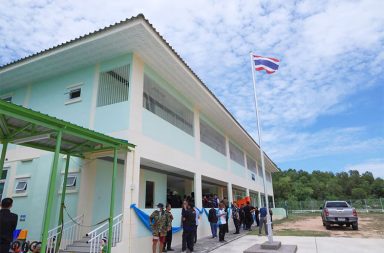 ထိုင်း မူကြိုကျောင်းအတွင်း အမျိုးသမီးတစ်ဦးကို ယောက်ျားဖြစ်သူ ရဲအရာရှိက သေနတ်ဖြင့် ပစ်သတ် သတင်းနှင့် မီဒီယာ ကွန်ရက်။ ၂၀၂၆ ခုနှစ်၊ စက်တင်ဘာ ၉ ရက်။ ထိုင်းနိုင်ငံ၊ ပတ္တယားကမ်းခြေအနီး ချွန်ဘူရီခရိုင်၊ ဘန်းလမုန်းမြို့နယ်ရှိ မူကြိုကျောင်း တစ်ကျောင်းအတွင်း စက်တင်ဘာလ ၉ ရက် ဒီနေ့နံနက်ပိုင်းက အမျိုးသမီးတစ်ဦး သေနတ်ဖြင့် ပစ်ခတ်ခံရပြီး သေဆုံးသွားခဲ့သည်။ သံသယရှိသူမှာ သေဆုံးသူ၏ ခင်ပွန်းဖြစ်သူ ဒုတိယရဲအုပ်တစ်ဦး ဖြစ်သည်။ အခင်းဖြစ်ပွားချိန်တွင် မူကြိုကျောင်းအတွင်းရှိ ကလေးငယ်များကို ဘေးလွတ်ရာသို့ အချိန်မီ ရွှေ့ပြောင်းပေးနိုင်ခဲ့သဖြင့် ထိခိုက်ဒဏ်ရာရရှိမှု မရှိခဲ့ပေ။ ဖြစ်စဉ်အပြီးတွင် မိဘများ ရောက်ရှိလာကာ ကလေးများကို ပြန်လည်ခေါ်ဆောင်သွားခဲ့ကြသည်။ သေဆုံးသူမှာ အသက် ၄၈ နှစ်အရွယ် မစ္စ ဖိုင်လင်း (Phailin) ဆိုသူ ဖြစ်ပြီး နံနက် ၁၁ နာရီဝန်းကျင်တွင် မူကြိုကျောင်း၏ ပထမထပ် ထမင်းစားဆောင်အတွင်း သေနတ်ဒဏ်ရာတစ်ချက်ဖြင့် သေဆုံးနေသည်ကို တွေ့ရှိခဲ့ရခြင်း ဖြစ်သည်။ အခင်းဖြစ်နေရာအနီးမှ ၉ မမ ကျည်ခွံတစ်ခုကိုလည်း သက်သေခံအဖြစ် သိမ်းဆည်းရမိခဲ့သည်။ မျက်မြင်သက်သေများ၏ ပြောကြားချက်အရ သံသယရှိသူသည် သေဆုံးသူနှင့် စကားပြောဆိုပြီးနောက် သေနတ်ဖြင့် ပစ်ခတ်ကာ မော်တော်ဆိုင်ကယ်ဖြင့် ပြန်လည်မောင်းနှင် ထွက်ပြေးသွားခဲ့ခြင်း ဖြစ်သည်။ ရဲတပ်ဖွဲ့က အမှုမှန်ပေါ်ပေါက်ရေးအတွက် ဆက်လက်စုံစမ်းစစ်ဆေးလျက် ရှိသည်။ #ချွန်ဘူရီခရိုင် #ဘန်းလမုန်းမြို့နယ်