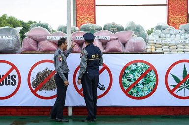 မူးယစ်ဆေးဝါး တိုက်ဖျက်ရန် ပျက်ကွက်သည့် နိုင်ငံစာရင်းတွင် မြန်မာအား အမေရိကန် ထည့်သွင်း သတင်းနှင့် မီဒီယာ ကွန်ရက်။ ၂၀၂၆ ခုနှစ်၊ စက်တင်ဘာလ ၁၇ ရက်။ အမေရိကန် အိမ်ဖြူတော်က ထုတ်ပြန်သည့် နှစ်စဉ် မူးယစ်ဆေးဝါး ထိန်းချုပ်ရေးဆိုင်ရာ အစီရင်ခံစာ၌ မြန်မာနိုင်ငံသည် နိုင်ငံတကာ မူးယစ်ဆေးဝါး တိုက်ဖျက်ရေး သဘောတူညီချက်များကို လိုက်နာရန်နှင့် အမေရိကန်နှင့် ပူးပေါင်းဆောင်ရွက်ရန် ထိရောက်စွာ ကြိုးပမ်းမှု မရှိဘဲ ပျက်ကွက်ခဲ့သည့် နိုင်ငံများစာရင်းတွင် ထည့်သွင်းဖော်ပြထားသည်။ အဆိုပါ အစီရင်ခံစာတွင် မြန်မာနိုင်ငံသည် အာရှဒေသအတွင်း စိတ်ကြွရူးသွပ်ဆေးပြား (Methamphetamine) အများဆုံး ထုတ်လုပ်ဖြန့်ဖြူးသည့် အဓိက ရင်းမြစ်ဖြစ်ကြောင်း ထောက်ပြထားသည်။ တားမြစ်ဆေးဝါး မှောင်ခိုကူးသူများကို အရေးယူဆောင်ရွက်သည့် မြန်မာအစိုးရ၏ ကြိုးပမ်းချက်များမှာ မမှန်မကန်ဘဲ အားနည်းနေသေးကြောင်း သုံးသပ်ထားသည်။ သို့သော် မြန်မာနိုင်ငံ၏ မူးယစ်ဆေးဝါး တိုက်ဖျက်ရေး ဆောင်ရွက်ချက်အများစုကို အလွန်အမင်း အနုတ်သဘောဆောင်သည်ဟု သတ်မှတ်ထားသော်လည်း၊ အစိုးရ၏ အတိုင်းအတာတစ်ခုအထိ ကြိုးပမ်းမှုကြောင့် ဘိန်းစိုက်ပျိုးမှုမှာ ယခင် အမြင့်ဆုံးအဆင့်ထက် ၈၀ ရာခိုင်နှုန်းကျော်အထိ လျှော့ချနိုင်ခဲ့ကြောင်း အစီရင်ခံစာ၌ အသိအမှတ်ပြု ဖော်ပြထားသည်။ အမေရိကန် ကွန်ဂရက်၏ ဥပဒေအရ ပြုစုရသည့် ယင်းအစီရင်ခံစာတွင် ကမ္ဘာပေါ်၌ မူးယစ်ဆေးဝါး အဓိက ထုတ်လုပ်သည့် သို့မဟုတ် ဖြတ်သန်းသယ်ဆောင်သည့် နိုင်ငံ ၂၀ ကို အမည်ပျက်စာရင်း သတ်မှတ်ထားပြီး မြန်မာနိုင်ငံသည် ပူးပေါင်းဆောင်ရွက်ရန် သိသိသာသာ ပျက်ကွက်ခဲ့သည့် နိုင်ငံအဖြစ် ဖော်ပြခံခဲ့ရခြင်းဖြစ်သည်။ အမေရိကန် ဥပဒေအရ မူးယစ်တိုက်ဖျက်ရေး ပျက်ကွက်သည်ဟု သတ်မှတ်ခံရသည့် နိုင်ငံများသည် အမေရိကန်ထံမှ ကူညီထောက်ပံ့ငွေများ ဖြတ်တောက်ခံရမည့် အန္တရာယ်နှင့် ရင်ဆိုင်ရလေ့ရှိသည်။ သို့သော် အမေရိကန် သမ္မတအနေဖြင့် အမျိုးသား အကျိုးစီးပွား လိုအပ်ချက်ပေါ် မူတည်၍ အဆိုပါ အကူအညီ ပိတ်ဆို့မှု ပြစ်ဒဏ်များကို ကင်းလွှတ်ခွင့်ပြုနိုင်သည့် အာဏာရှိသည်။ #မူးယစ်ဆေးဝါးတိုက်ဖျက်ရေး #Methamphetamine