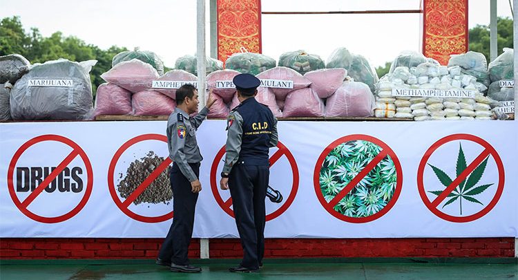 မူးယစ်ဆေးဝါး တိုက်ဖျက်ရန် ပျက်ကွက်သည့် နိုင်ငံစာရင်းတွင် မြန်မာအား အမေရိကန် ထည့်သွင်း သတင်းနှင့် မီဒီယာ ကွန်ရက်။ ၂၀၂၆ ခုနှစ်၊ စက်တင်ဘာလ ၁၇ ရက်။ အမေရိကန် အိမ်ဖြူတော်က ထုတ်ပြန်သည့် နှစ်စဉ် မူးယစ်ဆေးဝါး ထိန်းချုပ်ရေးဆိုင်ရာ အစီရင်ခံစာ၌ မြန်မာနိုင်ငံသည် နိုင်ငံတကာ မူးယစ်ဆေးဝါး တိုက်ဖျက်ရေး သဘောတူညီချက်များကို လိုက်နာရန်နှင့် အမေရိကန်နှင့် ပူးပေါင်းဆောင်ရွက်ရန် ထိရောက်စွာ ကြိုးပမ်းမှု မရှိဘဲ ပျက်ကွက်ခဲ့သည့် နိုင်ငံများစာရင်းတွင် ထည့်သွင်းဖော်ပြထားသည်။ အဆိုပါ အစီရင်ခံစာတွင် မြန်မာနိုင်ငံသည် အာရှဒေသအတွင်း စိတ်ကြွရူးသွပ်ဆေးပြား (Methamphetamine) အများဆုံး ထုတ်လုပ်ဖြန့်ဖြူးသည့် အဓိက ရင်းမြစ်ဖြစ်ကြောင်း ထောက်ပြထားသည်။ တားမြစ်ဆေးဝါး မှောင်ခိုကူးသူများကို အရေးယူဆောင်ရွက်သည့် မြန်မာအစိုးရ၏ ကြိုးပမ်းချက်များမှာ မမှန်မကန်ဘဲ အားနည်းနေသေးကြောင်း သုံးသပ်ထားသည်။ သို့သော် မြန်မာနိုင်ငံ၏ မူးယစ်ဆေးဝါး တိုက်ဖျက်ရေး ဆောင်ရွက်ချက်အများစုကို အလွန်အမင်း အနုတ်သဘောဆောင်သည်ဟု သတ်မှတ်ထားသော်လည်း၊ အစိုးရ၏ အတိုင်းအတာတစ်ခုအထိ ကြိုးပမ်းမှုကြောင့် ဘိန်းစိုက်ပျိုးမှုမှာ ယခင် အမြင့်ဆုံးအဆင့်ထက် ၈၀ ရာခိုင်နှုန်းကျော်အထိ လျှော့ချနိုင်ခဲ့ကြောင်း အစီရင်ခံစာ၌ အသိအမှတ်ပြု ဖော်ပြထားသည်။ အမေရိကန် ကွန်ဂရက်၏ ဥပဒေအရ ပြုစုရသည့် ယင်းအစီရင်ခံစာတွင် ကမ္ဘာပေါ်၌ မူးယစ်ဆေးဝါး အဓိက ထုတ်လုပ်သည့် သို့မဟုတ် ဖြတ်သန်းသယ်ဆောင်သည့် နိုင်ငံ ၂၀ ကို အမည်ပျက်စာရင်း သတ်မှတ်ထားပြီး မြန်မာနိုင်ငံသည် ပူးပေါင်းဆောင်ရွက်ရန် သိသိသာသာ ပျက်ကွက်ခဲ့သည့် နိုင်ငံအဖြစ် ဖော်ပြခံခဲ့ရခြင်းဖြစ်သည်။ အမေရိကန် ဥပဒေအရ မူးယစ်တိုက်ဖျက်ရေး ပျက်ကွက်သည်ဟု သတ်မှတ်ခံရသည့် နိုင်ငံများသည် အမေရိကန်ထံမှ ကူညီထောက်ပံ့ငွေများ ဖြတ်တောက်ခံရမည့် အန္တရာယ်နှင့် ရင်ဆိုင်ရလေ့ရှိသည်။ သို့သော် အမေရိကန် သမ္မတအနေဖြင့် အမျိုးသား အကျိုးစီးပွား လိုအပ်ချက်ပေါ် မူတည်၍ အဆိုပါ အကူအညီ ပိတ်ဆို့မှု ပြစ်ဒဏ်များကို ကင်းလွှတ်ခွင့်ပြုနိုင်သည့် အာဏာရှိသည်။ #မူးယစ်ဆေးဝါးတိုက်ဖျက်ရေး #Methamphetamine