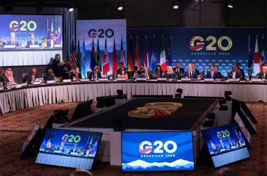 G20 အစည်းအဝေးတွင် တရုတ်၏ ကုန်သွယ်ရေး မူဝါဒများကို ထိန်းချုပ်ရန် သဘောတူ သတင်းနှင့် မီဒီယာ ကွန်ရက်။ ၂၀၂၆ ခုနှစ်၊ စက်တင်ဘာလ ၃ ရက်။ အမေရိကန်ပြည်ထောင်စု၌ ကျင်းပပြုလုပ်သည့် G20 ဘဏ္ဍာရေးဝန်ကြီးများနှင့် ဗဟိုဘဏ်ဥက္ကဋ္ဌများ အစည်းအဝေးတွင် တရုတ်နိုင်ငံ၏ စီးပွားရေးဆိုင်ရာ မူဝါဒများကို ထိန်းချုပ်ဆောင်ရွက်ရန် ကျန်အဖွဲ့ဝင် ၁၉ နိုင်ငံက သဘောတူညီခဲ့ကြသည်။ တရုတ်နိုင်ငံအနေဖြင့် ပြည်တွင်းစားသုံးမှု လျော့ကျနေချိန်တွင် လျှပ်စစ်ယာဉ်များ၊ ဆီမီးကွန်ဒတ်တာများနှင့် စက်မှုထုတ်ကုန်များကို ကမ္ဘာ့ဈေးကွက်အတွင်း ဈေးနှုန်းလျှော့ချ၍ အလွန်အကျွံ တင်ပို့နေသည်ဟု အမေရိကန်က ထောက်ပြသည်။ ထိုလုပ်ရပ်သည် ကမ္ဘာ့စီးပွားရေး မမျှတမှုကို ဖြစ်ပေါ်စေကြောင်း အမေရိကန် ဘဏ္ဍာရေးဝန်ကြီး စကော့ ဘက်ဆင့်န် (Scott Bessent) က ပြစ်တင်ဝေဖန်ခဲ့သည်။ G20 အစည်းအဝေး၏ ပူးတွဲထုတ်ပြန်ချက်တွင် တရုတ်နိုင်ငံ၏ ဈေးကွက်စီးပွားရေး မဟုတ်သော မူဝါဒများနှင့် အလွန်အကျွံ ပို့ကုန်တင်ပို့မှုများကို ပယ်ဖျက်ရန် တိုက်တွန်းထားသည်။ သို့သော်လည်း တရုတ်ဘက်က အဆိုပါထုတ်ပြန်ချက်ပါ အချက်အချို့ကို ကန့်ကွက်ခဲ့သည်။ ထို့အပြင် အမေရိကန်၏ အခွန်တိုးမြှင့်ကောက်ခံမှုများနှင့် အရှေ့အလယ်ပိုင်း ပဋိပက္ခများသည် ကမ္ဘာ့စီးပွားရေးတိုးတက်မှုကို အဟန့်အတားဖြစ်စေကြောင်း ဂျာမနီဘဏ္ဍာရေးဝန်ကြီးက ထောက်ပြပြောဆိုခဲ့သည်။ Photo:Reuters #G20