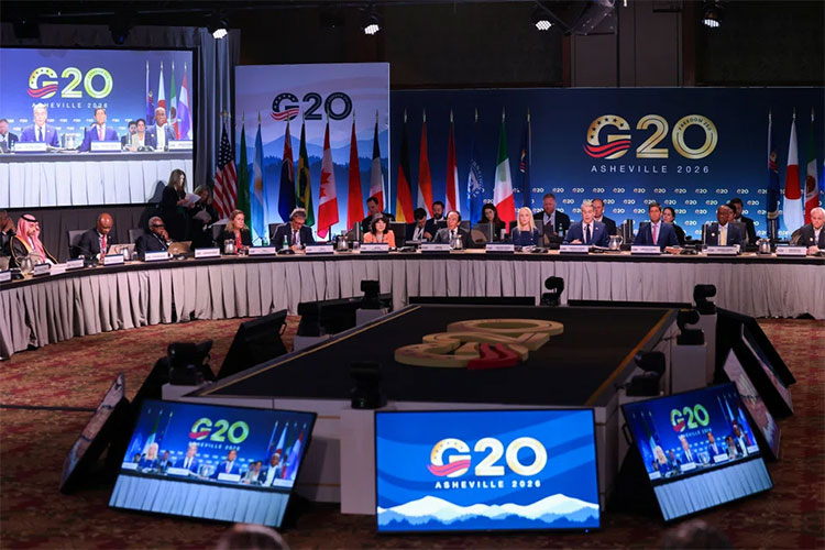 G20 အစည်းအဝေးတွင် တရုတ်၏ ကုန်သွယ်ရေး မူဝါဒများကို ထိန်းချုပ်ရန် သဘောတူ သတင်းနှင့် မီဒီယာ ကွန်ရက်။ ၂၀၂၆ ခုနှစ်၊ စက်တင်ဘာလ ၃ ရက်။ အမေရိကန်ပြည်ထောင်စု၌ ကျင်းပပြုလုပ်သည့် G20 ဘဏ္ဍာရေးဝန်ကြီးများနှင့် ဗဟိုဘဏ်ဥက္ကဋ္ဌများ အစည်းအဝေးတွင် တရုတ်နိုင်ငံ၏ စီးပွားရေးဆိုင်ရာ မူဝါဒများကို ထိန်းချုပ်ဆောင်ရွက်ရန် ကျန်အဖွဲ့ဝင် ၁၉ နိုင်ငံက သဘောတူညီခဲ့ကြသည်။ တရုတ်နိုင်ငံအနေဖြင့် ပြည်တွင်းစားသုံးမှု လျော့ကျနေချိန်တွင် လျှပ်စစ်ယာဉ်များ၊ ဆီမီးကွန်ဒတ်တာများနှင့် စက်မှုထုတ်ကုန်များကို ကမ္ဘာ့ဈေးကွက်အတွင်း ဈေးနှုန်းလျှော့ချ၍ အလွန်အကျွံ တင်ပို့နေသည်ဟု အမေရိကန်က ထောက်ပြသည်။ ထိုလုပ်ရပ်သည် ကမ္ဘာ့စီးပွားရေး မမျှတမှုကို ဖြစ်ပေါ်စေကြောင်း အမေရိကန် ဘဏ္ဍာရေးဝန်ကြီး စကော့ ဘက်ဆင့်န် (Scott Bessent) က ပြစ်တင်ဝေဖန်ခဲ့သည်။ G20 အစည်းအဝေး၏ ပူးတွဲထုတ်ပြန်ချက်တွင် တရုတ်နိုင်ငံ၏ ဈေးကွက်စီးပွားရေး မဟုတ်သော မူဝါဒများနှင့် အလွန်အကျွံ ပို့ကုန်တင်ပို့မှုများကို ပယ်ဖျက်ရန် တိုက်တွန်းထားသည်။ သို့သော်လည်း တရုတ်ဘက်က အဆိုပါထုတ်ပြန်ချက်ပါ အချက်အချို့ကို ကန့်ကွက်ခဲ့သည်။ ထို့အပြင် အမေရိကန်၏ အခွန်တိုးမြှင့်ကောက်ခံမှုများနှင့် အရှေ့အလယ်ပိုင်း ပဋိပက္ခများသည် ကမ္ဘာ့စီးပွားရေးတိုးတက်မှုကို အဟန့်အတားဖြစ်စေကြောင်း ဂျာမနီဘဏ္ဍာရေးဝန်ကြီးက ထောက်ပြပြောဆိုခဲ့သည်။ Photo:Reuters #G20