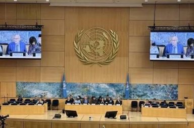 မြန်မာ့အရေး ICC သို့ လွှဲပြောင်းရန် ကုလသမဂ္ဂ လူ့အခွင့်အရေး မဟာမင်းကြီး တိုက်တွန်း သတင်းနှင့် မီဒီယာ ကွန်ရက်။ ၂၀၂၆ ခုနှစ်၊ စက်တင်ဘာလ ၉ ရက်။ မြန်မာနိုင်ငံ၏ အခြေအနေများကို အပြည်ပြည်ဆိုင်ရာ ရာဇဝတ်တရားရုံး (ICC) သို့ လွှဲပြောင်းပေးရန် ကုလသမဂ္ဂ လူ့အခွင့်အရေးဆိုင်ရာ မဟာမင်းကြီး ဗိုလ်ခါ တာ့ခ် (Volker Turk) က ကုလသမဂ္ဂ အဖွဲ့ဝင်နိုင်ငံများအား တနင်္လာနေ့တွင် တိုက်တွန်းတောင်းဆိုလိုက်သည်။ နှစ်ပေါင်းများစွာ လုပ်ဆောင်ခဲ့သည့် သံတမန်ရေး ကြိုးပမ်းမှုများသည် အကြမ်းဖက် ကျူးလွန်မှုများကို တားဆီးနိုင်ခြင်း မရှိသည့်အပြင်၊ ရိုဟင်ဂျာများ အပါအဝင် အရပ်သားများအပေါ် ကျူးလွန်ခဲ့သည့် ရာဇဝတ်မှုများအတွက်လည်း အပြစ်ပေး အရေးယူနိုင်ခဲ့ခြင်း မရှိကြောင်း ဂျနီဗာမြို့တွင် ကျင်းပသည့် (၆၃) ကြိမ်မြောက် ကုလသမဂ္ဂ လူ့အခွင့်အရေး ကောင်စီ အစည်းအဝေးတွင် မဟာမင်းကြီးက ပြောကြားခဲ့သည်။ မြန်မာနိုင်ငံတွင် လေကြောင်းတိုက်ခိုက်မှုများကြောင့် အရပ်သား သေဆုံးမှု အများဆုံး ဖြစ်ပွားနေပြီး အတည်ပြုနိုင်သည့် အရပ်သား သေဆုံးသူ ၁,၂၀၀ ကျော်နှင့် သတင်းရင်းမြစ်များ၏ ဖော်ပြချက်အရ ၃,၀၀၀ ကျော်အထိ ရှိနိုင်သည်ဟု ဆိုသည်။ ထို့ကြောင့် အပြည်ပြည်ဆိုင်ရာ ဥပဒေ ချိုးဖောက်မှုများကို အားပေးရာရောက်နေသည့် လက်နက်၊ ခဲယမ်း၊ လေယာဉ်ဆီနှင့် စစ်ဘက်သုံး ပစ္စည်းများ မြန်မာနိုင်ငံသို့ တင်ပို့နေခြင်းကို တားဆီးပေးကြရန်လည်း မဟာမင်းကြီးက တောင်းဆိုထားသည်။ ထို့အပြင် ရခိုင်ပြည်နယ်အတွင်းရှိ ရိုဟင်ဂျာများသည် မတရားဖမ်းဆီးမှု၊ ညှဉ်းပန်းနှိပ်စက်မှု၊ လိင်ပိုင်းဆိုင်ရာ အကြမ်းဖက်မှုနှင့် အဓမ္မ လုပ်အားပေး ခိုင်းစေမှု အစရှိသည့် စနစ်တကျ ကျူးလွန်သည့် လူ့အခွင့်အရေး ချိုးဖောက်မှုများနှင့် ရင်ဆိုင်နေရကြောင်း ထောက်ပြခဲ့သည်။ လက်ရှိ လုံခြုံရေး မရှိသေးသည့် အခြေအနေတွင် ဒုက္ခသည်များကို ပြန်လည် စေလွှတ်ခြင်းသည် နိုင်ငံတကာ၏ ဘေးအန္တရာယ်ရှိရာသို့ ပြန်မပို့ရေး မူဝါဒ (non-refoulement principle) ကို အကြီးအကျယ် ချိုးဖောက်ရာ ရောက်နိုင်ကြောင်းလည်း သတိပေးခဲ့သည်။ #ICC #မြန်မာ့အရေး #Volker_Turk