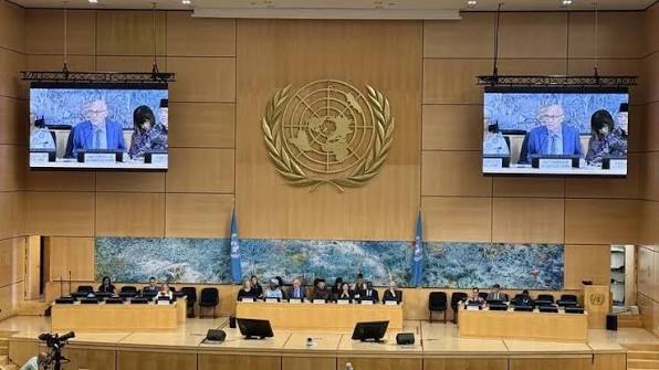 မြန်မာ့အရေး ICC သို့ လွှဲပြောင်းရန် ကုလသမဂ္ဂ လူ့အခွင့်အရေး မဟာမင်းကြီး တိုက်တွန်း သတင်းနှင့် မီဒီယာ ကွန်ရက်။ ၂၀၂၆ ခုနှစ်၊ စက်တင်ဘာလ ၉ ရက်။ မြန်မာနိုင်ငံ၏ အခြေအနေများကို အပြည်ပြည်ဆိုင်ရာ ရာဇဝတ်တရားရုံး (ICC) သို့ လွှဲပြောင်းပေးရန် ကုလသမဂ္ဂ လူ့အခွင့်အရေးဆိုင်ရာ မဟာမင်းကြီး ဗိုလ်ခါ တာ့ခ် (Volker Turk) က ကုလသမဂ္ဂ အဖွဲ့ဝင်နိုင်ငံများအား တနင်္လာနေ့တွင် တိုက်တွန်းတောင်းဆိုလိုက်သည်။ နှစ်ပေါင်းများစွာ လုပ်ဆောင်ခဲ့သည့် သံတမန်ရေး ကြိုးပမ်းမှုများသည် အကြမ်းဖက် ကျူးလွန်မှုများကို တားဆီးနိုင်ခြင်း မရှိသည့်အပြင်၊ ရိုဟင်ဂျာများ အပါအဝင် အရပ်သားများအပေါ် ကျူးလွန်ခဲ့သည့် ရာဇဝတ်မှုများအတွက်လည်း အပြစ်ပေး အရေးယူနိုင်ခဲ့ခြင်း မရှိကြောင်း ဂျနီဗာမြို့တွင် ကျင်းပသည့် (၆၃) ကြိမ်မြောက် ကုလသမဂ္ဂ လူ့အခွင့်အရေး ကောင်စီ အစည်းအဝေးတွင် မဟာမင်းကြီးက ပြောကြားခဲ့သည်။ မြန်မာနိုင်ငံတွင် လေကြောင်းတိုက်ခိုက်မှုများကြောင့် အရပ်သား သေဆုံးမှု အများဆုံး ဖြစ်ပွားနေပြီး အတည်ပြုနိုင်သည့် အရပ်သား သေဆုံးသူ ၁,၂၀၀ ကျော်နှင့် သတင်းရင်းမြစ်များ၏ ဖော်ပြချက်အရ ၃,၀၀၀ ကျော်အထိ ရှိနိုင်သည်ဟု ဆိုသည်။ ထို့ကြောင့် အပြည်ပြည်ဆိုင်ရာ ဥပဒေ ချိုးဖောက်မှုများကို အားပေးရာရောက်နေသည့် လက်နက်၊ ခဲယမ်း၊ လေယာဉ်ဆီနှင့် စစ်ဘက်သုံး ပစ္စည်းများ မြန်မာနိုင်ငံသို့ တင်ပို့နေခြင်းကို တားဆီးပေးကြရန်လည်း မဟာမင်းကြီးက တောင်းဆိုထားသည်။ ထို့အပြင် ရခိုင်ပြည်နယ်အတွင်းရှိ ရိုဟင်ဂျာများသည် မတရားဖမ်းဆီးမှု၊ ညှဉ်းပန်းနှိပ်စက်မှု၊ လိင်ပိုင်းဆိုင်ရာ အကြမ်းဖက်မှုနှင့် အဓမ္မ လုပ်အားပေး ခိုင်းစေမှု အစရှိသည့် စနစ်တကျ ကျူးလွန်သည့် လူ့အခွင့်အရေး ချိုးဖောက်မှုများနှင့် ရင်ဆိုင်နေရကြောင်း ထောက်ပြခဲ့သည်။ လက်ရှိ လုံခြုံရေး မရှိသေးသည့် အခြေအနေတွင် ဒုက္ခသည်များကို ပြန်လည် စေလွှတ်ခြင်းသည် နိုင်ငံတကာ၏ ဘေးအန္တရာယ်ရှိရာသို့ ပြန်မပို့ရေး မူဝါဒ (non-refoulement principle) ကို အကြီးအကျယ် ချိုးဖောက်ရာ ရောက်နိုင်ကြောင်းလည်း သတိပေးခဲ့သည်။ #ICC #မြန်မာ့အရေး #Volker_Turk
