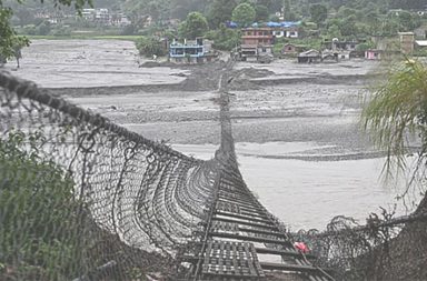 အိန္ဒိယနှင့် နီပေါတွင် ရေကြီးမြေပြိုမှုများကြောင့် လူ ၇၀ ထက်မနည်း သေဆုံး သတင်းနှင့် မီဒီယာ ကွန်ရက်။ ၂၀၂၆ ခုနှစ်၊ စက်တင်ဘာလ ၂၈ ရက်။ အိန္ဒိယနှင့် နီပေါနိုင်ငံတို့တွင် မိုးသည်းထန်စွာ ရွာသွန်းမှုကြောင့် ရေကြီးရေလျှံခြင်းနှင့် မြေပြိုမှုများ ဖြစ်ပွားခဲ့ရာ အနည်းဆုံး လူ ၇၀ သေဆုံးခဲ့ကြောင်း အာဏာပိုင်များက သတင်းထုတ်ပြန်သည်။ အိန္ဒိယနိုင်ငံ မြောက်ပိုင်း အုတာပဒေ့ရှ် (Uttar Pradesh) ပြည်နယ်တွင် နာရီ ၆၀ အတွင်း မိုးသည်းထန်စွာ ရွာသွန်းခဲ့မှုကြောင့် အနည်းဆုံး လူ ၅၆ ဦး သေဆုံး၊ ၄၆ ဦး ဒဏ်ရာရရှိကာ နေအိမ် ၁,၀၀၀ ကျော် ပျက်စီးခဲ့ရသည်။ ဂင်္ဂါမြစ် အပါအဝင် အဓိက မြစ်ကြီးများ၏ ရေအမှတ်မှာလည်း စိုးရိမ်ရေမှတ်ထက် ကျော်လွန်နေကြောင်း အိန္ဒိယ ဗဟိုရေအရင်းအမြစ် ကော်မရှင်က သတိပေးထားသည်။ တစ်ဖက်တွင်လည်း အိမ်နီးချင်း နီပေါနိုင်ငံ၌ အနည်းဆုံး လူ ၁၄ ဦး သေဆုံးပြီး ၁၁ ဦး ပျောက်ဆုံးနေသည်။ နီပေါနိုင်ငံတစ်ဝှမ်းရှိ ခရိုင် ၇၇ ခုအနက် ၄၉ ခုတွင် ရုတ်တရက် ရေကြီးရေလျှံမှုများ ထပ်မံဖြစ်ပွားနိုင်ကြောင်း သဘာဝဘေးအန္တရာယ် စီမံခန့်ခွဲရေး အာဏာပိုင်များက သတိပေးချက် ထုတ်ပြန်ထားသည်။ အဆိုပါ ရေကြီးရေလျှံမှုများကြောင့် နှစ်နိုင်ငံလုံးတွင် လျှပ်စစ်ဓာတ်အားလိုင်းများ ပြတ်တောက်ခြင်း၊ ဆက်သွယ်ရေး ကွန်ရက်များ ပျက်စီးခြင်းနှင့် ရေအားလျှပ်စစ် စီမံကိန်းအချို့ ထိခိုက်မှုများ ကြုံတွေ့နေရသဖြင့် သက်ဆိုင်ရာ အာဏာပိုင်များက အရေးပေါ် ကယ်ဆယ်ရေးနှင့် ထောက်ပံ့ရေး လုပ်ငန်းများကို လုပ်ဆောင်လျက်ရှိသည်။