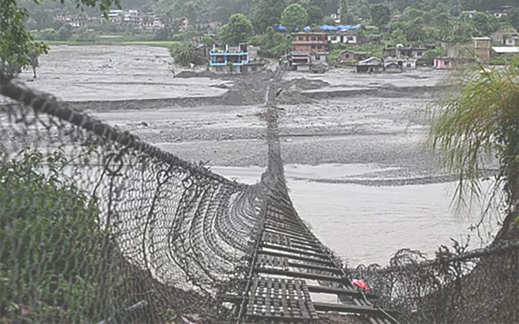 အိန္ဒိယနှင့် နီပေါတွင် ရေကြီးမြေပြိုမှုများကြောင့် လူ ၇၀ ထက်မနည်း သေဆုံး သတင်းနှင့် မီဒီယာ ကွန်ရက်။ ၂၀၂၆ ခုနှစ်၊ စက်တင်ဘာလ ၂၈ ရက်။ အိန္ဒိယနှင့် နီပေါနိုင်ငံတို့တွင် မိုးသည်းထန်စွာ ရွာသွန်းမှုကြောင့် ရေကြီးရေလျှံခြင်းနှင့် မြေပြိုမှုများ ဖြစ်ပွားခဲ့ရာ အနည်းဆုံး လူ ၇၀ သေဆုံးခဲ့ကြောင်း အာဏာပိုင်များက သတင်းထုတ်ပြန်သည်။ အိန္ဒိယနိုင်ငံ မြောက်ပိုင်း အုတာပဒေ့ရှ် (Uttar Pradesh) ပြည်နယ်တွင် နာရီ ၆၀ အတွင်း မိုးသည်းထန်စွာ ရွာသွန်းခဲ့မှုကြောင့် အနည်းဆုံး လူ ၅၆ ဦး သေဆုံး၊ ၄၆ ဦး ဒဏ်ရာရရှိကာ နေအိမ် ၁,၀၀၀ ကျော် ပျက်စီးခဲ့ရသည်။ ဂင်္ဂါမြစ် အပါအဝင် အဓိက မြစ်ကြီးများ၏ ရေအမှတ်မှာလည်း စိုးရိမ်ရေမှတ်ထက် ကျော်လွန်နေကြောင်း အိန္ဒိယ ဗဟိုရေအရင်းအမြစ် ကော်မရှင်က သတိပေးထားသည်။ တစ်ဖက်တွင်လည်း အိမ်နီးချင်း နီပေါနိုင်ငံ၌ အနည်းဆုံး လူ ၁၄ ဦး သေဆုံးပြီး ၁၁ ဦး ပျောက်ဆုံးနေသည်။ နီပေါနိုင်ငံတစ်ဝှမ်းရှိ ခရိုင် ၇၇ ခုအနက် ၄၉ ခုတွင် ရုတ်တရက် ရေကြီးရေလျှံမှုများ ထပ်မံဖြစ်ပွားနိုင်ကြောင်း သဘာဝဘေးအန္တရာယ် စီမံခန့်ခွဲရေး အာဏာပိုင်များက သတိပေးချက် ထုတ်ပြန်ထားသည်။ အဆိုပါ ရေကြီးရေလျှံမှုများကြောင့် နှစ်နိုင်ငံလုံးတွင် လျှပ်စစ်ဓာတ်အားလိုင်းများ ပြတ်တောက်ခြင်း၊ ဆက်သွယ်ရေး ကွန်ရက်များ ပျက်စီးခြင်းနှင့် ရေအားလျှပ်စစ် စီမံကိန်းအချို့ ထိခိုက်မှုများ ကြုံတွေ့နေရသဖြင့် သက်ဆိုင်ရာ အာဏာပိုင်များက အရေးပေါ် ကယ်ဆယ်ရေးနှင့် ထောက်ပံ့ရေး လုပ်ငန်းများကို လုပ်ဆောင်လျက်ရှိသည်။