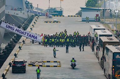 ကုလ ကန့်ကွက်သည့်ကြားမှ မြန်မာနိုင်ငံသား ၁,၅၀၀ နီးပါးအား မလေးရှား ပြန်လည်လွှဲပြောင်း သတင်းနှင့် မီဒီယာ ကွန်ရက်။ ၂၀၂၆ ခုနှစ် စက်တင်ဘာလ ၃၀ ရက်။ မလေးရှားအစိုးရသည် ကုလသမဂ္ဂနှင့် နိုင်ငံတကာ လူ့အခွင့်အရေး အဖွဲ့အစည်းများ၏ ကန့်ကွက်မှုများကြားမှ ကလေးငယ်များ ပါဝင်သည့် မြန်မာနိုင်ငံသား ၁,၅၀၀ နီးပါးအား စက်တင်ဘာ ၂၉ ရက်နေ့တွင် စစ်အုပ်စု၏ စစ်ရေယာဉ်များဖြင့် မြန်မာနိုင်ငံသို့ ပြန်လည်လွှဲပြောင်း ပို့ဆောင်ခဲ့ပါသည်။ ယခု လွှဲပြောင်းမှုသည် မလေးရှားနှင့် မြန်မာစစ်အုပ်စုတို့အကြား သဘောတူထားသည့် မြန်မာနိုင်ငံသား ၅,၀၀၀ အထိ ပြန်လည်ပို့ဆောင်ရေး အစီအစဉ်၏ ပထမဆုံးအဆင့် ဖြစ်သည်။ မလေးရှား ပြည်ထဲရေးဝန်ကြီးဌာန၏ ထုတ်ပြန်ချက်အရ ပို့ဆောင်ခံရသူများတွင် အမျိုးသား ၁,၃၇၀ ဦး၊ အမျိုးသမီး ၇၉ ဦး၊ ယောက်ျားလေး ၂၀ ဦးနှင့် မိန်းကလေး ၇ ဦး ပါဝင်သည်။ မလေးရှားဘက်က ယခု ပို့ဆောင်မှုသည် သဘောထားဆန္ဒအလျောက် ပြန်လည်ထွက်ခွာခြင်း ဖြစ်သည်ဟု ပြောဆိုသော်လည်း၊ ကုလသမဂ္ဂ ဒုက္ခသည်များဆိုင်ရာ မဟာမင်းကြီးရုံး (UNHCR) နှင့် အစိုးရမဟုတ်သော အဖွဲ့အစည်းများကမူ မြန်မာနိုင်ငံတွင် လက်နက်ကိုင် ပဋိပက္ခများ ပြင်းထန်နေဆဲ ဖြစ်သည့်အတွက် ဘေးကင်းလုံခြုံမှု မရှိကြောင်း ထောက်ပြထားကြသည်။ မလေးရှား အစိုးရကမူ ဒုက္ခသည် ဦးရေ များပြားလာခြင်းသည် နိုင်ငံ၏ နယ်စပ်လုံခြုံရေးနှင့် ဘဏ္ဍာရေးဆိုင်ရာ ဝန်ထုပ်ဝန်ပိုး ဖြစ်ပေါ်စေသည်ဟု အကြောင်းပြခဲ့ပါသည်။ ပြန်လည်ပို့ဆောင်ခံရသူများအနက် ရိုဟင်ဂျာ ဒုက္ခသည်များ ပါဝင်ခြင်း ရှိမရှိ တိတိကျကျ မသိရသေးသော်လည်း၊ UNHCR ဒုက္ခသည်အဖြစ် အသိအမှတ်ပြုခံထားရသူ အချို့နှင့် ခိုလှုံခွင့်တောင်းခံထားသူများ ပါဝင်နေကြောင်း ချင်းဒုက္ခသည်များဆိုင်ရာ တာဝန်ရှိသူများက အတည်ပြုထားပါသည်။ မြန်မာနိုင်ငံသို့ ပြန်လည်ရောက်ရှိပါက စစ်အုပ်စု၏ အဓမ္မ စစ်မှုထမ်းခိုင်းခြင်းခံရပြီး ရှေ့တန်းစစ်မျက်နှာစာများတွင် အသက်အန္တရာယ် ကြုံတွေ့ရနိုင်ကြောင်း လူ့အခွင့်အရေး အဖွဲ့အစည်းများက စိုးရိမ်မကင်း ထုတ်ပြန်ထားကြပါသည်။