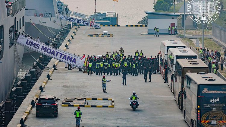 ကုလ ကန့်ကွက်သည့်ကြားမှ မြန်မာနိုင်ငံသား ၁,၅၀၀ နီးပါးအား မလေးရှား ပြန်လည်လွှဲပြောင်း သတင်းနှင့် မီဒီယာ ကွန်ရက်။ ၂၀၂၆ ခုနှစ် စက်တင်ဘာလ ၃၀ ရက်။ မလေးရှားအစိုးရသည် ကုလသမဂ္ဂနှင့် နိုင်ငံတကာ လူ့အခွင့်အရေး အဖွဲ့အစည်းများ၏ ကန့်ကွက်မှုများကြားမှ ကလေးငယ်များ ပါဝင်သည့် မြန်မာနိုင်ငံသား ၁,၅၀၀ နီးပါးအား စက်တင်ဘာ ၂၉ ရက်နေ့တွင် စစ်အုပ်စု၏ စစ်ရေယာဉ်များဖြင့် မြန်မာနိုင်ငံသို့ ပြန်လည်လွှဲပြောင်း ပို့ဆောင်ခဲ့ပါသည်။ ယခု လွှဲပြောင်းမှုသည် မလေးရှားနှင့် မြန်မာစစ်အုပ်စုတို့အကြား သဘောတူထားသည့် မြန်မာနိုင်ငံသား ၅,၀၀၀ အထိ ပြန်လည်ပို့ဆောင်ရေး အစီအစဉ်၏ ပထမဆုံးအဆင့် ဖြစ်သည်။ မလေးရှား ပြည်ထဲရေးဝန်ကြီးဌာန၏ ထုတ်ပြန်ချက်အရ ပို့ဆောင်ခံရသူများတွင် အမျိုးသား ၁,၃၇၀ ဦး၊ အမျိုးသမီး ၇၉ ဦး၊ ယောက်ျားလေး ၂၀ ဦးနှင့် မိန်းကလေး ၇ ဦး ပါဝင်သည်။ မလေးရှားဘက်က ယခု ပို့ဆောင်မှုသည် သဘောထားဆန္ဒအလျောက် ပြန်လည်ထွက်ခွာခြင်း ဖြစ်သည်ဟု ပြောဆိုသော်လည်း၊ ကုလသမဂ္ဂ ဒုက္ခသည်များဆိုင်ရာ မဟာမင်းကြီးရုံး (UNHCR) နှင့် အစိုးရမဟုတ်သော အဖွဲ့အစည်းများကမူ မြန်မာနိုင်ငံတွင် လက်နက်ကိုင် ပဋိပက္ခများ ပြင်းထန်နေဆဲ ဖြစ်သည့်အတွက် ဘေးကင်းလုံခြုံမှု မရှိကြောင်း ထောက်ပြထားကြသည်။ မလေးရှား အစိုးရကမူ ဒုက္ခသည် ဦးရေ များပြားလာခြင်းသည် နိုင်ငံ၏ နယ်စပ်လုံခြုံရေးနှင့် ဘဏ္ဍာရေးဆိုင်ရာ ဝန်ထုပ်ဝန်ပိုး ဖြစ်ပေါ်စေသည်ဟု အကြောင်းပြခဲ့ပါသည်။ ပြန်လည်ပို့ဆောင်ခံရသူများအနက် ရိုဟင်ဂျာ ဒုက္ခသည်များ ပါဝင်ခြင်း ရှိမရှိ တိတိကျကျ မသိရသေးသော်လည်း၊ UNHCR ဒုက္ခသည်အဖြစ် အသိအမှတ်ပြုခံထားရသူ အချို့နှင့် ခိုလှုံခွင့်တောင်းခံထားသူများ ပါဝင်နေကြောင်း ချင်းဒုက္ခသည်များဆိုင်ရာ တာဝန်ရှိသူများက အတည်ပြုထားပါသည်။ မြန်မာနိုင်ငံသို့ ပြန်လည်ရောက်ရှိပါက စစ်အုပ်စု၏ အဓမ္မ စစ်မှုထမ်းခိုင်းခြင်းခံရပြီး ရှေ့တန်းစစ်မျက်နှာစာများတွင် အသက်အန္တရာယ် ကြုံတွေ့ရနိုင်ကြောင်း လူ့အခွင့်အရေး အဖွဲ့အစည်းများက စိုးရိမ်မကင်း ထုတ်ပြန်ထားကြပါသည်။