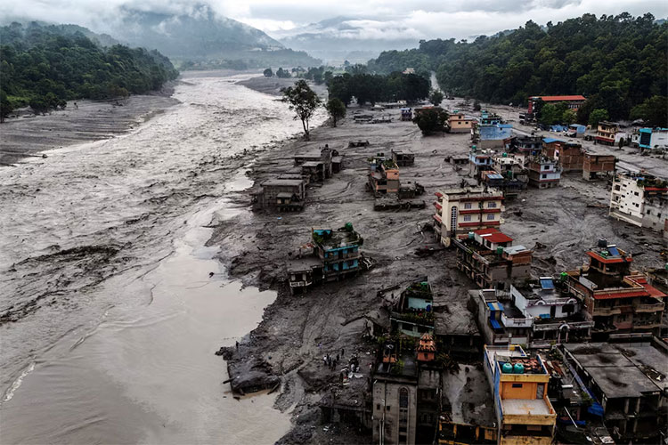 တရုတ်-နီပေါ ရေဘေးတွင် တရုတ်၏ သတင်းအချက်အလက် ထိန်းချုပ်မှုအပေါ် ဝေဖန်မှုများ ရှိနေ သတင်းနှင့် မီဒီယာ ကွန်ရက်။ ၂၀၂၆ ခုနှစ်၊ စက်တင်ဘာလ ၅ ရက်။ တရုတ်-နီပေါ နယ်စပ်ဒေသတွင် လူပေါင်း ရာနှင့်ချီ သေဆုံးခဲ့သည့် ရေကြီးရေလျှံမှုတွင် တရုတ်နိုင်ငံဘက်ခြမ်းမှ ထိခိုက်ခံစားရသူများနှင့် ပတ်သက်သည့် သတင်းအချက်အလက်များကို တရုတ်အစိုးရက တင်းကျပ်စွာ ထိန်းချုပ်ထားဆဲ ဖြစ်သည်ဟု AP သတင်း တပုဒ်တွင် ဖော်ပြထားသည်။ နှစ်နိုင်ငံပေါင်းစပ် စာရင်းများအရ သေဆုံးသူ ၁,၀၀၀ ကျော်နှင့် ပျောက်ဆုံးသူ ၄,၅၀၀ ထက်မနည်း ရှိနေသည့် အဆိုပါ ဘေးအန္တရာယ်တွင် တရုတ်အစိုးရသည် သဘာဝဘေးဖြစ်စဉ်များနှင့် ပတ်သက်၍ သတင်းအချက်အလက် စီးဆင်းမှုကို စိစစ်ကန့်သတ်လေ့ရှိသည့် အလေ့အထကို ထပ်မံပြသလိုက်ခြင်းလည်း ဖြစ်သည်ဟု AP သတင်းက ဆိုသည်။ တရုတ်အစိုးရသည် သေဆုံး၊ ပျောက်ဆုံးစာရင်းများကို ရက်ပေါင်းများစွာ အကြာမှတစ်ကြိမ် သတင်းထုတ်ပြန်လေ့ရှိသည်။ ရေဘေးသင့် ဒေသများသို့ သွားရောက်သတင်းယူခွင့်ကိုလည်း ထိပ်တန်း အစိုးရပိုင် မီဒီယာများ ဖြစ်သော ဆင်ဟွာနှင့် CCTV တို့ကိုသာ ခွင့်ပြုထားသည်။ ထို့ပြင် အဆိုပါ ထိပ်တန်း မီဒီယာများသည် ပျောက်ဆုံးနေသူများ သို့မဟုတ် ၎င်းတို့၏ ကျန်ရစ်သူ မိသားစုများ၏ အမည်နှင့် မျက်နှာများကို ဖော်ပြခြင်း မရှိဘဲ အကူအညီပေးရေးနှင့် ကယ်ဆယ်ရေးလုပ်ငန်းစဉ် အခြေအနေများကိုသာ အဓိကထား ထုတ်လွှင့်နေကြသည်။ အခြားတစ်ဖက်တွင်မူ အစိုးရ၏ တရားဝင် ထုတ်ပြန်ချက်များအပေါ် မေးခွန်းထုတ်သည့် လူမှုကွန်ရက် ပို့စ်များရေးသားခဲ့သူ အနည်းဆုံး ၁၀ ဦးထက်မနည်းကို တရုတ်နိုင်ငံတစ်ဝှမ်းတွင် ဖမ်းဆီးထိန်းသိမ်းခြင်း သို့မဟုတ် ဒဏ်ငွေရိုက်ခြင်းများ ပြုလုပ်ခဲ့ကြောင်း သတင်းများ ထွက်ပေါ်ခဲ့သည်။ ယင်းအခြေအနေသည် နီပေါနိုင်ငံဘက်ခြမ်းနှင့် များစွာ ကွဲပြားခြားနားနေသည်။ နီပေါအစိုးရသည် သေဆုံး/ပျောက်ဆုံးသူ စာရင်းများကို ပုံမှန် အသိပေးထုတ်ပြန်လျက်ရှိပြီး၊ သတင်းထောက်များနှင့် လူမှုကွန်ရက် အသုံးပြုသူများအား ကယ်ဆယ်ရေး လုပ်ငန်းစဉ်များကို လွတ်လပ်စွာ ရိုက်ကူးဖော်ပြခွင့် ပေးထားသည်။ တိဘက်ဒေသအတွင်း သေဆုံးသူ ၂၁ ဦးနှင့် ပျောက်ဆုံးသူ ၅၄၁ ဦး (နိုင်ငံခြားသား ၂၆၁ ဦး အပါအဝင်) ရှိကြောင်း အနီးစပ်ဆုံး တနင်္ဂနွေနေ့က ထုတ်ပြန်ခဲ့ပြီးနောက် တရုတ်အစိုးရသည် သေဆုံးသူ စာရင်းကို ဗုဒ္ဓဟူးနေ့အထိ ထပ်မံပြင်ဆင်ခြင်း မရှိခဲ့ပေ။ နောက်ဆုံး ရရှိသော သောကြာနေ့ညပိုင်း ထုတ်ပြန်ချက်တွင်မူ သေဆုံးသူ ၃၁ ဦးအထိ မြင့်တက်လာပြီး ၅၃၁ ဦး ပျောက်ဆုံးနေဆဲဖြစ်ကြောင်း ဖော်ပြထားသည်။ နီပေါအစိုးရသည် ကယ်ဆယ်ရရှိသူများ၏ အမည်စာရင်း ပါဝင်သော ဝဘ်ဆိုက်တစ်ခုကို ထူထောင်ပေးထားပြီး ကယ်ဆယ်ရေးလုပ်ငန်းစဉ်များကို အချိန်နှင့်အမျှ ထုတ်ပြန်ပေးနေသည်။ နီပေါနှင့် နိုင်ငံခြားသတင်းထောက်များအား ရေဘေးသင့်ဒေသများ၊ ကယ်ဆယ်ရေး စခန်းများနှင့် အစုလိုက်သဂြိုဟ်သည့် နေရာများသို့ သွားရောက်သတင်းယူခွင့် ပြုထားသည်။ သို့သော် တရုတ်ဘက်ခြမ်းတွင်မူ ဆင်ဟွာ (Xinhua) နှင့် CCTV အစိုးရပိုင် မီဒီယာနှစ်ခုမှ သတင်းထောက် အနည်းငယ်မှလွဲ၍ ကျန်သူများအား ဝင်ရောက်ခွင့် ပိတ်ပင်ထားသည်။ Associated Press (AP) သတင်းဌာနက သွားရောက်သတင်းယူခွင့် တောင်းခံခဲ့သော်လည်း ခွင့်ပြုမိန့် မရရှိခဲ့ဟု ဆိုသည်။ အထူးသဖြင့် တိဘက်ဒေသသည် သတင်းအချက်အလက် အဆက်အသွယ်နှင့် ခရီးသွားလာခွင့်များကို တင်းကျပ်စွာ ထိန်းချုပ်ထားလေ့ရှိသည့် ဒေသတစ်ခု ဖြစ်သည်။ ဂြိုဟ်တုနှင့် ဒရုန်းများသုံး၍ ကယ်ဆယ်ရေးဆောင်ရွက်မှုများ၊ ရဲတပ်ဖွဲ့၏ ကူညီပေးမှုများကိုသာ CCTV က အဓိကပုံဖော် ထုတ်လွှင့်နေသည်။ အချို့သော တရုတ်သတင်းထောက်များသည် သေဆုံးသူများ၏ မိသားစုဝင်များကို တွေ့ဆုံမေးမြန်းခြင်း မပြုရန်နှင့် ဆင်းဟွာသတင်းဌာနမှ အချက်အလက်များကိုသာ အသုံးပြုရန် ညွှန်ကြားခံထားရ သည်ဟု လူ့အခွင့်အရေး စောင့်ကြည့်လေ့လာရေးအဖွဲ့ (HRW) က ပြောသည်။ #နီပေါ