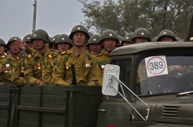 မြောက်ကိုရီးယား စစ်သုံ့ပန်း ၂ ဦးအား ယူကရိန်းက တောင်ကိုရီးယားသို့ လွှဲပြောင်းပေး သတင်းနှင့် မီဒီယာ ကွန်ရက်။ ၂၀၂၆ ခုနှစ်၊ စက်တင်ဘာလ ၂၄ ရက်။ ရုရှား-ယူကရိန်း စစ်ပွဲအတွင်း အရှင်ဖမ်းဆီးရမိခဲ့သည့် မြောက်ကိုရီးယား စစ်သုံ့ပန်း နှစ်ဦးကို တောင်ကိုရီးယားနိုင်ငံသို့ လွှဲပြောင်းပေးလိုက်ပြီဖြစ်ကြောင်း ယူကရိန်း သမ္မတ ဗိုလိုဒီမီယာ ဇယ်လန်းစကီး က ထုတ်ဖော်ပြောကြားလိုက်သည်။ နယူးယောက်မြို့၌ ကျင်းပလျက်ရှိသည့် ကုလသမဂ္ဂ အထွေထွေညီလာခံ မိန့်ခွန်းတွင် သမ္မတ ဇယ်လန်းစကီး က ယူကရိန်းစစ်တပ်က ဖမ်းဆီးထားသည့် မြောက်ကိုရီးယား စစ်သုံ့ပန်း နှစ်ဦးကို တောင်ကိုရီးယားနိုင်ငံသို့ လွှဲပြောင်းပေးပို့ခဲ့ပြီးဖြစ်ကြောင်း တရားဝင် အတည်ပြုခဲ့ခြင်း ဖြစ်သည်။ ၎င်း စစ်သားနှစ်ဦးသည် လွန်ခဲ့သည့်နှစ် ဇန်နဝါရီလအတွင်း ရုရှားနိုင်ငံ ကာ့စ်ခ် (Kursk) ဒေသ တိုက်ပွဲများ၌ ဖမ်းဆီးခံခဲ့ရသူများ ဖြစ်သည်။ ဖမ်းဆီးခံရစဉ်အတွင်း စစ်သားတစ်ဦးမှာ မိမိကိုယ်ကို အဆုံးစီရင်ရန်အထိ ကြိုးပမ်းခဲ့သည်ဟု ဆိုသည်။ မူလက အဆိုပါ စစ်သုံ့ပန်းများကို ရုရှားထံ ရောက်ရှိနေသည့် ယူကရိန်း စစ်သုံ့ပန်းများနှင့် လဲလှယ်ရန် စဉ်းစားခဲ့သော်လည်း၊ လူ့အခွင့်အရေး အဖွဲ့အစည်းများ၏ သတိပေးမှုများနှင့် အဆိုပါ စစ်သားများ၏ တောင်ကိုရီးယားတွင် ခိုလှုံလိုသည့် ဆန္ဒအရ တောင်ကိုရီးယားနိုင်ငံသို့ လွှဲပြောင်းပေးခဲ့ခြင်း ဖြစ်သည်။ တောင်ကိုရီးယား အစိုးရကလည်း ရုရှားဘက်မှ ဝင်ရောက်တိုက်ခိုက်ပေးခဲ့သည့် မြောက်ကိုရီးယား စစ်သုံ့ပန်းများကို လက်ခံသွားမည်ဖြစ်ပြီး မြောက်ကိုရီးယားသို့ ပြန်လည်လွှဲပြောင်းပေးမည် မဟုတ်ကြောင်း လွန်ခဲ့သည့် ဇွန်လအတွင်းက ထုတ်ပြန်ထားခဲ့သည်။ ယူကရိန်းနှင့် တောင်ကိုရီးယား သတင်းရင်းမြစ်များ၏ ခန့်မှန်းချက်အရ မြောက်ကိုရီးယားသည် ၂၀၂၄ ခုနှစ်မှစ၍ ရုရှားအား ကူညီရန် စစ်သည်အင်အား ၁၄,၀၀၀ မှ ၁၅,၀၀၀ ဝန်းကျင်နှင့် လက်နက်ခဲယမ်း အမြောက်အမြား ပံ့ပိုးပေးထားသည်။