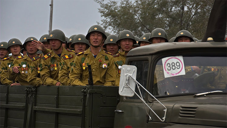 မြောက်ကိုရီးယား စစ်သုံ့ပန်း ၂ ဦးအား ယူကရိန်းက တောင်ကိုရီးယားသို့ လွှဲပြောင်းပေး သတင်းနှင့် မီဒီယာ ကွန်ရက်။ ၂၀၂၆ ခုနှစ်၊ စက်တင်ဘာလ ၂၄ ရက်။ ရုရှား-ယူကရိန်း စစ်ပွဲအတွင်း အရှင်ဖမ်းဆီးရမိခဲ့သည့် မြောက်ကိုရီးယား စစ်သုံ့ပန်း နှစ်ဦးကို တောင်ကိုရီးယားနိုင်ငံသို့ လွှဲပြောင်းပေးလိုက်ပြီဖြစ်ကြောင်း ယူကရိန်း သမ္မတ ဗိုလိုဒီမီယာ ဇယ်လန်းစကီး က ထုတ်ဖော်ပြောကြားလိုက်သည်။ နယူးယောက်မြို့၌ ကျင်းပလျက်ရှိသည့် ကုလသမဂ္ဂ အထွေထွေညီလာခံ မိန့်ခွန်းတွင် သမ္မတ ဇယ်လန်းစကီး က ယူကရိန်းစစ်တပ်က ဖမ်းဆီးထားသည့် မြောက်ကိုရီးယား စစ်သုံ့ပန်း နှစ်ဦးကို တောင်ကိုရီးယားနိုင်ငံသို့ လွှဲပြောင်းပေးပို့ခဲ့ပြီးဖြစ်ကြောင်း တရားဝင် အတည်ပြုခဲ့ခြင်း ဖြစ်သည်။ ၎င်း စစ်သားနှစ်ဦးသည် လွန်ခဲ့သည့်နှစ် ဇန်နဝါရီလအတွင်း ရုရှားနိုင်ငံ ကာ့စ်ခ် (Kursk) ဒေသ တိုက်ပွဲများ၌ ဖမ်းဆီးခံခဲ့ရသူများ ဖြစ်သည်။ ဖမ်းဆီးခံရစဉ်အတွင်း စစ်သားတစ်ဦးမှာ မိမိကိုယ်ကို အဆုံးစီရင်ရန်အထိ ကြိုးပမ်းခဲ့သည်ဟု ဆိုသည်။ မူလက အဆိုပါ စစ်သုံ့ပန်းများကို ရုရှားထံ ရောက်ရှိနေသည့် ယူကရိန်း စစ်သုံ့ပန်းများနှင့် လဲလှယ်ရန် စဉ်းစားခဲ့သော်လည်း၊ လူ့အခွင့်အရေး အဖွဲ့အစည်းများ၏ သတိပေးမှုများနှင့် အဆိုပါ စစ်သားများ၏ တောင်ကိုရီးယားတွင် ခိုလှုံလိုသည့် ဆန္ဒအရ တောင်ကိုရီးယားနိုင်ငံသို့ လွှဲပြောင်းပေးခဲ့ခြင်း ဖြစ်သည်။ တောင်ကိုရီးယား အစိုးရကလည်း ရုရှားဘက်မှ ဝင်ရောက်တိုက်ခိုက်ပေးခဲ့သည့် မြောက်ကိုရီးယား စစ်သုံ့ပန်းများကို လက်ခံသွားမည်ဖြစ်ပြီး မြောက်ကိုရီးယားသို့ ပြန်လည်လွှဲပြောင်းပေးမည် မဟုတ်ကြောင်း လွန်ခဲ့သည့် ဇွန်လအတွင်းက ထုတ်ပြန်ထားခဲ့သည်။ ယူကရိန်းနှင့် တောင်ကိုရီးယား သတင်းရင်းမြစ်များ၏ ခန့်မှန်းချက်အရ မြောက်ကိုရီးယားသည် ၂၀၂၄ ခုနှစ်မှစ၍ ရုရှားအား ကူညီရန် စစ်သည်အင်အား ၁၄,၀၀၀ မှ ၁၅,၀၀၀ ဝန်းကျင်နှင့် လက်နက်ခဲယမ်း အမြောက်အမြား ပံ့ပိုးပေးထားသည်။