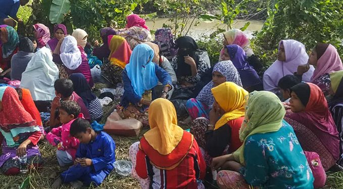 ရိုဟင်ဂျာ ဒုက္ခသည်များပြန်ပို့မည့် အစီအစဉ် ရပ်ဆိုင်းရန် အရပ်ဘက်အဖွဲ့ ၁၆၆ ဖွဲ့ တောင်းဆို သတင်းနှင့် မီဒီယာ ကွန်ရက်။ ၂၀၂၆ ခုနှစ်၊ စက်တင်ဘာလ ၂၅ ရက်။ မလေးရှားနိုင်ငံ၌ ရောက်ရှိနေသည့် ရိုဟင်ဂျာ ဒုက္ခသည်များအား မြန်မာနိုင်ငံသို့ ပြန်လည်လွှဲပြောင်းပေးမည့် အစီအစဉ်ကို အမြန်ဆုံး ရပ်ဆိုင်းရန် အရပ်ဘက် အဖွဲ့အစည်း ၁၆၆ ဖွဲ့က မလေးရှား ဝန်ကြီးချုပ် အန်ဝါ အီဘရာဟင် (Anwar Ibrahim) ထံ တောင်းဆိုလိုက်သည်။ အကူအညီပေးရေး အဖွဲ့အစည်းများ၏ ပူးတွဲထုတ်ပြန်ချက်တွင် မြန်မာနိုင်ငံသို့ ပြန်လည်ပို့ဆောင်ခံရပါက ဒုက္ခသည်များအနေဖြင့် အကြမ်းဖက် ဖိနှိပ်မှုများနှင့် ရင်ဆိုင်ရမည့်အပြင် စစ်အုပ်စုနှင့် ရက္ခိုင့်တပ်တော် (AA) တို့၏ အတင်းအဓမ္မ စစ်မှုထမ်းခိုင်းစေခြင်းကိုပါ ခံရနိုင်ကြောင်း သတိပေးထားသည်။ မလေးရှားအစိုးရသည် ထိန်းသိမ်းရေးစခန်းများရှိ ဒုက္ခသည် ၅,၀၀၀ နီးပါးအား ပြန်လည်ပို့ဆောင်ရန် စစ်အုပ်စုနှင့် သဘောတူညီထားပြီး၊ ပထမအသုတ်အဖြစ် လူ ၁,၄၀၀ ကျော်အား စက်တင်ဘာ ၂၉ ရက်တွင် မြန်မာစစ်သင်္ဘောများဖြင့် စတင်ပြန်ပို့ရန် စီစဉ်နေခြင်းဖြစ်သည်။ ထို့ပြင် ဝန်ကြီးချုပ် အန်ဝါ အီဘရာဟင်က ဒုက္ခသည်အရေး ဆွေးနွေးရန် စစ်ကောင်စီခေါင်းဆောင် မင်းအောင်လှိုင်အား မလေးရှားသို့ ဖိတ်ခေါ်မည်ဟုပါ ပြောကြားခဲ့သည်။ မလေးရှား အရပ်ဘက် အဖွဲ့အစည်းများကမူ စစ်အုပ်စု ခေါင်းဆောင်အား ဖိတ်ခေါ်ခြင်းနှင့် ဒုက္ခသည်များအား အတင်းအဓမ္မ ပြန်လည်ပို့ဆောင်ခြင်းတို့သည် မလေးရှား၏ နိုင်ငံတကာ ဂုဏ်သိက္ခာကို ထိခိုက်စေပြီး မြန်မာစစ်တပ်၏ လူမျိုးတုံး သတ်ဖြတ်မှုများတွင် ပူးပေါင်းဆောင်ရွက်ရာ ရောက်နေကြောင်း ပြင်းပြင်းထန်ထန် ဝေဖန်ထားသည်။ သို့ဖြစ်ပါ၍ မြန်မာနိုင်ငံအတွင်းရှိ အခြေအနေများကို ဘက်စုံစိစစ် သုံးသပ်ခြင်း မပြုမီ ဒုက္ခသည် ပြန်လည်ပို့ဆောင်ရေး အစီအစဉ် အားလုံးကို ချက်ချင်း ရပ်ဆိုင်းထားရန် အဆိုပါ အဖွဲ့အစည်းများက တောင်းဆိုထားကြသည်။