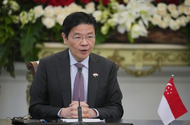 ကမ္ဘာ့ လစာအမြင့်ဆုံး စင်ကာပူ ဝန်ကြီးချုပ် လစာတိုးရမည် သတင်းနှင့် မီဒီယာ ကွန်ရက်။ ၂၀၂၆ ခုနှစ်၊ စက်တင်ဘာ ၉ ရက်။ ကမ္ဘာပေါ်တွင် တရားဝင် လစာ အများဆုံးရရှိသည့် နိုင်ငံ့ခေါင်းဆောင် ဖြစ်သူ စင်ကာပူ ဝန်ကြီးချုပ် အပါအဝင် အစိုးရအဖွဲ့ ဝန်ကြီးများ၏ လစာများကို တိုးမြှင့်သွားမည် ဖြစ်ကြောင်း စင်ကာပူ အစိုးရက ထုတ်ပြန်လိုက်သည်။ စင်ကာပူ ဝန်ကြီးချုပ်၏ နှစ်စဉ်လစာသည် ယခင် စင်ကာပူဒေါ်လာ ၂.၂ သန်းမှ စင်ကာပူဒေါ်လာ ၃.၆ သန်းအထိ တိုးမြင့်ရရှိတော့မည် ဖြစ်သည်။ ပြင်ပ ပေါက်ဈေးအရ မြန်မာကျပ်ငွေဖြင့် တွက်ချက်ပါက ကျပ် ၇.၇ ဘီလီယံနီးပါးမှ ကျပ် ၁၂ ဘီလီယံကျော်အထိ ရှိမည် ဖြစ်သည်။ အဆိုပါ လစာတိုးမြှင့်မှုအရ ရရှိလာမည့် ပိုလျှံငွေများကို လာမည့် ၅ နှစ်အတွင်း လှူဒါန်းသွားမည်ဟု ဝန်ကြီးချုပ်က ပြောကြားခဲ့သည်။ အစိုးရအဖွဲ့အတွင်း အရည်အချင်းရှိသူများကို ဆွဲဆောင်နိုင်ရန်နှင့် အဂတိလိုက်စားမှုကို တားဆီးကာကွယ်ရန်အတွက် အဆိုပါ လစာတိုးမြှင့်မှု ပြုလုပ်ရခြင်းဖြစ်ကြောင်း အစိုးရဘက်က ထုချေထားသည်။ စင်ကာပူ ဝန်ကြီးချုပ်၏ လစာသည် အမေရိကန်သမ္မတ၊ ဗြိတိန်ဝန်ကြီးချုပ်တို့၏ လစာထက် အဆပေါင်းများစွာ ပိုမိုများပြားလျက်ရှိသည်။ သို့သော်လည်း ကုန်ဈေးနှုန်းကြီးမြင့်မှုနှင့် အလုပ်အကိုင် လုံခြုံမှုဆိုင်ရာ စိုးရိမ်နေရသည့် စင်ကာပူ ပြည်သူများအကြား အဆိုပါ လစာတိုးမြှင့်မှုအပေါ် ဝေဖန်မှုများ ထွက်ပေါ်လျက်ရှိသည်။ စင်ကာပူနိုင်ငံသား တစ်ဦး၏ ပျမ်းမျှ နှစ်စဉ်ဝင်ငွေမှာ စင်ကာပူဒေါ်လာ ၇ သောင်းနီးပါးသာ ရှိသဖြင့် ဝန်ကြီးများ၏ လစာပမာဏမှာ သာမန်ပြည်သူများထက် အဆမတန် များပြားလွန်းနေသည်ဟု ဝေဖန်ထောက်ပြမှုများ ရှိနေသည်။ #စင်္ကာပူ