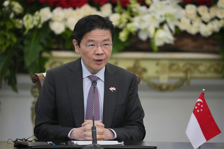 ကမ္ဘာ့ လစာအမြင့်ဆုံး စင်ကာပူ ဝန်ကြီးချုပ် လစာတိုးရမည် သတင်းနှင့် မီဒီယာ ကွန်ရက်။ ၂၀၂၆ ခုနှစ်၊ စက်တင်ဘာ ၉ ရက်။ ကမ္ဘာပေါ်တွင် တရားဝင် လစာ အများဆုံးရရှိသည့် နိုင်ငံ့ခေါင်းဆောင် ဖြစ်သူ စင်ကာပူ ဝန်ကြီးချုပ် အပါအဝင် အစိုးရအဖွဲ့ ဝန်ကြီးများ၏ လစာများကို တိုးမြှင့်သွားမည် ဖြစ်ကြောင်း စင်ကာပူ အစိုးရက ထုတ်ပြန်လိုက်သည်။ စင်ကာပူ ဝန်ကြီးချုပ်၏ နှစ်စဉ်လစာသည် ယခင် စင်ကာပူဒေါ်လာ ၂.၂ သန်းမှ စင်ကာပူဒေါ်လာ ၃.၆ သန်းအထိ တိုးမြင့်ရရှိတော့မည် ဖြစ်သည်။ ပြင်ပ ပေါက်ဈေးအရ မြန်မာကျပ်ငွေဖြင့် တွက်ချက်ပါက ကျပ် ၇.၇ ဘီလီယံနီးပါးမှ ကျပ် ၁၂ ဘီလီယံကျော်အထိ ရှိမည် ဖြစ်သည်။ အဆိုပါ လစာတိုးမြှင့်မှုအရ ရရှိလာမည့် ပိုလျှံငွေများကို လာမည့် ၅ နှစ်အတွင်း လှူဒါန်းသွားမည်ဟု ဝန်ကြီးချုပ်က ပြောကြားခဲ့သည်။ အစိုးရအဖွဲ့အတွင်း အရည်အချင်းရှိသူများကို ဆွဲဆောင်နိုင်ရန်နှင့် အဂတိလိုက်စားမှုကို တားဆီးကာကွယ်ရန်အတွက် အဆိုပါ လစာတိုးမြှင့်မှု ပြုလုပ်ရခြင်းဖြစ်ကြောင်း အစိုးရဘက်က ထုချေထားသည်။ စင်ကာပူ ဝန်ကြီးချုပ်၏ လစာသည် အမေရိကန်သမ္မတ၊ ဗြိတိန်ဝန်ကြီးချုပ်တို့၏ လစာထက် အဆပေါင်းများစွာ ပိုမိုများပြားလျက်ရှိသည်။ သို့သော်လည်း ကုန်ဈေးနှုန်းကြီးမြင့်မှုနှင့် အလုပ်အကိုင် လုံခြုံမှုဆိုင်ရာ စိုးရိမ်နေရသည့် စင်ကာပူ ပြည်သူများအကြား အဆိုပါ လစာတိုးမြှင့်မှုအပေါ် ဝေဖန်မှုများ ထွက်ပေါ်လျက်ရှိသည်။ စင်ကာပူနိုင်ငံသား တစ်ဦး၏ ပျမ်းမျှ နှစ်စဉ်ဝင်ငွေမှာ စင်ကာပူဒေါ်လာ ၇ သောင်းနီးပါးသာ ရှိသဖြင့် ဝန်ကြီးများ၏ လစာပမာဏမှာ သာမန်ပြည်သူများထက် အဆမတန် များပြားလွန်းနေသည်ဟု ဝေဖန်ထောက်ပြမှုများ ရှိနေသည်။ #စင်္ကာပူ
