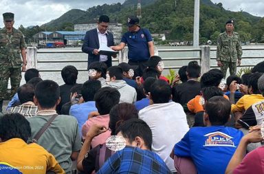 ထိုင်းတွင် ပြည်နှင်ဒဏ်ပေးခြင်းဆိုင်ရာ နည်းဥပဒေ စတင်ကျင့်သုံးမည် သတင်းနှင့် မီဒီယာ ကွန်ရက်။ ၂၀၂၆ ခုနှစ်၊ စက်တင်ဘာလ ၁ ရက်။ ထိုင်းနိုင်ငံအတွင်း ဥပဒေချိုးဖောက်သည့် နိုင်ငံခြားသားများကို ပြည်နှင်ဒဏ်ပေးမည့် လုပ်ထုံးလုပ်နည်းများ ပါဝင်သော ဝန်ကြီးချုပ်ရုံး နည်းဥပဒေသည် လွန်ခဲ့သည့် သောကြာနေ့မှစ၍ တရားဝင် စတင်အသက်ဝင်ခဲ့ပြီဖြစ်သည်။ အဆိုပါ နည်းဥပဒေအရ ပြည်သူ့အေးချမ်းသာယာရေးကို ခြိမ်းခြောက်သူများ၊ တရားမဝင် ဝင်ရောက်နေထိုင်သူများ၊ တရားမဝင် အလုပ်လုပ်ကိုင်သူများ၊ စာရွက်စာတမ်း အတုပြုလုပ်သူများနှင့် ထောင်ဒဏ် ၅ နှစ်နှင့်အထက် ကျခံရမည့် ပြစ်မှုကျူးလွန်ထားသည့် နိုင်ငံခြားသားများကို ပြည်နှင်ဒဏ်ပေးသွားမည်ဖြစ်သည်။ ထို့ပြင် ပြစ်ဒဏ်ကျခံနေရသည့် နိုင်ငံခြားသား အကျဉ်းသားများကို လွတ်ရက်မစေ့မီ အနည်းဆုံး ရက်ပေါင်း ၅၀ ကြိုတင်၍ ပြည်ထဲရေးဝန်ကြီးဌာနသို့ အကြောင်းကြားရမည်ဖြစ်သည်။ အဆိုပါ ပုဂ္ဂိုလ်များကို ထိုင်းနိုင်ငံအတွင်းသို့ ပြန်လည်ဝင်ရောက်ခွင့် ပိတ်ပင်သည့် အမိန့်ကိုပါ တစ်ပါတည်း ထုတ်ပြန်သွားမည်ဖြစ်သည်။ မိခင်နိုင်ငံသို့ ပြန်လည်ပို့ဆောင်ပါက ညှင်းပန်းနှိပ်စက်ခံရနိုင်ခြေ သို့မဟုတ် လူ့အခွင့်အရေး ချိုးဖောက်ခံရနိုင်သည့် အန္တရာယ်ရှိသူများအတွက်မူ အဆိုပါ နည်းဥပဒေတွင် အထူးလုပ်ထုံးလုပ်နည်းများ ထည့်သွင်းပြဋ္ဌာန်းထားသည်။ မိခင်နိုင်ငံမဟုတ်ဘဲ လူသားချင်းစာနာထောက်ထားမှုဆိုင်ရာ ကာကွယ်စောင့်ရှောက်မှု ပေးနိုင်မည့် တတိယနိုင်ငံ သို့မဟုတ် နိုင်ငံတကာအဖွဲ့အစည်းများက လွှဲပြောင်းလက်ခံရန် တောင်းဆိုလာပါက အဆိုပါ နိုင်ငံ သို့မဟုတ် အဖွဲ့အစည်းထံသို့ ပြည်နှင်ဒဏ်ဖြင့် လွှဲပြောင်းပေးပို့နိုင်သည်။ အဆိုပါ လွှဲပြောင်းပေးပို့မှုတွင် အောက်ပါ စည်းကမ်းချက်များကို လိုက်နာရမည်ဖြစ်သည်- ၁။ ပြည်နှင်ဒဏ်ခံရသူ ကိုယ်တိုင်က တတိယနိုင်ငံသို့ သွားရောက်ရန် စာဖြင့် ရေးသားထားသည့် သဘောတူညီချက် ပေးအပ်ရမည်။ ၂။ ကုန်ကျစရိတ် အားလုံးကို တောင်းဆိုသည့် တတိယနိုင်ငံ သို့မဟုတ် အဖွဲ့အစည်းက ကျခံရမည်။ ၃။ တောင်းဆိုမှု ပြုလုပ်ပြီး ရက်ပေါင်း ၃၀ အတွင်း အပြီးဆောင်ရွက်ရမည်ဖြစ်ပြီး လိုအပ်ပါက ရက်ပေါင်း ၃၀ စီ နှစ်ကြိမ်အထိ သက်တမ်းတိုးနိုင်သည်။ ယခင်က ထိုင်းနိုင်ငံတွင် ယခင်က ပြည်နှင်ဒဏ်ပေးခြင်း ဥပဒေရှိသော်လည်း နည်းဥပဒေ ရှင်းလင်းမှု မရှိသဖြင့် ယခု နည်းဥပဒေကို ပြဌာန်း သက်ဝင်စေခြင်း ဖြစ်သည်။ #ပြည်နှင်ဒဏ်ပေးခြင်းဆိုင်ရာနည်းဥပဒေ