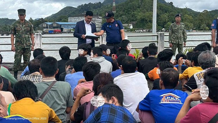 ထိုင်းတွင် ပြည်နှင်ဒဏ်ပေးခြင်းဆိုင်ရာ နည်းဥပဒေ စတင်ကျင့်သုံးမည် သတင်းနှင့် မီဒီယာ ကွန်ရက်။ ၂၀၂၆ ခုနှစ်၊ စက်တင်ဘာလ ၁ ရက်။ ထိုင်းနိုင်ငံအတွင်း ဥပဒေချိုးဖောက်သည့် နိုင်ငံခြားသားများကို ပြည်နှင်ဒဏ်ပေးမည့် လုပ်ထုံးလုပ်နည်းများ ပါဝင်သော ဝန်ကြီးချုပ်ရုံး နည်းဥပဒေသည် လွန်ခဲ့သည့် သောကြာနေ့မှစ၍ တရားဝင် စတင်အသက်ဝင်ခဲ့ပြီဖြစ်သည်။ အဆိုပါ နည်းဥပဒေအရ ပြည်သူ့အေးချမ်းသာယာရေးကို ခြိမ်းခြောက်သူများ၊ တရားမဝင် ဝင်ရောက်နေထိုင်သူများ၊ တရားမဝင် အလုပ်လုပ်ကိုင်သူများ၊ စာရွက်စာတမ်း အတုပြုလုပ်သူများနှင့် ထောင်ဒဏ် ၅ နှစ်နှင့်အထက် ကျခံရမည့် ပြစ်မှုကျူးလွန်ထားသည့် နိုင်ငံခြားသားများကို ပြည်နှင်ဒဏ်ပေးသွားမည်ဖြစ်သည်။ ထို့ပြင် ပြစ်ဒဏ်ကျခံနေရသည့် နိုင်ငံခြားသား အကျဉ်းသားများကို လွတ်ရက်မစေ့မီ အနည်းဆုံး ရက်ပေါင်း ၅၀ ကြိုတင်၍ ပြည်ထဲရေးဝန်ကြီးဌာနသို့ အကြောင်းကြားရမည်ဖြစ်သည်။ အဆိုပါ ပုဂ္ဂိုလ်များကို ထိုင်းနိုင်ငံအတွင်းသို့ ပြန်လည်ဝင်ရောက်ခွင့် ပိတ်ပင်သည့် အမိန့်ကိုပါ တစ်ပါတည်း ထုတ်ပြန်သွားမည်ဖြစ်သည်။ မိခင်နိုင်ငံသို့ ပြန်လည်ပို့ဆောင်ပါက ညှင်းပန်းနှိပ်စက်ခံရနိုင်ခြေ သို့မဟုတ် လူ့အခွင့်အရေး ချိုးဖောက်ခံရနိုင်သည့် အန္တရာယ်ရှိသူများအတွက်မူ အဆိုပါ နည်းဥပဒေတွင် အထူးလုပ်ထုံးလုပ်နည်းများ ထည့်သွင်းပြဋ္ဌာန်းထားသည်။ မိခင်နိုင်ငံမဟုတ်ဘဲ လူသားချင်းစာနာထောက်ထားမှုဆိုင်ရာ ကာကွယ်စောင့်ရှောက်မှု ပေးနိုင်မည့် တတိယနိုင်ငံ သို့မဟုတ် နိုင်ငံတကာအဖွဲ့အစည်းများက လွှဲပြောင်းလက်ခံရန် တောင်းဆိုလာပါက အဆိုပါ နိုင်ငံ သို့မဟုတ် အဖွဲ့အစည်းထံသို့ ပြည်နှင်ဒဏ်ဖြင့် လွှဲပြောင်းပေးပို့နိုင်သည်။ အဆိုပါ လွှဲပြောင်းပေးပို့မှုတွင် အောက်ပါ စည်းကမ်းချက်များကို လိုက်နာရမည်ဖြစ်သည်- ၁။ ပြည်နှင်ဒဏ်ခံရသူ ကိုယ်တိုင်က တတိယနိုင်ငံသို့ သွားရောက်ရန် စာဖြင့် ရေးသားထားသည့် သဘောတူညီချက် ပေးအပ်ရမည်။ ၂။ ကုန်ကျစရိတ် အားလုံးကို တောင်းဆိုသည့် တတိယနိုင်ငံ သို့မဟုတ် အဖွဲ့အစည်းက ကျခံရမည်။ ၃။ တောင်းဆိုမှု ပြုလုပ်ပြီး ရက်ပေါင်း ၃၀ အတွင်း အပြီးဆောင်ရွက်ရမည်ဖြစ်ပြီး လိုအပ်ပါက ရက်ပေါင်း ၃၀ စီ နှစ်ကြိမ်အထိ သက်တမ်းတိုးနိုင်သည်။ ယခင်က ထိုင်းနိုင်ငံတွင် ယခင်က ပြည်နှင်ဒဏ်ပေးခြင်း ဥပဒေရှိသော်လည်း နည်းဥပဒေ ရှင်းလင်းမှု မရှိသဖြင့် ယခု နည်းဥပဒေကို ပြဌာန်း သက်ဝင်စေခြင်း ဖြစ်သည်။ #ပြည်နှင်ဒဏ်ပေးခြင်းဆိုင်ရာနည်းဥပဒေ