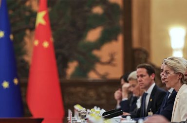 ကုန်သွယ်ရေး စစ်မဆင်နွဲရန် EU ကို တရုတ် ပြောကြား သတင်းနှင့် မီဒီယာ ကွန်ရက်။ ၂၀၂၆ ခုနှစ်၊ စက်တင်ဘာလ ၂၃ ရက်။ တရုတ်နှင့် ဥရောပသမဂ္ဂ (EU) တို့သည် ဘက်စုံ မဟာဗျူဟာမြောက် မိတ်ဖက်နိုင်ငံများ ဖြစ်ကြသည့်အတွက် ကုန်သွယ်ရေးစစ်ပွဲများ မဆင်နွှဲသင့်ကြောင်း တရုတ်နိုင်ငံခြားရေးဝန်ကြီး ဝမ်ယိက ဂျာမနီ နိုင်ငံခြားရေးဝန်ကြီးနှင့် တယ်လီဖုန်းဖြင့် ဆက်သွယ်ဆွေးနွေးစဉ် ပြောကြားလိုက်သည်။ ဂျာမနီနိုင်ငံသည် တရုတ်နိုင်ငံ၏ စက်မှုကုန်ထုတ်လုပ်မှု အလွန်အမင်း များပြားနေခြင်းနှင့် ငွေကြေးတန်ဖိုး လျှော့ချထားခြင်းတို့ကြောင့် ကုန်သွယ်ရေး မညီမျှမှုကို စိုးရိမ်ကြောင်း ထုတ်ဖော်ပြောဆိုနေသည့် ဥရောပသမဂ္ဂအဖွဲ့ဝင် နိုင်ငံတစ်နိုင်ငံ ဖြစ်သည်။ တရုတ်နိုင်ငံခြားရေးဝန်ကြီး ဝမ်ယိက နှစ်နိုင်ငံစလုံး၏ မူဝါဒရေးရာ စိုးရိမ်မှုများကို တွေ့ဆုံဆွေးနွေးပွဲများမှတစ်ဆင့် အဖြေရှာသင့်ကြောင်းနှင့် ဂျာမနီအနေဖြင့် လွတ်လပ်သော ကုန်သွယ်မှုကို ကာကွယ်ပြီး ကာကွယ်ရေးဝါဒကို ငြင်းပယ်ရာတွင် ဥရောပသမဂ္ဂအတွင်း ပူးပေါင်းဆောင်ရွက်ပေးရန် တောင်းဆိုခဲ့သည်။ ဂျာမနီ နိုင်ငံခြားရေးဝန်ကြီးဌာနကလည်း ကမ္ဘာ့စီးပွားရေး တည်ငြိမ်မှုသည် အားလုံးအတွက် အကျိုးရှိကြောင်း သဘောတူညီခဲ့ပြီး နှစ်နိုင်ငံ ကုန်သွယ်ရေး ဆက်ဆံရေးသည် တရားမျှတသည့် စည်းမျဉ်းများ၊ တန်းတူညီမျှမှုများအပေါ် အခြေခံရမည်ဟု ပြန်လည်တုံ့ပြန်ခဲ့သည်။ #EU #တရုတ် #ကုန်သွယ်ရေးစစ်ပွဲ