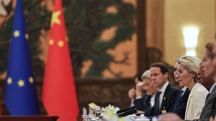 ကုန်သွယ်ရေး စစ်မဆင်နွဲရန် EU ကို တရုတ် ပြောကြား သတင်းနှင့် မီဒီယာ ကွန်ရက်။ ၂၀၂၆ ခုနှစ်၊ စက်တင်ဘာလ ၂၃ ရက်။ တရုတ်နှင့် ဥရောပသမဂ္ဂ (EU) တို့သည် ဘက်စုံ မဟာဗျူဟာမြောက် မိတ်ဖက်နိုင်ငံများ ဖြစ်ကြသည့်အတွက် ကုန်သွယ်ရေးစစ်ပွဲများ မဆင်နွှဲသင့်ကြောင်း တရုတ်နိုင်ငံခြားရေးဝန်ကြီး ဝမ်ယိက ဂျာမနီ နိုင်ငံခြားရေးဝန်ကြီးနှင့် တယ်လီဖုန်းဖြင့် ဆက်သွယ်ဆွေးနွေးစဉ် ပြောကြားလိုက်သည်။ ဂျာမနီနိုင်ငံသည် တရုတ်နိုင်ငံ၏ စက်မှုကုန်ထုတ်လုပ်မှု အလွန်အမင်း များပြားနေခြင်းနှင့် ငွေကြေးတန်ဖိုး လျှော့ချထားခြင်းတို့ကြောင့် ကုန်သွယ်ရေး မညီမျှမှုကို စိုးရိမ်ကြောင်း ထုတ်ဖော်ပြောဆိုနေသည့် ဥရောပသမဂ္ဂအဖွဲ့ဝင် နိုင်ငံတစ်နိုင်ငံ ဖြစ်သည်။ တရုတ်နိုင်ငံခြားရေးဝန်ကြီး ဝမ်ယိက နှစ်နိုင်ငံစလုံး၏ မူဝါဒရေးရာ စိုးရိမ်မှုများကို တွေ့ဆုံဆွေးနွေးပွဲများမှတစ်ဆင့် အဖြေရှာသင့်ကြောင်းနှင့် ဂျာမနီအနေဖြင့် လွတ်လပ်သော ကုန်သွယ်မှုကို ကာကွယ်ပြီး ကာကွယ်ရေးဝါဒကို ငြင်းပယ်ရာတွင် ဥရောပသမဂ္ဂအတွင်း ပူးပေါင်းဆောင်ရွက်ပေးရန် တောင်းဆိုခဲ့သည်။ ဂျာမနီ နိုင်ငံခြားရေးဝန်ကြီးဌာနကလည်း ကမ္ဘာ့စီးပွားရေး တည်ငြိမ်မှုသည် အားလုံးအတွက် အကျိုးရှိကြောင်း သဘောတူညီခဲ့ပြီး နှစ်နိုင်ငံ ကုန်သွယ်ရေး ဆက်ဆံရေးသည် တရားမျှတသည့် စည်းမျဉ်းများ၊ တန်းတူညီမျှမှုများအပေါ် အခြေခံရမည်ဟု ပြန်လည်တုံ့ပြန်ခဲ့သည်။ #EU #တရုတ် #ကုန်သွယ်ရေးစစ်ပွဲ