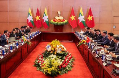 ဗီယက်နမ်နှင့် မြန်မာ စစ်အုပ်စုတို့ ကာကွယ်ရေးနှင့် စီးပွားရေး ပူးပေါင်းဆောင်ရွက်ရန် သဘောတူ သတင်းနှင့် မီဒီယာ ကွန်ရက်။ ၂၀၂၆ ခုနှစ်၊ စက်တင်ဘာလ ၇ ရက်။ စစ်အုပ်စုခေါင်းဆောင် ဦးမင်းအောင်လှိုင်၏ ဗီယက်နမ်ခရီးစဉ်အတွင်း နှစ်နိုင်ငံအကြား လုံခြုံရေး၊ ကာကွယ်ရေး၊ စီးပွားရေး၊ နည်းပညာနှင့် သံတမန်ရေးရာ ပူးပေါင်းဆောင်ရွက်မှုများ တိုးမြှင့်ရန် သဘောတူညီခဲ့ကြောင်း ထိုင်းအခြေစိုက် The Nation သတင်းစာက ဖော်ပြသည်။ စက်တင်ဘာ ၅ ရက်က ဟာနွိုင်မြို့၌ ပြုလုပ်သည့် ထိပ်သီးတွေ့ဆုံပွဲတွင် ကာကွယ်ရေးနှင့် လုံခြုံရေးကဏ္ဍကို အဓိကမဏ္ဍိုင်အဖြစ် ထားရှိရန်သဘောတူညီခဲ့သည်။ ထို့အပြင် တစ်နိုင်ငံ၏ ပိုင်နက်ကို အသုံးပြု၍ အခြားတစ်နိုင်ငံအား ဆန့်ကျင်လှုပ်ရှားမှုများ ပြုလုပ်ခွင့်မ ပြုရန် ပြန်လည်ကတိပြုခဲ့ကြသည်။ အဆိုပါတွေ့ဆုံပွဲ၌ နည်းပညာ၊ တယ်လီဖုန်းဆက်သွယ်ရေး၊ အဆင့်မြင့်စိုက်ပျိုးရေးနှင့် စွမ်းအင်ကဏ္ဍတို့တွင် ပူးပေါင်းဆောင်ရွက်ရန် သဘောတူခဲ့ကြသည်။ ၏စစ်ကောင်စီခေါင်းဆောင်သည် Viettel တယ်လီကွန်းကုမ္ပဏီနှင့် VinFast လျှပ်စစ်ကားစက်ရုံတို့သို့ သွားရောက်လေ့လာခဲ့သည်။ ဗီယက်နမ်ဘက်က အမျိုးသားဖွံ့ဖြိုးတိုးတက်ရေး အတွေ့အကြုံများကို မျှဝေပေးရန် အသင့်ရှိကြောင်း ပြောကြားခဲ့သည်။ #Viettel #mytel