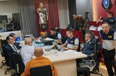 ထိုင်းကျောင်းထိုင် ကိုယ်တော်ထံမှ ဘတ် ၂၁၄ သန်း ဖိုး ငွေကြေးပစ္စည်းများ သိမ်းဆည်း သတင်းနှင့် မီဒီယာကွန်ရက်။ ၂၀၂၆ ခုနှစ်၊ စက်တင်ဘာလ ၁၁ ရက်။ ငွေအလွဲသုံးမှု ငွေကြေးခဝါချမှုတွေနဲ့ မနေ့က ဖမ်းဆီးခဲ့တဲ့ ထိုင်း ကျောင်းထိုင် ဆရာတော် ထံမှ ဘတ် သန်း ၂၁၄ သန်း တန်ဖိုး ပစ္စည်းဥစ္စာများကို အာဏာပိုင်များ သိမ်းဆည်းခဲ့သည်။ ထိုင်းနိုင်ငံ၊ အယုဒ္ဓယမြို့ရှိ နာမည်ကျော် ဝပ်ဖူထိုင်းစဝမ် (Wat Phutthaisawan) ကျောင်းတိုက်၏ ကျောင်းထိုင်ဆရာတော်ဟောင်း "ဆာမီချိုတီ" (အာတီချိုတီ သမ္မဝါရော) နှင့် ၎င်းနှင့် နီးစပ်သည့် ဒါယိကာမ "မအေး" တို့အား ကျောင်းတော်ရန်ပုံငွေ ဘတ် ၉၂ သန်းကျော် အလွဲသုံးစားလုပ်မှုဖြင့် ရဲတပ်ဖွဲ့က အာမခံပေးရန် ကန့်ကွက်ပြီး စက်တင်ဘာလ ၁၁ ရက်နေ့က တရားရုံးသို့ ရမန်ယူ ထိန်းသိမ်းရန် ပို့ဆောင်လိုက်သည်။ ရာဇဝတ်မှုနှိမ်နင်းရေးရဲတပ်ဖွဲ့ ၏ ထုတ်ပြန်ချက်အရ ကျောင်းတိုက်အတွင်းရှိ ဆရာတော်၏ ကျောင်းဆောင်အတွင်း ဝှက်သိမ်းထားသော ဘတ် ၂၁၅ သန်းကျော် တန်ဖိုးရှိ ပိုင်ဆိုင်မှုများကို သိမ်းဆည်းရမိခဲ့သည်။ ထိုသိမ်းဆည်း ပစ္စည်းများတွင် ထိုင်းဘတ်ငွေနှင့် နိုင်ငံခြားငွေသား ဘတ် ၁၄၄ သန်း၊ ရွှေချောင်းနှင့် ရွှေထည် အလေးချိန် ဘတ် ၁,၀၆၆ အက္ခရာ (၁၀ ပိဿာခန့်) နှင့် ရှေးဟောင်းအဆောင်လက်ဖွဲ့များနှင့် မြေကွက်ပိုင်ဆိုင်ခွင့် စာချုပ်များ ပါဝင်သည်။ ၎င်းတို့သည် အလှူရှင်များကို ကျောင်းတိုက်အမည်ဖြင့် ပြေစာထုတ်ပေးခဲ့သော်လည်း ရရှိလာသည့် ဘတ် ၉၂ သန်း စာရင်းကို ကျောင်းတိုက်၏ တရားဝင်ဘဏ်အကောင့်သို့ ထည့်သွင်းခြင်းမရှိဘဲ ဆရာတော်ဟောင်း၏ ကိုယ်ပိုင်အကောင့်အတွင်းသို့ လွှဲပြောင်းထည့်သွင်းခဲ့ခြင်းဖြစ်သည်။ ယင်းနောက် ရဲတပ်ဖွဲ့သည် ခရိုင် ၄ ခုရှိ နေရာ ၆ ခုကို ဝင်ရောက်စီးနင်း ရှာဖွေခဲ့ပြီး ယခုကဲ့သို့ သက်သေပစ္စည်းများကို သိမ်းဆည်းရမိခဲ့ခြင်းဖြစ်သည်။ ငွေကြေးအလွဲသုံးစားမှုအပြင် ဆာမီချိုတီနှင့် ဒါယိကာမ မအေးတို့၏ ကာမဆက်ဆံနေသည့် ဗီဒီယိုဖိုင်များပါ ထွက်ပေါ်လာခဲ့သဖြင့် ရဟန်းသံဃာ့ဝိနည်း သိက္ခာပုဒ်များပါ ပြင်းထန်စွာ ဖောက်ဖျက်ခဲ့ကြောင်း ရဲတပ်ဖွဲ့က ပြောကြားခဲ့သည်။ တရားရုံးသို့ ပို့ဆောင်ရာတွင် သတင်းထောက်များ၏ မေးမြန်းမှုများကို သံသယ တရားခံ နှစ်ဦးစလုံးက တစ်စုံတစ်ရာ ပြန်လည်ဖြေကြားခြင်းမရှိဘဲ ခေါင်းငိုက်စိုက်ချကာ ရဲကားပေါ်သို့ ချက်ချင်း တက်ရောက်သွားခဲ့ကြသည်။ ရဲတပ်ဖွဲ့က ပျက်စီးဆုံးရှုံးမှု ပမာဏ အလွန်ကြီးမားခြင်း၊ သက်သေပစ္စည်းများကို ဖျက်ဆီးနိုင်ခြင်းနှင့် ထွက်ပြေးတိမ်းရှောင်နိုင်ခြေ ရှိခြင်းတို့ကြောင့် အာမခံပေးရန် ပြင်းထန်စွာ ကန့်ကွက်ထားသည်။ လက်ရှိတွင် အမျိုးသားအဂတိလိုက်စားမှု တိုက်ဖျက်ရေးကော်မရှင် (NACC) နှင့် အမျိုးသားသာသနာရေးရုံးတို့ ပူးပေါင်း၍ ပါဝင်ပတ်သက်သူများကို ပိုမိုစုံစမ်းဖော်ထုတ်ကာ သိမ်းဆည်းရမိသည့် ဘဏ်ငွေနှင့် ပစ္စည်းများကို ကျောင်းတိုက်ထံ ပြန်လည်လွှဲပြောင်းပေးအပ်သွားမည်ဟု ဆိုသည်။ #Wat_Phutthaisawan
