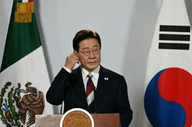 တရားဝင် တောင်းပန်ရန် ယူကရိန်းကို တောင်ကိုရီးယား တောင်းဆို သတင်းနှင့် မီဒီယာ ကွန်ရက်။ ၂၀၂၆ ခုနှစ်၊ စက်တင်ဘာလ ၂၈ ရက်။ တောင်ကိုရီးယားနှင့် ယူကရိန်း နှစ်နိုင်ငံကြား ထားရှိသော လျှို့ဝှက်ရေး မူဝါဒနှင့် သဘောတူညီချက်များကို ဖောက်ဖျက်ခဲ့သည့်အတွက် ယူကရိန်းအစိုးရအနေဖြင့် တရားဝင် ရှင်းလင်းချက်နှင့် တောင်းပန်စာ ပေးပို့ရန် တောင်ကိုရီးယားအစိုးရက တောင်းဆိုလိုက်သည်။ ရုရှား-ယူကရိန်း စစ်ပွဲအတွင်း ရုရှားဘက်မှ ဝင်ရောက် တိုက်ခိုက်ပေးစဉ် ဖမ်းဆီးရမိခဲ့သည့် မြောက်ကိုရီးယား စစ်သုံ့ပန်း နှစ်ဦးအား တောင်ကိုရီးယားထံ လွှဲပြောင်းပေးခဲ့ကြောင်း ယူကရိန်းသမ္မတ ဗိုလိုဒီမား ဇယ်လန်းစကီးက လူသိရှင်ကြား ထုတ်ဖော် ပြောဆိုခဲ့သည်။ အဆိုပါ စစ်သုံ့ပန်း လွှဲပြောင်းမှု ဖြစ်စဉ်အား လျှို့ဝှက် ထိန်းသိမ်းထားရန် နှစ်နိုင်ငံကြား ကြိုတင် သဘောတူထားခဲ့သော်လည်း ယူကရိန်းဘက်မှ စည်းကမ်း ပျက်ကွက်ခဲ့သည့်အတွက် တောင်ကိုရီးယား သမ္မတ လီဂျေမြောင်က ယုံကြည်မှု ပျက်ပြားကြောင်း ဝေဖန်ခဲ့သည်။ မြောက်ကိုရီးယား စစ်သုံ့ပန်းများ တောင်ကိုရီးယားသို့ ရောက်ရှိသွားသည့် အချက်အလက် ပေါက်ကြားသွားခြင်းကြောင့် မြောက်ကိုရီးယားနှင့် စာချုပ်ပါ စစ်ရေး တင်းမာမှုများ ပိုမို မြင့်မားလာမည်ကို တောင်ကိုရီးယား အာဏာပိုင်များက စိုးရိမ်လျက်ရှိသည်။