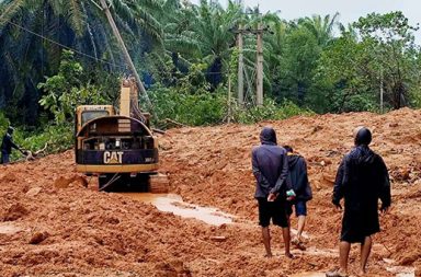 ထားဝယ်တွင် ရေကြီးမြေပြိုမှုအကြား စစ်အုပ်စုတပ် လေကြောင်းဗုံးကြဲ၍ စစ်ကြောင်းပါထိုးနေ သတင်းနှင့် မီဒီယာ ကွန်ရက်။ ၂၀၂၆ ခုနှစ်၊ အောက်တိုဘာလ ၁ ရက်။ တနင်္သာရီတိုင်း၊ ထားဝယ်ခရိုင်အတွင်း မိုးဆက်တိုက်ရွာသွန်းပြီး ရေကြီးမြေပြိုမှုများကြောင့် ပြည်သူ ၃၀ ကျော် သေဆုံးကာ အရေးပေါ် ကူညီကယ်ဆယ်ရေးများ လိုအပ်နေချိန်တွင် စစ်အုပ်စုတပ်က မကူညီသည့်အပြင် လေ ကြောင်းမှ ဗုံးကြဲတိုက်ခိုက်ခြင်းနှင့် မြေပြင်စစ်ကြောင်းထိုးမှုများကို ဆက်တိုက် ပြုလုပ်လျက်ရှိသည်။ စက်တင်ဘာလ ၃၀ ရက်နေ့ ညနေ ၃ နာရီခန့်တွင် ထားဝယ်အရှေ့တောဒေသ ပကာရီကျေးရွာအုပ်စု ရေဝိုင်း ကျေးရွာနှင့် နဘုလယ်ဒေသဘက်သို့ စစ်အုပ်စုတပ်က ဂျက်ဖိုက်တာဖြင့် ဗုံးကြဲတိုက်ခိုက်ခဲ့သည့်အပြင် ဒေသ အတွင်း ဖုန်းလိုင်းများကိုလည်း ကြိုတင်ဖြတ်တောက်ထားခဲ့ကြောင်း ဒေသခံများနှင့် တော်လှန်ရေးတပ်ဖွဲ့ တာ ဝန်ရှိသူများက ပြောသည်။ ထားဝယ်အရှေ့တောဒေသတွင် စစ်ရေးလှုပ်ရှားနေသည့် တော်လှန်ရေးတပ်ဖွဲ့ တာဝန်ရှိသူတစ်ဦးက “ဒီမှာက ရေတွေကကြီး၊ မြေတွေကပြိုနဲ့ အားလုံးက ဒုက္ခရောက်နေကြတာပါ။ ဘာတိုက်ပွဲမှ မရှိဘဲကို လာကြဲသွားတာ။ ဒီဗုံးကြဲမှုထဲမှာ လူအထိအခိုက်တော့ မရှိဘူးဆိုပေမယ့် လူတွေကတော့ စိုးရိမ်ထိတ်လန့်ရတာပေါ့။ ရွာဝန်းကျင် ကိုပဲ ကြဲချသွားတာပါ” ဟု ပြောသည်။ လက်ရှိတွင် ထိုင်းနိုင်ငံဘက်မှ လေဖိအားနည်းရပ်ဝန်း အရှိန်ကြောင့် စက်တင်ဘာလ ၂၆ ရက်မှစ၍ ထားဝယ်၊ လောင်းလုံး၊ သရက်ချောင်း၊ ရေဖြူနှင့် မြိတ်မြို့နယ်တို့၌ ရေကြီးမြေပြိုမှုများ ကြုံတွေ့နေရခြင်းဖြစ်သည်။ ထားဝယ်အမျိုးသားအဖွဲ့ချုပ်၏ ထုတ်ပြန်ချက်အရ ထားဝယ်ဒေသတစ်ခုလုံး၌ တောင်ပြိုမှုနှင့် ရေကြီးမှုများ ကြောင့် စုစုပေါင်း ၃၂ ဦး သေဆုံးကြောင်း အတည်ပြုထားနိုင်ပြီး ပျောက်ဆုံးနေသူ ဆယ်ဂဏန်းအထိ ရှိနေကာ နေအိမ်နှင့် အဆောက်အအုံ ၃၀၀ ဝန်းကျင် ပျက်စီးသွားခဲ့သည်။ အဆိုးဝါးဆုံး ရေဘေးကြုံတွေ့နေရသည့် လောင်းလုံးမြို့နယ် ကျောက်ဆင်ကျေးရွာဘက်သို့ စက်တင်ဘာလ ၂၈ ရက်က အင်အား ၁၀၀ ခန့်ပါ စစ်အုပ်စုတပ် စစ်ကြောင်းသည် သဘာဝဘေး ကူညီပေးမည်ဟု အကြောင်းပြကာ ဝင်ရောက်လာခဲ့သော်လည်း ရေဘေးသင့်ကျေးရွာများသို့ မသွားဘဲ ရွာအတွင်း အထိုင်ချ တပ်စွဲထားကြောင်း ဆိုသည်။ “ဖုန်းလိုင်းတွေ ဖြတ်ထားတော့ ရေဘေးသင့်နေတဲ့ ရွာက ဆွေမျိုးတွေကို စိတ်ပူနေရတာ။ အခု ကယ်ဆယ်ရေး လာမယ်ဆိုတဲ့ စစ်အုပ်စုတပ်ကလည်း ရွာထဲမှာပဲ တပ်စွဲပြီး ပေါ်တာဆွဲ ဖမ်းမှာစိုးလို့ လူငယ်တွေ ပုန်းပြေးနေရ တယ်” ဟု ထားဝယ်မြို့ခံတစ်ဦးက ပြောသည်။ စက်တင်ဘာလ ၂၈ ရက်ကလည်း ထားဝယ်မြို့ပေါ် ကြက်စားပြင်ရပ်ကွက်၌ လူငယ်တစ်ဦးကို စစ်အုပ်စုတပ်က ပေါ်တာဆွဲ ဖမ်းဆီးသွားခဲ့သည့်အပြင် ရေဖြူမြို့နယ် သစ်တိုထောင့်ကျေးရွာနှင့် ထားဝယ်အထူးစီးပွားရေးဇုန် အနီးတို့တွင်လည်း စစ်ကြောင်းများ ဝင်ရောက်လာသဖြင့် တော်လှန်ရေးတပ်ဖွဲ့များနှင့် ထိတွေ့တိုက်ပွဲများ ဆက် တိုက် ဖြစ်ပွားလျက်ရှိသည်။ လက်ရှိတွင် ထားဝယ်ဘက်မှ စီးဆင်းလာသော ရေများကြောင့် တနင်္သာရီမြစ်ရေသည် စိုးရိမ်ရေမှတ်ထက် ၂ ပေ ကျော်အထိ မြင့်တက်လာပြီး အနီးဝန်းကျင် ကျေးရွာ ၂၀၀ အထက် ရေကြီးနစ်မြုပ်မှုများ ကြုံတွေ့နေရသဖြင့် စစ်ဘေးနှင့် သဘာဝဘေး နှစ်ထပ်ကွမ်း ရင်ဆိုင်နေရသော ဒေသခံများအတွက် အရေးပေါ် အကူအညီများ လိုအပ်လျက်ရှိသည်။ #တနင်္သာရီတိုင်း # ထားဝယ်ခရိုင်