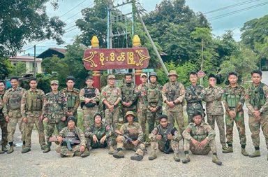စခန်းသိမ်းတိုက်ပွဲ အပြီး မိုးမိတ်တွင် စစ်ရေးတင်းမာနေ၍ ဒေသခံများ စိုးရိမ်နေ သတင်းနှင့် မီဒီယာ ကွန်ရက်။ ၂၀၂၆ ခုနှစ်၊ အောက်တိုဘာလ ၃၀ ရက်။ ရှမ်းပြည်မြောက်ပိုင်း၊ မိုးမိတ်မြို့အနီးတွင် စစ်အုပ်စုတပ်၏ စခန်းတစ်ခုကို တော်လှန်ရေး ပူးပေါင်းတပ်များက တိုက်ခိုက်သိမ်းပိုက်လိုက်ပြီးနောက် စက်တင်ဘာလ ၃၀ ရက်အထိ စစ်ရေး ဆက်လက်တင်းမာနေသဖြင့် မြို့ခံနှင့် ကျေးရွာနေ ပြည်သူများ စိုးရိမ်ထိတ်လန့်ကာ ဘေးလွတ်ရာသို့ ထွက်ပြေးတိမ်းရှောင်နေကြရသည်။ စက်တင်ဘာလ ၂၈ ရက်နေ့ နံနက်ပိုင်းမှစ၍ မိုးမိတ်မြို့နှင့် ၃ မိုင်ခန့်အကွာရှိ ညောင်နီကျေးရွာအထက် ရွှေမြင် တင် စေတီကုန်းပေါ်တွင် တပ်စွဲထားသည့် စစ်အုပ်စုတပ် ဗျူဟာစခန်းကို ကချင်လွတ်လပ်ရေးတပ်မတော် (KIA) နှင့် PDF ပူးပေါင်းတပ်များက တိုက်ခိုက်သိမ်းပိုက်ခဲ့သည်။ အဆိုပါ တိုက်ပွဲအတွင်း စစ်အုပ်စုတပ်ဖွဲ့ဝင် အလောင်းအချို့၊ လက်နက်ခဲယမ်းများနှင့် တပ်ဖွဲ့ဝင် ၅ ဦးထက် မနည်း ဖမ်းဆီးရမိခဲ့ကြောင်း မြေပြင်သတင်းရင်းမြစ်များက ပြောသည်။ စခန်းလက်လွှတ်လိုက်ရပြီးနောက် စစ်အုပ်စုတပ်က Y-12 လေယာဉ်၊ ဂျက်ဖိုက်တာများနှင့် တိုက်ခိုက်ရေး ရဟတ်ယာဉ်များ အသုံးပြုကာ ညောင်နီနှင့် မိုးမိတ်မြို့ပြင် အနီးဝန်းကျင်သို့ မပြတ် ဗုံးကြဲတိုက်ခိုက်လျက်ရှိရာ စက်တင်ဘာလ ၃၀ ရက်အထိ စစ်ရေးတင်းမာမှု ဆက်လက်ရှိနေသည်။ “အခုက လူထုကတော့ စစ်ရှောင်ပေါ့ဗျာနော်။ တစ်ညလုံး ပစ်နေကြတာကိုး။ ၂၉ ရက်နေ့ မနက်ပိုင်းမှာလည်း Y-12 ရော ဂျက်ဖိုက်တာရော လာပြီး ဗုံးကြဲနေ တော့ ညောင်နီ နားကရော ရွှေမြင်တင် ဘုရားကုန်းဘက်က ရော လူတွေ အကုန်လုံးနီးပါး ဘေးလွတ်ရာကို ပြေးနေကြရပြီ” ဟု မိုးမိတ်မြို့ခံ အမျိုးသားတစ်ဦးက ပြော သည်။ ထို့ပြင် စစ်အုပ်စုတပ်က မန္တလေးတိုင်း မိုးကုတ်မြို့ဘက်မှစ၍ စစ်အင်အား ဖြည့်တင်းမှုများ ပြုလုပ်နေသလို စက်တင်ဘာလ ၂၈ ရက်နေ့ ညနေပိုင်းမှစ၍ မိုးမိတ်-မိုးကုတ် လမ်းပိုင်းကိုလည်း သွားလာခွင့် လုံးဝပိတ်ဆို့ထား သဖြင့် ဒေသခံများမှာ ကျန်းမာရေးနှင့် လူမှုရေးကိစ္စများအတွက် သွားလာရန် အခက်အခဲနှင့် ကြုံတွေ့နေရသည်။ တော်လှန်ရေးတပ်ဖွဲ့နှင့် နီးစပ်သည့် မြေပြင် စစ်ရေးအခြေအနေကို သိရှိသူ ဒေသခံတစ်ဦးက “တော်လှန်ရေး တပ်ဖွဲ့တွေဘက်က စကစ စခန်းအရင်သိမ်းလိုက်တယ်။ အဲ့မှာ စတာပဲ။ နဂိုကတည်းကတော့ အမြဲအသင့်အနေ ထားပဲ။ အခုဆိုရင် တိုက်ပွဲက မိုးမိတ်မြို့အဝင် ရွှေဇာလီတံတားနားထိတောင် ရောက်နေပြီ။ စစ်အုပ်စုဘက်က အထိနာတော့ မိုးကုတ်ဘက်ကနေ ခြေလျင်စစ်ကြောင်းတွေနဲ့ပါ အင်အား ထိပ်ဖြည့်တယ်လို့လည်း ကြားတယ်။ မြို့ပေါ်အထိ တိုက်ပွဲကူးလာမှာကို အကုန်လုံး စိုးရိမ်နေကြတာ။ လမ်းပိုင်းတချို့လည်း စစ်တပ်က ပိတ်ထား တယ်လို့ ကြားထားတယ်” ဟု ပြောသည်။ မိုးမိတ်မြို့နှင့် မဘိမ်းမြို့နယ်အစပ် မြစ်ဆုံကျေးရွာဘက်တွင်လည်း လေကြောင်းမှ ဗုံးကြဲမှုများ ရှိနေပြီး စစ်အုပ်စုတပ်သည် မိုးမိတ်မှ မြစ်ဆုံနှင့် မဘိမ်းဘက်သို့ ထိန်းချုပ်နိုင်ရန် ကြိုးပမ်းနေသကဲ့သို့ တော်လှန်ရေး ပူးပေါင်းတပ်များကလည်း ရွှေလီမြစ်ဝှမ်း အထက်ဘက်သို့ စစ်အုပ်စု စစ်ကြောင်းမထိုးနိုင်စေရန် မြို့ပြင်မှ ပိတ်ဆို့တိုက်ခိုက်နေ၍ တိုက်ပွဲများ မနီးမဝေးသို့ ကူးစက်လာမည်ကို ဒေသခံများက စိုးရိမ်နေကြသည်။ မိုးမိတ်မြို့သည် 1027 စစ်ဆင်ရေးအတွင်း တအာင်းအမျိုးသားလွှတ်မြောက်ရေးတပ်မတော် (TNLA) က သိမ်းပိုက်ခဲ့သော်လည်း ၂၀၂၅ ခုနှစ် အောက်တိုဘာလတွင် စစ်အုပ်စုထံ ပြန်လည်လွှဲပြောင်းပေးခဲ့ရသည့် မြို့ဖြစ် သည်။ ထို့နောက် မြို့တွင်း၌ စစ်အုပ်စုတပ်က တပ်စွဲထားပြီး မြို့ပြင်ကျေးရွာများတွင် ကချင်လွတ်လပ်ရေး တပ်မတော် KIA၊ PDF နှင့် ရှမ်းပြည်တိုးတက်ရေးပါတီ (SSPP/SSA) စသည့် တပ်ပေါင်းစုများ အင်အားဖြည့်ထားသဖြင့် စစ်ရေး အမြဲမပြတ် တင်းမာနေသည့် ဒေသတစ်ခု ဖြစ်သည်။ ဓါတ်ပုံ - (ပုံဟောင်း / မိုးမိတ်မြို့အဝင်၌ PDF ရဲဘော်များအား တွေ့ရစဉ် - MDY PDF) #မိုးမိတ်