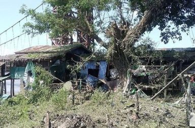 အထိနာလာသော စစ်တပ်က စစ်တွေ-ပုဏ္ဏားကျွန်း စစ်မျက်နှာတွင် လေကြောင်းနှင့် လက်နက်ကြီး အားပြုလာ သတင်းနှင့် မီဒီယာ ကွန်ရက်။ ၂၀၂၆ ခုနှစ်၊ အောက်တိုဘာလ ၁ ရက်။ ရခိုင်ပြည်၊ စစ်တွေ-ပုဏ္ဏားကျွန်း စစ်မျက်နှာတွင် အာရက္ခတပ်တော် (AA) ၏ တန်ပြန်ထိုးစစ်ကြောင့် မြေပြင်၌ အထိနာနေသည့် စစ်အုပ်စုသည် စစ်တွေမြို့အနီးဝန်းကျင်ရှိ ကျေးရွာများကို လေကြောင်းနှင့် လက်နက်ကြီး များ အသုံးပြုကာ ဆက်တိုက် တိုက်ခိုက်လာနေကြောင်း ဒေသခံ စစ်ရေးသတင်းရင်းမြစ်များက ပြောသည်။ စက်တင်ဘာလ ၄ ရက်နေ့မှစတင်၍ စစ်အုပ်စုတပ်သည် ပုဏ္ဏားကျွန်းမြို့နယ်အတွင်းသို့ အင်အား ၁,၀၀၀ ကျော် ဖြင့် စစ်ကြောင်းများခွဲကာ ထိုးစစ်ဆင်ခဲ့သော်လည်း AA ဘက်က ဝါဘိုနှင့် စပါးထားကျေးရွာများကို ပြန်လည် ခြေကုပ်ယူနိုင်ခဲ့သည့်အပြင် စစ်တွေဒေသကွပ်ကဲမှုစစ်ဌာနချုပ် (ဒကစ) လက်အောက်ခံ ကံကော်ကျွန်းအထိ ဆက်လက် ထိုးစစ်ဆင်လာသဖြင့် စစ်အုပ်စုတပ် စစ်ကြောင်းများ အထိနာကာ ဆုတ်ခွာခဲ့ရခြင်း ဖြစ်သည်။ ဒေသခံ စစ်ရေးသတင်းရင်းမြစ် အမျိုးသားတစ်ဦးက “စစ်တွေ-ပုဏ္ဏားကျွန်း နယ်စပ်မှာ စစ်တပ်ရဲ့ စစ်ကြောင်း တွေ အကျအဆုံးများတယ်။ ပြန်ဆုတ်နိုင်ခဲ့တာရှိသလို တချို့က နေရာတွေမှာ ပိတ်မိပြီး စစ်တွေဘက် ပြန် မဆုတ်နိုင်တာတွေရှိတယ်။ AA က နယ်စပ်ကပိတ်ပြီး စစ်ဆိုင်ထားတော့ ပိတ်မိတဲ့ စစ်သားတွေ ပြန်ထွက်လို့ မရဘူး။ အခု စစ်တပ်က လေကြောင်းကိုပဲ အားပြုနေရတယ်” ဟု ပြောဆိုသည်။ မြေပြင်တွင် အကျအဆုံးများနေသည့် စစ်အုပ်စုတပ်သည် စက်တင်ဘာလ ၃၀ ရက်နေ့၊ ည ၉ နာရီခန့်က ပုဏ္ဏားကျွန်းမြို့အနီး စစ်ဘေးရှောင်များ ခိုလှုံနေသည့် ကျောက်ဆိပ်ကျေးရွာကို လေကြောင်းမှ ဗုံးကြဲခဲ့သဖြင့် ပုဏ္ဏားကျွန်းမြို့ပေါ်မှ စစ်ဘေးရှောင်လာသူ အသက် ၄ နှစ်အရွယ် မောင်နေကျော်လင်းနှင့် ကျောက်ဆိပ်ရွာသူ အသက် ၂၆ နှစ်အရွယ် မခင်ခင်သန်းတို့ ဒဏ်ရာရရှိခဲ့သည်။ အခြား ဒေသခံ စစ်ရေးသတင်းရင်းမြစ် အမျိုးသားတစ်ဦးကလည်း “စစ်တွေ-ပုဏ္ဏားကျွန်း နယ်စပ်မှာ စစ် ကြောင်းထိုးတာတွေက အကျအဆုံးတွေနဲ့ ရင်ဆိုင်ရတော့ လေကြောင်းနဲ့ လက်နက်ကြီးပစ်တာတွေ လုပ်ဆောင် နေပါတယ်။ ပုဏ္ဏားကျွန်းမြို့ပေါ် အထိ ဗုံးကြဲတာ ၂ ယောက် ဒဏ်ရာရတယ်။ စစ်တွေ-ပုဏ္ဏားကျွန်း-ရသေ့ တောင် လမ်းပေါ်က တံဘက်လှမ်းရွာကိုလည်း လက်နက်ကြီးတွေနဲ့ လှမ်းပစ်နေပါတယ်။ ဒေသခံတွေကတော့ တိမ်းရှောင်ပေမဲ့ တချို့က ပြေးဖို့နေရာမရှိသလို ဖြစ်နေတယ်” ဟု ပြောသည်။ စစ်အုပ်စုတပ်သည် စက်တင်ဘာလ ၂၈ ရက်က စစ်တွေ-ပုဏ္ဏားကျွန်း နယ်စပ်တောင်တန်းများကို ကင်းထောက် လေယာဉ်များဖြင့် ပျံသန်းထောက်လှမ်းကာ ဒရုန်းဖြင့် ပစ်ခတ်မှုများ ပြုလုပ်ခဲ့ပြီး စက်တင်ဘာလ ၂၉ ရက်နှင့် ၃၀ ရက်တို့တွင်လည်း ကံကော်ကျွန်း၊ ဝါဘို၊ စပါးထားနှင့် တံဘက်လှမ်းကျေးရွာများအတွင်းသို့ လက်နက်ကြီးများ ဆက်တိုက် ပစ်ခတ်ခဲ့သည်။ ထို့ပြင် စက်တင်ဘာလ ၂၃ ရက်ကလည်း ပုဏ္ဏားကျွန်းမြို့နယ် ဖက်ကျကျေးရွာကို စစ်အုပ်စုတပ်က Y-12 လေယာဉ်တစ်စီး၊ ဂျက်တိုက်လေယာဉ်နှစ်စီးတို့ဖြင့် နာရီဝက်ခန့် ဗုံးကြဲခဲ့၍ အရပ်သား ၂ ဦး သေဆုံးကာ နေအိမ် ၂၅ လုံး ပျက်စီးခဲ့သည့်အပြင် စက်တင်ဘာလ ၂၀ ရက်ကလည်း ကုလားချောင်းကျေးရွာကို ဂျက်တိုက်လေယာဉ် ဖြင့် ဗုံးကြဲခဲ့သဖြင့် အရပ်သား ၁ ဦး သေဆုံးခဲ့ရသည်။ လက်ရှိတွင် စစ်တွေ-ပုဏ္ဏားကျွန်း နယ်စပ်ရှိ ကြက်တောရာ၊ ပါဒလိပ်၊ မံစီ၊ အမ်ဘာရီနှင့် ကျောက်တန်းကျေးရွာ တို့၌ စစ်အုပ်စုတပ်၏ စစ်ရေးလှုပ်ရှားမှုများ ရှိနေပြီး စစ်တွေ-ပုဏ္ဏားကျွန်း-ရသေ့တောင် လမ်းမကြီး အနီးဝန်း ကျင်သို့ ထပ်မံစစ်ကြောင်းထိုးရန် ပြင်ဆင်လျက်ရှိသည်။ ဓါတ်ပုံ - (စက်တင်ဘာ ၁၃ ရက်နေ့က ပုဏ္ဏားကျွန်းမြို့၊ ဦးရာဇ်တော်ဘုရား တောင်ခြေ ကြိုးတံတားအနီး စစ်အုပ်စုတပ်၏ လေကြောင်းမှ ဗုံးကြဲတိုက်ခိုက်ခံရမှု မြင်ကွင်း။ / AA Info Desk) #စစ်တွေ #ပုဏ္ဏာကျွန်း