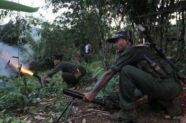 ကချင်နှင့် ရှမ်း-ကချင်အစပ် မြို့နယ် ၆ ခုတွင် KIA နှင့် စစ်အုပ်စုတပ်တို့ တိုက်ပွဲများ ဆက်လက်ပြင်းထန် သတင်းနှင့် မီဒီယာ ကွန်ရက်။ ၂၀၂၆ ခုနှစ်၊ အောက်တိုဘာလ ၁ ရက်။ ကချင်ပြည်အတွင်းရှိ မြို့နယ် ၅ ခုနှင့် ရှမ်း-ကချင် အစပ်ဒေသများတွင် ကချင်လွတ်လပ်ရေးတပ်မတော် (KIA) ပူးပေါင်းတပ်များနှင့် စစ်အုပ်စုတပ်တို့အကြား စစ်ရေးတင်းမာနေပြီး တိုက်ပွဲများ ဆက်လက်ပြင်းထန်လျက် ရှိသည်။ ကချင်ပြည် ဗန်းမော်၊ ဖားကန့်၊ မိုးညှင်း၊ ခေါင်လန်ဖူး၊ ဝိုင်းမော် မြို့နယ်များနှင့် ရှမ်း-ကချင် အစပ်ရှိ မိုးမိတ်မြို့နယ် အတွင်း၌ စစ်ရေးတင်းမာလျက်ရှိပြီး တိုက်ပွဲများ ဆက်လက်ဖြစ်ပွားနေကြောင်း ကချင်လွတ်လပ်ရေးအဖွဲ့ (KIO/KIA) က ပြောသည်။ လက်ရှိ တိုက်ပွဲဖြစ်ပွားနေသည့် အခြေအနေနှင့် ပတ်သက်၍ KIO/KIA သတင်းနှင့် ပြန်ကြားရေးတာဝန်ခံ ဗိုလ်မှူးကြီး နော်ဘူက ယခုကဲ့သို့ ပြောသည်။ ဗိုလ်မှူးကြီးနော်ဘူက “ကချင်ပြည်နယ်မှာကတော့ တိုက်ပွဲကတော့ ဗန်းမော်မြို့ဝန်းကျင်မှာ နေ့တိုင်းလို တိုက် ပွဲရှိပါတယ်။ နောက် ရှမ်းမြောက် အစပ်ဖြစ်နေတဲ့ မဘိမ်း မိုးမိတ်ဘက်မှာလည်း တိုက်ပွဲတွေရှိပါတယ်။ နောက် ခေါင်လန်ဖူးဘက်မှာလည်း တိုက်ပွဲကတော့ ကြိုကြား ကြိုကြားဖြစ်နေပါတယ်။ နောက် အင်းတော်ကြီး အဲဒီ ဖက်မှာလည်း တိုက်ပွဲတွေရှိပါတယ်။ တခြားနေရာမှာကတော့ တိုက်ပွဲတွေ အဲလောက်အထိ မရှိပါဘူး။ တင်းမာ မှုတွေကတော့ ဝိုင်းမော်ဘက်မှာ ရှိပြီးမှ ဖားကန့်မှာလည်း လက်နက်ကြီးနဲ့ ဒရုန်းတွေနဲ့ အပြန်အလှန် ပစ်ခတ် တာတွေတော့ ရှိပါတယ်” ဟု ပြောသည်။ စစ်အုပ်စုတပ်သည် သင်္ဘောများဖြင့် ဗန်းမော်မြို့သို့ စစ်အင်အား ဖြည့်တင်းခဲ့ပြီးနောက် ဆုံးရှုံးထားသည့် ရပ်ကွက်များကို ပြန်လည်ရယူရန် စစ်ကြောင်းထိုး ဝင်ရောက်လာခြင်း၊ ဒရုန်းနှင့် လေကြောင်းတိုက်ခိုက်မှုများ ပြုလုပ်နေခြင်းတို့ကြောင့် ဗန်းမော်မြို့နယ်အတွင်း၌ တိုက်ပွဲများ နေ့စဉ် ဖြစ်ပွားနေခြင်းဖြစ်သည်။ ထို့အတူ ရှမ်း-ကချင်အစပ် မိုးမိတ်မြို့နယ်အတွင်း၌လည်း တိုက်ပွဲများ ပြင်းထန်နေပြီး စက်တင်ဘာလ ၂၈ ရက် နေ့တွင် မိုးမိတ်မြို့နယ် ညောင်နီကျေးရွာအနီးရှိ စစ်အုပ်စုတပ်၏ ရွှေမြင်တင်ဘုရား ဗျူဟာကုန်းစခန်းကို တိုက်ခိုက်သိမ်းပိုက်နိုင်ခဲ့ကြောင်း ဗိုလ်မှူးကြီး နော်ဘူက ပြောသည်။ အလားတူ မိုးညှင်းမြို့နယ် အင်းတော်ကြီးဒေသ ဟဲပါးကျေးရွာရှိ ရှမ်းနီနဂါးတပ်မတော် (SNA) စခန်းတစ်ခုကို လည်း KIA နှင့် ပူးပေါင်းတပ်များက တိုက်ခိုက်သိမ်းပိုက်ခဲ့သည်။ ဖားကန့်နှင့် ဝိုင်းမော်မြို့နယ်များ၌ လက်နက်ကြီးနှင့် ဒရုန်းဖြင့် အပြန်အလှန် ပစ်ခတ်မှုများ ဆက်လက်ရှိနေ သကဲ့သို့ ခေါင်လန်ဖူးမြို့နယ်အတွင်း၌လည်း တိုက်ပွဲများ ကြိုကြားကြိုကြား ဖြစ်ပွားလျက်ရှိသည်။ တစ်ဖက်တွင်လည်း ကချင်ပြည်တိုက်ပွဲများ၌ အထိနာနေသည့် စစ်အုပ်စုတပ်သည် ပုံမှန် စစ်အင်အား ဖြည့်တင်း နိုင်ခြင်း မရှိတော့ဘဲ ဒေသတွင်းမှ လူငယ်များကို ဖမ်းဆီးကာ ပြည်သူ့စစ်အဖြစ် အတင်းအဓမ္မ စုဆောင်းခြင်း၊ ပေါ်တာထမ်းခိုင်းခြင်းများကို ပြုလုပ်လျက်ရှိကြောင်း ဒေသခံများနှင့် KIO/KIA တို့က ပြောပြ ထုတ်ပြန်သည်။ ပြည်သူ့စစ် စုဆောင်းနေသည့် အခြေအနေနှင့် ပတ်သက်၍ ဗိုလ်မှူးကြီး နော်ဘူက “ဖားကန့်မှာကတော့ သူတို့က အဲဒီ ပြည်သူ့စစ်အဖွဲ့ တပ်ဖွဲ့မယ်ဆိုပြီးမှ သတင်းတွေထွက်နေပါတယ်။ အဲဒီ အကောင်အထည်ဖော်တာတော့ မတွေ့ရသေးဘူး။ နောက် ခေါင်လန်ဖူး မြေပြင်မှာကတော့ သူတို့ ပြည်သူ့စစ်တွေ တော်တော်များများ ရှိတယ်။ ပူတာအိုတို့ မချမ်းဘောတို့မှာကတော့ ပြည်သူ့စစ် စုဆောင်းရေးတွေ လုပ်တယ်။ နောက် သူတို့ရဲ့ ပစ္စည်းတွေကို ထမ်းပေးဖို့ ချောဆွဲတာပေါ့ ရွာသားတွေကို ချောဆွဲတာတွေ ရှိပါတယ်။ ကျန်တဲ့ နေရာမှာကတော့ အသစ်ဝင် လာတာတော့ မတွေ့ရသေးဘူး” ဟု ပြောသည်။ စစ်အုပ်စုတပ်သည် ကချင်ပြည်အတွင်း ဆုံးရှုံးထားသည့် နယ်မြေများကို ပြန်လည်ရယူရန် ထိုးစစ်ဆင် တိုက်ခိုက်လျက်ရှိရာ စစ်ရေးပဋိပက္ခ ဒေသများရှိ အရပ်သား ပြည်သူများမှာ ဖမ်းဆီးစစ်ဆေးခံရခြင်း၊ လက်နက်ကြီး၊ လေကြောင်းနှင့် ဒရုန်း ပစ်ခတ်မှုများကြောင့် သေဆုံးရခြင်းနှင့် နေအိမ်များ မီးရှို့ဖျက်ဆီးခံရခြင်း စသည့် ဒဏ်များကို ခံစားနေကြရကြောင်း စစ်ဘေးရှောင် ပြည်သူများနှင့် လူ့အခွင့်အရေး လှုပ်ရှားသူများက ပြောဆိုသည်။ ဓါတ်ပုံ - (AFP / ပုံဟောင်း)