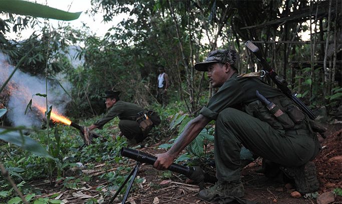 ကချင်နှင့် ရှမ်း-ကချင်အစပ် မြို့နယ် ၆ ခုတွင် KIA နှင့် စစ်အုပ်စုတပ်တို့ တိုက်ပွဲများ ဆက်လက်ပြင်းထန် သတင်းနှင့် မီဒီယာ ကွန်ရက်။ ၂၀၂၆ ခုနှစ်၊ အောက်တိုဘာလ ၁ ရက်။ ကချင်ပြည်အတွင်းရှိ မြို့နယ် ၅ ခုနှင့် ရှမ်း-ကချင် အစပ်ဒေသများတွင် ကချင်လွတ်လပ်ရေးတပ်မတော် (KIA) ပူးပေါင်းတပ်များနှင့် စစ်အုပ်စုတပ်တို့အကြား စစ်ရေးတင်းမာနေပြီး တိုက်ပွဲများ ဆက်လက်ပြင်းထန်လျက် ရှိသည်။ ကချင်ပြည် ဗန်းမော်၊ ဖားကန့်၊ မိုးညှင်း၊ ခေါင်လန်ဖူး၊ ဝိုင်းမော် မြို့နယ်များနှင့် ရှမ်း-ကချင် အစပ်ရှိ မိုးမိတ်မြို့နယ် အတွင်း၌ စစ်ရေးတင်းမာလျက်ရှိပြီး တိုက်ပွဲများ ဆက်လက်ဖြစ်ပွားနေကြောင်း ကချင်လွတ်လပ်ရေးအဖွဲ့ (KIO/KIA) က ပြောသည်။ လက်ရှိ တိုက်ပွဲဖြစ်ပွားနေသည့် အခြေအနေနှင့် ပတ်သက်၍ KIO/KIA သတင်းနှင့် ပြန်ကြားရေးတာဝန်ခံ ဗိုလ်မှူးကြီး နော်ဘူက ယခုကဲ့သို့ ပြောသည်။ ဗိုလ်မှူးကြီးနော်ဘူက “ကချင်ပြည်နယ်မှာကတော့ တိုက်ပွဲကတော့ ဗန်းမော်မြို့ဝန်းကျင်မှာ နေ့တိုင်းလို တိုက် ပွဲရှိပါတယ်။ နောက် ရှမ်းမြောက် အစပ်ဖြစ်နေတဲ့ မဘိမ်း မိုးမိတ်ဘက်မှာလည်း တိုက်ပွဲတွေရှိပါတယ်။ နောက် ခေါင်လန်ဖူးဘက်မှာလည်း တိုက်ပွဲကတော့ ကြိုကြား ကြိုကြားဖြစ်နေပါတယ်။ နောက် အင်းတော်ကြီး အဲဒီ ဖက်မှာလည်း တိုက်ပွဲတွေရှိပါတယ်။ တခြားနေရာမှာကတော့ တိုက်ပွဲတွေ အဲလောက်အထိ မရှိပါဘူး။ တင်းမာ မှုတွေကတော့ ဝိုင်းမော်ဘက်မှာ ရှိပြီးမှ ဖားကန့်မှာလည်း လက်နက်ကြီးနဲ့ ဒရုန်းတွေနဲ့ အပြန်အလှန် ပစ်ခတ် တာတွေတော့ ရှိပါတယ်” ဟု ပြောသည်။ စစ်အုပ်စုတပ်သည် သင်္ဘောများဖြင့် ဗန်းမော်မြို့သို့ စစ်အင်အား ဖြည့်တင်းခဲ့ပြီးနောက် ဆုံးရှုံးထားသည့် ရပ်ကွက်များကို ပြန်လည်ရယူရန် စစ်ကြောင်းထိုး ဝင်ရောက်လာခြင်း၊ ဒရုန်းနှင့် လေကြောင်းတိုက်ခိုက်မှုများ ပြုလုပ်နေခြင်းတို့ကြောင့် ဗန်းမော်မြို့နယ်အတွင်း၌ တိုက်ပွဲများ နေ့စဉ် ဖြစ်ပွားနေခြင်းဖြစ်သည်။ ထို့အတူ ရှမ်း-ကချင်အစပ် မိုးမိတ်မြို့နယ်အတွင်း၌လည်း တိုက်ပွဲများ ပြင်းထန်နေပြီး စက်တင်ဘာလ ၂၈ ရက် နေ့တွင် မိုးမိတ်မြို့နယ် ညောင်နီကျေးရွာအနီးရှိ စစ်အုပ်စုတပ်၏ ရွှေမြင်တင်ဘုရား ဗျူဟာကုန်းစခန်းကို တိုက်ခိုက်သိမ်းပိုက်နိုင်ခဲ့ကြောင်း ဗိုလ်မှူးကြီး နော်ဘူက ပြောသည်။ အလားတူ မိုးညှင်းမြို့နယ် အင်းတော်ကြီးဒေသ ဟဲပါးကျေးရွာရှိ ရှမ်းနီနဂါးတပ်မတော် (SNA) စခန်းတစ်ခုကို လည်း KIA နှင့် ပူးပေါင်းတပ်များက တိုက်ခိုက်သိမ်းပိုက်ခဲ့သည်။ ဖားကန့်နှင့် ဝိုင်းမော်မြို့နယ်များ၌ လက်နက်ကြီးနှင့် ဒရုန်းဖြင့် အပြန်အလှန် ပစ်ခတ်မှုများ ဆက်လက်ရှိနေ သကဲ့သို့ ခေါင်လန်ဖူးမြို့နယ်အတွင်း၌လည်း တိုက်ပွဲများ ကြိုကြားကြိုကြား ဖြစ်ပွားလျက်ရှိသည်။ တစ်ဖက်တွင်လည်း ကချင်ပြည်တိုက်ပွဲများ၌ အထိနာနေသည့် စစ်အုပ်စုတပ်သည် ပုံမှန် စစ်အင်အား ဖြည့်တင်း နိုင်ခြင်း မရှိတော့ဘဲ ဒေသတွင်းမှ လူငယ်များကို ဖမ်းဆီးကာ ပြည်သူ့စစ်အဖြစ် အတင်းအဓမ္မ စုဆောင်းခြင်း၊ ပေါ်တာထမ်းခိုင်းခြင်းများကို ပြုလုပ်လျက်ရှိကြောင်း ဒေသခံများနှင့် KIO/KIA တို့က ပြောပြ ထုတ်ပြန်သည်။ ပြည်သူ့စစ် စုဆောင်းနေသည့် အခြေအနေနှင့် ပတ်သက်၍ ဗိုလ်မှူးကြီး နော်ဘူက “ဖားကန့်မှာကတော့ သူတို့က အဲဒီ ပြည်သူ့စစ်အဖွဲ့ တပ်ဖွဲ့မယ်ဆိုပြီးမှ သတင်းတွေထွက်နေပါတယ်။ အဲဒီ အကောင်အထည်ဖော်တာတော့ မတွေ့ရသေးဘူး။ နောက် ခေါင်လန်ဖူး မြေပြင်မှာကတော့ သူတို့ ပြည်သူ့စစ်တွေ တော်တော်များများ ရှိတယ်။ ပူတာအိုတို့ မချမ်းဘောတို့မှာကတော့ ပြည်သူ့စစ် စုဆောင်းရေးတွေ လုပ်တယ်။ နောက် သူတို့ရဲ့ ပစ္စည်းတွေကို ထမ်းပေးဖို့ ချောဆွဲတာပေါ့ ရွာသားတွေကို ချောဆွဲတာတွေ ရှိပါတယ်။ ကျန်တဲ့ နေရာမှာကတော့ အသစ်ဝင် လာတာတော့ မတွေ့ရသေးဘူး” ဟု ပြောသည်။ စစ်အုပ်စုတပ်သည် ကချင်ပြည်အတွင်း ဆုံးရှုံးထားသည့် နယ်မြေများကို ပြန်လည်ရယူရန် ထိုးစစ်ဆင် တိုက်ခိုက်လျက်ရှိရာ စစ်ရေးပဋိပက္ခ ဒေသများရှိ အရပ်သား ပြည်သူများမှာ ဖမ်းဆီးစစ်ဆေးခံရခြင်း၊ လက်နက်ကြီး၊ လေကြောင်းနှင့် ဒရုန်း ပစ်ခတ်မှုများကြောင့် သေဆုံးရခြင်းနှင့် နေအိမ်များ မီးရှို့ဖျက်ဆီးခံရခြင်း စသည့် ဒဏ်များကို ခံစားနေကြရကြောင်း စစ်ဘေးရှောင် ပြည်သူများနှင့် လူ့အခွင့်အရေး လှုပ်ရှားသူများက ပြောဆိုသည်။ ဓါတ်ပုံ - (AFP / ပုံဟောင်း)