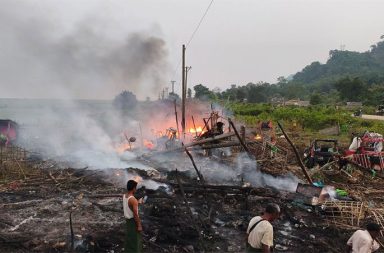 ပုဏ္ဏားကျွန်း စစ်ဘေးရှောင်စခန်း ဗုံးကြဲခံရ၍ ၆ ဦး သေဆုံးပြီး ထိခိုက်ဒဏ်ရာရသူ များပြား သတင်းနှင့်မီဒီယာ ကွန်ရက်။ ၂၀၂၆ ခုနှစ်၊ အောက်တိုဘာလ ၅ ရက်။ ရခိုင်ပြည်အတွင်း နယ်မြေအများစုကို လက်လွှတ်ထားရသည့် စစ်အုပ်စုတပ်သည် စစ်ရေးပစ်မှတ် မဟုတ်သည့် အရပ်သားများနှင့် စစ်ဘေးရှောင်စခန်းများကို ရက်ဆက် လေကြောင်းမှ ရည်ရွယ်ချက်ရှိရှိ ဗုံးကြဲတိုက်ခိုက် နေသဖြင့် ဒေသခံများ ထိခိုက်သေဆုံးမှု အရေအတွက် ပိုမိုမြင့်တက်လာနေသည်။ အောက်တိုဘာ ၄ ရက်နေ့၊ ညနေ ၅ နာရီကျော် အချိန်တွင် ပုဏ္ဏားကျွန်းမြို့နယ်၊ သရက်ချိုကျေးရွာနှင့် ယိုးငူကျေး ရွာကြားရှိ ယိုးငူ-ဗျာလ စစ်ဘေးရှောင်စခန်းကို စစ်အုပ်စုတပ်က ဂျက်တိုက်လေယာဉ် ၂ စီးဖြင့် ရှေ့ဆင့်နောက် ဆင့် ဗုံးကြဲတိုက်ခိုက်ခဲ့ခြင်းဖြစ်သည်။ မြေပြင်ဒေသခံတစ်ဦးက “တိုက်ပွဲဖြစ်တာလည်း မရှိဘဲနဲ့ လေယာဉ်နဲ့ နှစ်ခေါက် ဆက်တိုက် လာကြဲသွားတာပါ။ စစ်ဘေးဒုက္ခသည်တွေပဲ ရှိတဲ့နေရာကို တမင် ရည်ရွယ်ချက်ရှိရှိ လာပစ်တာဖြစ်လို့ နေရာမှာတင် ၆ ယောက် သေသွားတယ်။ ဒဏ်ရာရတဲ့အထဲမှာလည်း စိုးရိမ်ရတဲ့သူတွေ ပါနေတော့ သေဆုံးသူ ဒီထက် ပိုတိုးလာနိုင် တယ်” ဟု ပြောသည်။ အဆိုပါ လေကြောင်းတိုက်ခိုက်မှုကြောင့် စစ်ဘေးရှောင် ပြည်သူ ၆ ဦး နေရာ၌ပင် သေဆုံးခဲ့ပြီး ၁၁ ဦးထက် မနည်း ဒဏ်ရာရရှိခဲ့ကာ ၎င်းတို့အနက် ၅ ဦးမှာ စိုးရိမ်ရသည့် အခြေအနေတွင် ရှိနေသည်။ ထို့ပြင် ပြည်သူများ၏ နေအိမ်နှင့် ဈေးဆိုင်များစွာလည်း မီးလောင်ပြာကျ ပျက်စီးခဲ့ရသည်။ ပုဏ္ဏားကျွန်း စစ်ဘေးရှောင်စခန်း ဗုံးကြဲခံရမှုမတိုင်မီ တစ်ရက်အလို အောက်တိုဘာ ၃ ရက် နံနက် ၁ နာရီမှ ၂ နာရီအတွင်း၌လည်း ရသေ့တောင်မြို့ပေါ် ရပ်ကွက်များနှင့် ပြားချောင်းကြီး၊ ပြင်ခေါင်၊ အငူမော် စသည့် အနီးဝန်းကျင်ကျေးရွာများကို စစ်အုပ်စုတပ်က Y-12 လေယာဉ်ဖြင့် ဗုံး အလုံး ၂၀ ထက်မနည်း ဆက်တိုက် ကြဲချတိုက်ခိုက်ခဲ့သည်။ အဆိုပါ တိုက်ခိုက်မှုကြောင့် ရသေ့တောင်မြို့မှ အသက် ၁၈ နှစ်အောက် အမျိုးသမီးငယ် ၂ ဦးနှင့် အသက် ၇၀ အရွယ် အမျိုးသားကြီးတစ်ဦးတို့ သေဆုံးခဲ့ရပြီး ၁၂ ဦးထက်မနည်း ဒဏ်ရာရရှိခဲ့သည်။ ထို့ပြင် အငူမော်ကျေးရွာတွင်လည်း Y-12 လေယာဉ်၏ ဗုံးကြဲတိုက်ခိုက်မှုကြောင့် အမျိုးသမီးတစ်ဦးနှင့် အမျိုးသား ၂ ဦး ထိမှန်ဒဏ်ရာရရှိခဲ့ကြသည်။ ဗုံးများသည် ရသေ့တောင်မြို့ရှိ ကမ်းနားလမ်း၊ အရှေ့တောင်ရပ် ကွက်၊ တောင်ရင်းတန်းရပ်ကွက်၊ သင်္ဘောဆိပ်၊ စိုက်ပျိုးရေးရုံးနှင့် အထက (၂) ကျောင်းအနီးတို့သို့ ကျရောက် ပေါက်ကွဲခဲ့ပြီး လူနေအိမ်များစွာ ပျက်စီးခဲ့ရသည်။ စက်တင်ဘာ ၂၈ ရက်မှ အောက်တိုဘာ ၄ ရက်အထိ ၇ ရက်တာကာလအတွင်း ကျောက်တော်၊ ပုဏ္ဏားကျွန်းနှင့် ရသေ့တောင်မြို့နယ်တို့တွင် စစ်အုပ်စုတပ်၏ လေကြောင်းတိုက်ခိုက်မှုများကြောင့် အနည်းဆုံး အရပ်သား ပြည်သူ ၁၅၀ ထက်မနည်း သေဆုံး သို့မဟုတ် ဒဏ်ရာရရှိခဲ့သည်ဟု ဆိုသည်။ ဖြစ်စဉ်များနှင့် ပတ်သက်၍ ဖြူစင်ရင်ခွင်ဖောင်ဒေးရှင်းကလည်း စစ်အုပ်စုတပ်၏ အရပ်သားများအပေါ် ပစ်မှတ်ထား တိုက်ခိုက်မှုများကို ပြင်းထန်စွာ ပြစ်တင်ရှုတ်ချကြောင်း ထုတ်ပြန်ထားသည်။ “၂၀၂၆ ခုနှစ်၊ အောက်တိုဘာလ ၄ ရက်နေ့မှာ မြန်မာစစ်အုပ်စုက ပုဏ္ဏားကျွန်းမြို့နယ်၊ ယိုးငူကျေးရွာကို ဂျက်တိုက်လေယာဉ်တွေနဲ့ လေကြောင်းတိုက်ခိုက်မှု နှစ်ကြိမ် ပြုလုပ်ခဲ့ပါတယ်။ ပစ်မှတ်ထားခံရတဲ့ နေရာက စစ်ရေးလှုပ်ရှားမှုတွေနဲ့ လုံးဝသက်ဆိုင်ခြင်းမရှိဘဲ စစ်ဘေးရှောင် အရပ်သားတွေပဲ သီးသန့် နေထိုင်တဲ့ နေရာဖြစ်ပါတယ်” ဟု ဖြူစင်ရင်ခွင့် ဖောင်ဒေးရှင်း တာဝန်ရှိသူ တစ်ဦးက ပြောသည်။ အလားတူ ဒေသတွင်း အရပ်ဘက်အဖွဲ့အစည်းများနှင့် အာရက္ခတပ်တော် (AA) တို့ကလည်း စစ်အုပ်စုတပ်သည် စစ်ရေးပစ်မှတ် မဟုတ်သည့် အရပ်သားနေထိုင်ရာ နေရာများကို ရည်ရွယ်ချက်ရှိရှိ ဗုံးကြဲတိုက်ခိုက်နေပြီး စစ်ရာဇဝတ်မှုများ ကျူးလွန်နေသည်ဟု ထုတ်ပြန်ထားကြသည်။ စစ်အုပ်စုတပ်ဘက်ကမူ အဆိုပါ လေကြောင်းတိုက်ခိုက်မှု ထုတ်ပြန်ချက်များနှင့် ပတ်သက်၍ တစ်စုံတစ်ရာ ထုတ်ပြန်ပြောဆိုခြင်း မရှိသေးပေ။ ဓာတ်ပုံ - (ယိုးငူ-ဗျာလ စစ်ဘေးရှောင်စခန်းကို စစ်အုပ်စုတပ်က လေကြောင်းမှ ဗုံးကြဲတိုက်ခိုက်ခဲ့သဖြင့် မီးလောင်ပျက်စီးမှုများ / AA Info Desk)