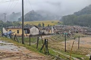 ပန်ဝါဒေသရှိ ယမ်းသိုလှောင်ရုံ ပေါက်ကွဲ၍ လူ ၇ ဦး သေဆုံးပြီး စာသင်ကျောင်းနှင့် နေအိမ်များ ပျက်စီး သတင်းနှင့် မီဒီယာ ကွန်ရက်။ ၂၀၂၆ ခုနှစ်၊ အောက်တိုဘာလ ၅ ရက်။ ကချင်လွတ်လပ်ရေးအဖွဲ့ (KIO/KIA) ထိန်းချုပ်ရာ ကချင်ပြည်၊ ချီဖွေမြို့နယ်၊ ပန်ဝါဒေသရှိ တရုတ်ကုမ္ပဏီပိုင် ယမ်းသိုလှောင်ရုံ ပေါက်ကွဲမှုဖြစ်ပွားခဲ့သဖြင့် တရုတ်လုပ်ငန်းရှင်တစ်ဦး အပါအဝင် လူ ၇ ဦး သေဆုံးပြီး ၁၁ ဦး ထိခိုက်ဒဏ်ရာ ရရှိခဲ့ကြောင်း ဒေသခံများက ပြောသည်။ ပန်ဝါဒေသ၊ လဂွေကျေးရွာ အလယ်တန်းစာသင်ကျောင်းအနီးရှိ လမ်းဖောက်လုပ်ရေး တရုတ်ကုမ္ပဏီ၏ ယမ်းဂို ဒေါင်မှာ အောက်တိုဘာလ ၂ ရက် နေ့လယ်ပိုင်းက ပေါက်ကွဲမှု ဖြစ်ခဲ့ပြီး ပေါက်ကွဲမှုပမာဏ ပြင်းထန်လွန်းသဖြင့် အနီးဝန်းကျင်ရှိ စာသင်ကျောင်းဆောင်များနှင့် ဒေသခံများ၏ လူနေအိမ်များပါ ပျက်စီးခဲ့ရသည်။ ပေါက်ကွဲမှုဖြစ်ပွားသည့်အချိန်သည် စာသင်ကျောင်း ပိတ်ချိန်ဖြစ်သောကြောင့် ကျောင်းသူ၊ ကျောင်းသားများ ထိခိုက်ဒဏ်ရာရရှိမှု မရှိခဲ့သော်လည်း ယင်းပေါက်ကွဲမှုကြောင့် တရုတ်လုပ်ငန်းရှင်တစ်ဦး၊ ကချင်လွတ်လပ်ရေး အဖွဲ့ (KIO) ပညာရေးဝန်ထမ်းများနှင့် ရွာခံများအပါအဝင် ၇ ဦး ပွဲချင်းပြီး သေဆုံးခဲ့ရသည်။ ဒဏ်ရာရရှိသူ ၁၁ ဦးအနက် ၅ ဦးမှာ ဒဏ်ရာပြင်းထန်သဖြင့် တရုတ်နိုင်ငံဘက်သို့ အရေးပေါ် ဆေးကုသမှုခံယူရန် ပို့ဆောင်ထားရသည်ဟု ဒေသခံများက ဆိုသည်။ လဂွေကျေးရွာ ဒေသခံအမျိုးသားတစ်ဦးက “ကလေးတွေ ထိခိုက်တာမျိုးမရှိလို့ တော်သေးတယ်။ မဟုတ်ရင် အစုလိုက်အပြုံလိုက် ထိမှန်မှာ။ ဒီယမ်းဂိုဒေါင်ကို ရွာနဲ့နီးတဲ့နေရာမှာ မထားဖို့ KIO ဘက်က မနှစ်ကတည်းက သတိပေးထားတာ ရှိတယ်။ ကုမ္ပဏီဘက်က မဖယ်ဘဲ ဆက်ထားရာကနေ အခုလို သေဆုံးတာတွေ ဖြစ်ခဲ့ရတာ ပါ။ ရွာနားမှာ ယမ်းဂိုဒေါင်တွေ မထားဖို့ ပိုပြီး တင်းတင်းကျပ်ကျပ် လုပ်ခိုင်းစေချင်တယ်” ဟု ပြောသည်။ တိုင်းရင်းသားလက်နက်ကိုင်အဖွဲ့များ ထိန်းချုပ်ထားသည့် နယ်မြေများအတွင်းရှိ ယမ်းသိုလှောင်ရုံ ပေါက်ကွဲမှု ဖြစ်စဉ်များ မကြာခဏ ဖြစ်ပွားလျက်ရှိပြီး ဒေသခံပြည်သူများ၏ အသက်အန္တရာယ်အတွက် စိုးရိမ်စရာ အခြေ အနေ ဖြစ်နေသည်။ နယ်မြေအတွင်း စစ်ရေးအခြေအနေများနှင့် ပတ်သက်၍ အမည်မဖော်လိုသည့် ဒေသခံတစ်ဦးက “ဒေသတွင်း တိုင်းရင်းသား လက်နက်ကိုင်တပ်တွေ စိုးမိုးထားတဲ့ မြို့နယ်တွေမှာ စစ်တပ်က လေကြောင်းကနေ ပစ်မှတ်ထား ဗုံးကြဲတာတွေလည်း ဆက်တိုက်လုပ်တော့ အဲ့ဒါတွေကိုလည်း အမြဲသတိထားရတယ်။ လက်နက်ကြီး၊ ဒရုန်း ဒါတွေကိုလည်း အမြဲသတိထားနေရတယ်။ နောက်ပြီးအခုလို ယမ်းသိုလှောင်ရုံတွေနဲ့ ပတ်သက်ပြီး စိုးရိမ်ရ တယ်။ ဒီကျနော်တို့ တရုတ်နယ်စပ်က တိုင်းရင်းသားလက်နက်ကိုင်တွေ ရှိတဲ့နေရာတွေအားလုံးမှာ အဲ့ဒီကိစ္စတွေ ရှိတယ်ဗျ” ဟု ပြောသည်။ ပြီးခဲ့သည့် စက်တင်ဘာလ ၈ ရက်နေ့ကလည်း မြန်မာအမျိုးသား ဒီမိုကရက်တစ် မဟာမိတ်တပ်မတော် (MNDAA) ထိန်းချုပ်ရာ သိန္နီမြို့နယ်၊ ဟွေတောင်ကျေးရွာအုပ်စု၊ မန်မိုင်ရွာ အထက်ကုန်းပေါ်ရှိ MNDAA ရုံးဝန်းအတွင်းရှိ ယမ်းသိုလှောင်ရုံ ပေါက်ကွဲမှုဖြစ်ပွားခဲ့သဖြင့် လူ ၁၅ ဦးထက်မနည်း ထိခိုက်သေဆုံးခဲ့သည်။ ထို့ပြင် ယခုနှစ်သည့် မေလ ၃၁ ရက်နေ့ကလည်း တအာင်းအမျိုးသား လွတ်မြောက်ရေးတပ်မတော် (TNLA) ထိန်းချုပ်ထားသည့် နမ့်ခမ်းမြို့နယ်၊ ကောင်းတပ်ကျေးရွာရှိ ယမ်းသိုလှောင်ရုံ ပေါက်ကွဲခဲ့၍ ဒေသခံ ၅၀ ကျော် သေဆုံးကာ ၇၀ ကျော် ဒဏ်ရာရရှိခဲ့သည့် ဖြစ်စဉ်များလည်း ဖြစ်ပွားခဲ့ဖူးသည်။ ယခု လဂွေကျေးရွာ ပေါက်ကွဲမှုဖြစ်စဉ်နှင့် ပတ်သက်၍ ပေါက်ကွဲရသည့် အကြောင်းရင်းမှန်ကို သက်ဆိုင်ရာ တာဝန်ရှိသူများက ဆက်လက် စုံစမ်းစစ်ဆေးလျက်ရှိသည်ဟု ဆိုသည်။ ဓာတ်ပုံ - (ပန်ဝါဒေသ လဂွေကျေးရွာ၌ ယမ်းသိုလှောင်ရုံ ပေါက်ကွဲမှုကြောင့် ပျက်စီးမှုများ။ / Crd)