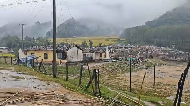 ပန်ဝါဒေသရှိ ယမ်းသိုလှောင်ရုံ ပေါက်ကွဲ၍ လူ ၇ ဦး သေဆုံးပြီး စာသင်ကျောင်းနှင့် နေအိမ်များ ပျက်စီး သတင်းနှင့် မီဒီယာ ကွန်ရက်။ ၂၀၂၆ ခုနှစ်၊ အောက်တိုဘာလ ၅ ရက်။ ကချင်လွတ်လပ်ရေးအဖွဲ့ (KIO/KIA) ထိန်းချုပ်ရာ ကချင်ပြည်၊ ချီဖွေမြို့နယ်၊ ပန်ဝါဒေသရှိ တရုတ်ကုမ္ပဏီပိုင် ယမ်းသိုလှောင်ရုံ ပေါက်ကွဲမှုဖြစ်ပွားခဲ့သဖြင့် တရုတ်လုပ်ငန်းရှင်တစ်ဦး အပါအဝင် လူ ၇ ဦး သေဆုံးပြီး ၁၁ ဦး ထိခိုက်ဒဏ်ရာ ရရှိခဲ့ကြောင်း ဒေသခံများက ပြောသည်။ ပန်ဝါဒေသ၊ လဂွေကျေးရွာ အလယ်တန်းစာသင်ကျောင်းအနီးရှိ လမ်းဖောက်လုပ်ရေး တရုတ်ကုမ္ပဏီ၏ ယမ်းဂို ဒေါင်မှာ အောက်တိုဘာလ ၂ ရက် နေ့လယ်ပိုင်းက ပေါက်ကွဲမှု ဖြစ်ခဲ့ပြီး ပေါက်ကွဲမှုပမာဏ ပြင်းထန်လွန်းသဖြင့် အနီးဝန်းကျင်ရှိ စာသင်ကျောင်းဆောင်များနှင့် ဒေသခံများ၏ လူနေအိမ်များပါ ပျက်စီးခဲ့ရသည်။ ပေါက်ကွဲမှုဖြစ်ပွားသည့်အချိန်သည် စာသင်ကျောင်း ပိတ်ချိန်ဖြစ်သောကြောင့် ကျောင်းသူ၊ ကျောင်းသားများ ထိခိုက်ဒဏ်ရာရရှိမှု မရှိခဲ့သော်လည်း ယင်းပေါက်ကွဲမှုကြောင့် တရုတ်လုပ်ငန်းရှင်တစ်ဦး၊ ကချင်လွတ်လပ်ရေး အဖွဲ့ (KIO) ပညာရေးဝန်ထမ်းများနှင့် ရွာခံများအပါအဝင် ၇ ဦး ပွဲချင်းပြီး သေဆုံးခဲ့ရသည်။ ဒဏ်ရာရရှိသူ ၁၁ ဦးအနက် ၅ ဦးမှာ ဒဏ်ရာပြင်းထန်သဖြင့် တရုတ်နိုင်ငံဘက်သို့ အရေးပေါ် ဆေးကုသမှုခံယူရန် ပို့ဆောင်ထားရသည်ဟု ဒေသခံများက ဆိုသည်။ လဂွေကျေးရွာ ဒေသခံအမျိုးသားတစ်ဦးက “ကလေးတွေ ထိခိုက်တာမျိုးမရှိလို့ တော်သေးတယ်။ မဟုတ်ရင် အစုလိုက်အပြုံလိုက် ထိမှန်မှာ။ ဒီယမ်းဂိုဒေါင်ကို ရွာနဲ့နီးတဲ့နေရာမှာ မထားဖို့ KIO ဘက်က မနှစ်ကတည်းက သတိပေးထားတာ ရှိတယ်။ ကုမ္ပဏီဘက်က မဖယ်ဘဲ ဆက်ထားရာကနေ အခုလို သေဆုံးတာတွေ ဖြစ်ခဲ့ရတာ ပါ။ ရွာနားမှာ ယမ်းဂိုဒေါင်တွေ မထားဖို့ ပိုပြီး တင်းတင်းကျပ်ကျပ် လုပ်ခိုင်းစေချင်တယ်” ဟု ပြောသည်။ တိုင်းရင်းသားလက်နက်ကိုင်အဖွဲ့များ ထိန်းချုပ်ထားသည့် နယ်မြေများအတွင်းရှိ ယမ်းသိုလှောင်ရုံ ပေါက်ကွဲမှု ဖြစ်စဉ်များ မကြာခဏ ဖြစ်ပွားလျက်ရှိပြီး ဒေသခံပြည်သူများ၏ အသက်အန္တရာယ်အတွက် စိုးရိမ်စရာ အခြေ အနေ ဖြစ်နေသည်။ နယ်မြေအတွင်း စစ်ရေးအခြေအနေများနှင့် ပတ်သက်၍ အမည်မဖော်လိုသည့် ဒေသခံတစ်ဦးက “ဒေသတွင်း တိုင်းရင်းသား လက်နက်ကိုင်တပ်တွေ စိုးမိုးထားတဲ့ မြို့နယ်တွေမှာ စစ်တပ်က လေကြောင်းကနေ ပစ်မှတ်ထား ဗုံးကြဲတာတွေလည်း ဆက်တိုက်လုပ်တော့ အဲ့ဒါတွေကိုလည်း အမြဲသတိထားရတယ်။ လက်နက်ကြီး၊ ဒရုန်း ဒါတွေကိုလည်း အမြဲသတိထားနေရတယ်။ နောက်ပြီးအခုလို ယမ်းသိုလှောင်ရုံတွေနဲ့ ပတ်သက်ပြီး စိုးရိမ်ရ တယ်။ ဒီကျနော်တို့ တရုတ်နယ်စပ်က တိုင်းရင်းသားလက်နက်ကိုင်တွေ ရှိတဲ့နေရာတွေအားလုံးမှာ အဲ့ဒီကိစ္စတွေ ရှိတယ်ဗျ” ဟု ပြောသည်။ ပြီးခဲ့သည့် စက်တင်ဘာလ ၈ ရက်နေ့ကလည်း မြန်မာအမျိုးသား ဒီမိုကရက်တစ် မဟာမိတ်တပ်မတော် (MNDAA) ထိန်းချုပ်ရာ သိန္နီမြို့နယ်၊ ဟွေတောင်ကျေးရွာအုပ်စု၊ မန်မိုင်ရွာ အထက်ကုန်းပေါ်ရှိ MNDAA ရုံးဝန်းအတွင်းရှိ ယမ်းသိုလှောင်ရုံ ပေါက်ကွဲမှုဖြစ်ပွားခဲ့သဖြင့် လူ ၁၅ ဦးထက်မနည်း ထိခိုက်သေဆုံးခဲ့သည်။ ထို့ပြင် ယခုနှစ်သည့် မေလ ၃၁ ရက်နေ့ကလည်း တအာင်းအမျိုးသား လွတ်မြောက်ရေးတပ်မတော် (TNLA) ထိန်းချုပ်ထားသည့် နမ့်ခမ်းမြို့နယ်၊ ကောင်းတပ်ကျေးရွာရှိ ယမ်းသိုလှောင်ရုံ ပေါက်ကွဲခဲ့၍ ဒေသခံ ၅၀ ကျော် သေဆုံးကာ ၇၀ ကျော် ဒဏ်ရာရရှိခဲ့သည့် ဖြစ်စဉ်များလည်း ဖြစ်ပွားခဲ့ဖူးသည်။ ယခု လဂွေကျေးရွာ ပေါက်ကွဲမှုဖြစ်စဉ်နှင့် ပတ်သက်၍ ပေါက်ကွဲရသည့် အကြောင်းရင်းမှန်ကို သက်ဆိုင်ရာ တာဝန်ရှိသူများက ဆက်လက် စုံစမ်းစစ်ဆေးလျက်ရှိသည်ဟု ဆိုသည်။ ဓာတ်ပုံ - (ပန်ဝါဒေသ လဂွေကျေးရွာ၌ ယမ်းသိုလှောင်ရုံ ပေါက်ကွဲမှုကြောင့် ပျက်စီးမှုများ။ / Crd)