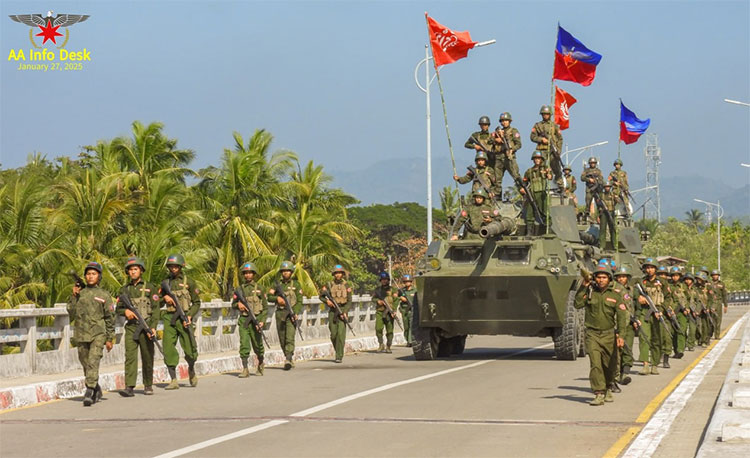 ရခိုင်-ဧရာဝတီအစပ် တိုက်ပွဲတွင် စစ်အုပ်စုတပ် အထိနာ သတင်းနှင့် မီဒီယာ ကွန်ရက်။ ၂၀၂၆ ခုနှစ်၊ အောက်တိုဘာလ ၆ ရက်။ ရခိုင်ပြည်နှင့် ဧရာဝတီတိုင်းအစပ် သာပေါင်းနှင့် လေးမျက်နှာမြို့နယ်တို့ရှိ ရခိုင်ရိုးမတောင်ခြေတွင် တိုက်ပွဲများ ပြန်လည်ပြင်းထန်နေပြီး စစ်အုပ်စုတပ်ဘက်မှ ထိခိုက်ကျဆုံးမှု များပြားနေကြောင်း ဒေသခံ စစ်ရေးသတင်း အရင်းအမြစ်များက ပြောသည်။ အဆိုပါ တိုက်ပွဲများအတွင်း စစ်အုပ်စုတပ်သည် ကျဆုံးသွားသည့် စစ်သားများ၏ ရုပ်အလောင်းများကို စစ်မြေ ပြင်၌ပင် စွန့်ပစ်ထားခဲ့ရသည်။ ထို့ပြင် သက်တမ်းပြည့်သွားသည့် စစ်မှုထမ်းတပ်သားများကိုလည်း အိမ်မပြန် ခိုင်းဘဲ ရှေ့တန်းတွင် ဆက်လက် တိုက်ခိုက်ခိုင်းနေသည်။ သေဆုံးသွားသည့် စစ်သားများ၏ မိသားစုဝင်များက ရုပ်အလောင်းကို ပြသပေးရန် နှင့် ပြန်လည်ထုတ်ယူနိုင် ရေးအတွက် အနောက်တောင်တိုင်းစစ်ဌာနချုပ် (နတခ) သို့ လိုက်လာကြသော်လည်း စစ်အုပ်စုဘက်မှ ပြသနိုင် ခြင်း မရှိခဲ့ကြောင်း နီးစပ်သူများက ဆိုသည်။ သာပေါင်းမြို့နယ်ရှိ ဆင်ကူးကျေးရွာအုပ်စု ဘုတ်ချောင်းရွာ ရိုးမလမ်းကြောင်းတွင် စစ်အုပ်စု စစ်ကြောင်းအချို့ ရှိနေသလို သဲဖြူကျေးရွာနှင့် လှေကြီးတက်ကျေးရွာ အနီးတစ်ဝိုက်တို့တွင်လည်း တိုက်ပွဲများ ဖြစ်ပွားလျက်ရှိ သည်။ ထို့ပြင် လေးမျက်နှာမြို့နယ်ရှိ ငဝန်ထိပ် အိုင်သဒ္ဒီရွာအနီး၊ ခုံကြီးကျေးရွာအုပ်စု တောင်ဘက်ကျေးရွာများနှင့် အမ်း-ဂွ-ကျောင်းတောင် လမ်းကြောင်းများတွင် တိုက်ပွဲများ ရှိနေပြီး ရိုးမစပ်ကျေးရွာများကို စစ်အုပ်စုတပ်က လက်နက်ကြီးများဖြင့် ပစ်ခတ်၍ စစ်ကြောင်းထိုးလျက် ရှိသည်။ သာပေါင်းဒေသခံ စစ်ရေးသတင်းအရင်းအမြစ် အမျိုးသားတစ်ဦးက “သာပေါင်းကြီး၊ သာပေါင်းလေးဘက် ရခိုင် ရိုးမတောင်ခြေမှာ တိုက်ပွဲပြန်ဖြစ်လာတာ။ စစ်တပ်က တော်တော် သတင်းဆိုးတယ်၊ စစ်မှုထမ်း သက် တမ်းပြည့် သွားတဲ့သူတွေ အိမ်ပြန်မသွားနိုင်တော့ လမ်းဘေးတွေမှာ စကားများနေ၊ စစ်တပ်အရာရှိတွေက ရခိုင်ရိုးမပေါ် ပြန်လွှတ်၊ အလောင်းတွေ မကောက်နိုင်၊ အေအေကတော့ ရွာတွေဘက်ကို အချိန်တစ်ခုပဲ ဆင်း လာတာ။ စနိုက်ဘာတွေနဲ့ ပစ်တာ၊ စစ်တပ်က သေမှာသိတော့ မတိုးချင်ဘူး။ ဗုံးကြဲတာရှိပေမဲ့ သိပ်မထိရောက် သလို ဖြစ်နေတယ်။ ဒေသခံတွေ စစ်ရှောင်တွေပဲ သေတာ၊ အေအေက ဘာမှမဖြစ်ဘူး” ဟု ပြောသည်။ စစ်အုပ်စုတပ်သည် သာပေါင်းမြို့နယ်၊ သစ်ဖြူကျေးရွာအနီးသို့ အောက်တိုဘာ ၁ ရက် ည ၉ နာရီဝန်းကျင်တွင် လေကြောင်းမှ ဗုံးကြဲတိုက်ခိုက်ခဲ့သဖြင့် ရခိုင်စစ်ဘေးရှောင် အမျိုးသမီးတစ်ဦး သေဆုံးကာ တစ်ဦး ဒဏ်ရာရရှိခဲ့ သည်။ လေးမျက်နှာ ဒေသခံ စစ်ရှောင်တစ်ဦးက “လေးမျက်နှာမှာ စစ်တပ်က ရိုးမအစပ်ကို စစ်ကြောင်းထိုးနေလို့ တိုက်ပွဲတွေ ရှိနေတယ်၊ ဘယ်သူမှ ရိုးမပေါ် မသွားရဲတော့ဘူး၊ စစ်ရှောင်ရွာတွေလည်း ပြန်နေဖို့လုပ်လိုက် တိုက် ပွဲဖြစ်လိုက်နဲ့ နေလို့ကို မရဘူး၊ အခုကြားတာ စစ်မှုထမ်းတပ်သားတွေ ပြဿနာမျိုးစုံရှိနေတယ်” ဟု ပြော သည်။ ပုသိမ်မြို့အခြေစိုက် စစ်အုပ်စု၏ အနောက်တောင်တိုင်းစစ်ဌာနချုပ် (နတခ) ကွပ်ကဲမှုအောက်ရှိ တပ်ရင်းများ သည် ရခိုင်နှင့် လေးမျက်နှာ၊ သာပေါင်း စစ်မျက်နှာပြင်များတွင် ဝင်ရောက်တိုက်ခိုက်နေသော်လည်း ရိုးမတောင် ခြေ အထိ စစ်ကြောင်းများ ရောက်ရှိရန် ခက်ခဲလျက်ရှိသည်။ ဓာတ်ပုံ - (ဧရာဝတီ-ရခိုင် နယ်စပ်တစ်နေရာတွင် တွေ့ရသည့် (AA) တပ်ဖွဲ့ဝင်များ။ / AA Info Desk - ပုံဟောင်း)