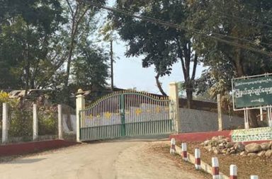 ဖားကန့် စုပေါင်းရုံးရှိ စစ်အုပ်စုခန့် အုပ်ချုပ်ရေးမှူးများ အစည်းအဝေး အသေခံဒရုန်းဖြင့် တိုက်ခိုက်ခံရ သတင်းနှင့် မီဒီယာ ကွန်ရက်။ ၂၀၂၆ ခုနှစ်၊ အောက်တိုဘာလ ၇ ရက်။ ကချင်ပြည်၊ ဖားကန့်မြို့နယ် မှော်ဝမ်းရပ်ကွက်ရှိ စုပေါင်းရုံး၌ စစ်အုပ်စုတပ် ဖားကန့် ဒုတပ်မမှူးနှင့် စစ်အုပ်စုခန့် အုပ်ချုပ်ရေးမှူးများ အစည်းအဝေး ပြုလုပ်နေစဉ် တော်လှန်ရေး ပူးပေါင်းတပ်များက အောက်တိုဘာလ ၇ ရက် မွန်းလွဲ ၁ နာရီခန့်တွင် အသေခံဒရုန်း (Kamikaze Drone) ဖြင့် ကြားဖြတ် တိုက်ခိုက်ခဲ့သည်။ စစ်အုပ်စုတပ် ဒုတပ်မမှူး၊ ရဲမှူးနှင့် စစ်အုပ်စုခန့် ရပ်ကွက်ကျေးရွာ အုပ်ချုပ်ရေးမှူးများသည် ဖားကန့်-ကာမိုင်း လမ်းပိုင်း ပြုပြင်ရေးအတွက် လုပ်ငန်းရှင်များနှင့် အစည်းအဝေး ပြုလုပ်မည်ဆိုသည့် သတင်းကို ကြိုတင် ရရှိထားသဖြင့် တိုက်ခိုက်ခဲ့ခြင်းဖြစ်ကြောင်း တော်လှန်ရေး တပ်ဖွဲ့ဝင်တစ်ဦးက ပြောသည်။ တိုက်ခိုက်မှုဖြစ်စဉ်နှင့် ပတ်သက်၍ မြေပြင်တော်လှန်ရေး တပ်ဖွဲ့ဝင်တစ်ဦးက “သူတို့ စုပေါင်းရုံးမှာ အစည်း အဝေး လုပ်နေတယ်ဆိုတဲ့ သတင်းကို အတိအကျ ကြိုရတာနဲ့ အသေခံဒရုန်းသုံးပြီး ဝင်တိုက်ခဲ့တာ။ စစ်အုပ်စု ဘက်က ထိခိုက်သေဆုံးတာနဲ့ ဒဏ်ရာရတာတွေ ရှိပေမဲ့ အသေးစိတ်ကိုတော့ ဆက်လက် စုံစမ်းနေတုန်းပဲ” ဟု ပြောသည်။ ဒရုန်းဖြင့် တိုက်ခိုက်ခံရပြီးနောက် စုပေါင်းရုံး အနီးပတ်ဝန်းကျင်တွင် သေနတ်သံများ ထွက်ပေါ်လာခဲ့ပြီး စစ်အုပ်စုတပ်က စုပေါင်းရုံးအနီး လမ်းများကို ပိတ်ဆို့ကာ တားဆီးစစ်ဆေးမှုများ ပြုလုပ်ခဲ့ကြောင်း ဒေသခံ အချို့က ပြောသည်။ ဖားကန့်မြို့ခံ အမျိုးသားတစ်ဦးက “တိုက်ခိုက်ခံရပြီးတော့ ပေါက်ကွဲသံရော သေနတ်သံတွေပါ ထွက်လာတယ်။ အဲဒါပြီးတာနဲ့ စစ်တပ်က စုပေါင်းရုံးပတ်ဝန်းကျင် လမ်းတွေကို ချက်ချင်း ပိတ်လိုက်တာပဲ။ လမ်းသွားလမ်းလာ တွေကိုလည်း တော်တော်လေး တင်းတင်းကြပ်ကြပ် စစ်ဆေးနေတယ်” ဟု မြေပြင်အခြေအနေကို ပြောသည်။ ဖားကန့်မြို့နယ်အတွင်း တိုက်ပွဲများ ငြိမ်သက်နေရာမှ စက်တင်ဘာလ ဒုတိယပတ်မှစတင်၍ စစ်အုပ်စုတပ်က ပြည်သူ့ စစ်အဖွဲ့များ ဖွဲ့စည်းကာ စစ်ရေးလှုပ်ရှားမှုများ ပြန်လည် ခပ်စိပ်စိပ် ပြုလုပ်လာသဖြင့် လမ်းကြိုလမ်း ကြား စစ်ဆေးရေး တင်းကြပ်လာသည့်အပြင် လက်နက်ကြီး၊ လက်နက်ငယ်များဖြင့် မကြာခဏ ခြိမ်းခြောက် ပစ်ခတ်မှုများရှိနေကြောင်း ဒေသခံများက ပြောသည်။ အောက်တိုဘာလ ၄ ရက်နေ့ကလည်း ကုဋေနှင့် မှော်ဆီစာ ကျောက်ဝိုင်းဘက်သို့ စစ်အုပ်စုတပ်က စစ်ကြောင်း ထိုးလာသဖြင့် အပြန်အလှန် ပစ်ခတ်မှုများ ဖြစ်ပွားခဲ့ရာ ကျောက်ဝိုင်းအနီး အိမ်ငှားနေထိုင်သည့် အမျိုးသားနှစ်ဦး ကျည်ထိမှန်ခဲ့ပြီး တစ်ဦး သေဆုံးသွားခဲ့သည်။ ထို့ပြင် လုံးခင်းကျေးရွာထဲသို့ စစ်အုပ်စုတပ် ပစ်ခတ်သည့် လက်နက်ကြီး ကျရောက်သဖြင့် ဒေသခံ သုံးဦး ထိခိုက်ဒဏ်ရာ ရရှိခဲ့သေးသည်။ အလားတူ အောက်တိုဘာလ ၅ ရက်နေ့ နံနက်ပိုင်းကလည်း ဖားကန့်မြို့အဝင် ယမ်းချက်စက်ရုံမှ ထွက်လာသည့် စစ်အုပ်စု စစ်ကြောင်းက ဒရုန်းများဖြင့် ပစ်ခတ်တိုက်ခိုက်မှုများ ပြုလုပ်ခဲ့ကြောင်း မြို့ခံအချို့က ပြောသည်။ ဓါတ်ပုံ - Crd #ဖားကန့်