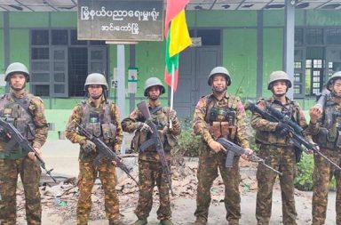 စစ်ကိုင်း အထက်ပိုင်း တိုက်ပွဲများ ပြင်းထန်နေပြီး စစ်အုပ်စု လေကြောင်းမှ စစ်ကူပေး သတင်းနှင့် မီဒီယာ ကွန်ရက်။ ၂၀၂၆ ခုနှစ်၊ အောက်တိုဘာလ ၈ ရက်။ စစ်ကိုင်းတိုင်း၊ အင်းတော်မြို့နယ်ထဲက အင်းတော် - မဲဇာ လမ်းပိုင်းရှိ ကျေးရွာများအနီးတွင် တော်လှန်ရေး ပူးပေါင်းတပ်များနှင့် ယနေ့ (အောက်တိုဘာ ၈ ရက်) တွင် တိုက်ပွဲများ အပြင်းအထန် ဖြစ်ပွားလျက်ရှိသည်။ စစ်ကိုင်းတိုင်းနှင့် ကချင်ပြည် အစပ်ရှိ မန္တလေး - ရွှေဘို - မြစ်ကြီးနား လမ်းမကြီးကို အပြည့်အဝ ထိန်းချုပ်နိုင် ရေးအတွက် စစ်အုပ်စုတပ်က အင်းတော်မြို့နယ် တောင်ဘက်ခြမ်းသို့ အင်အားအလုံးအရင်းဖြင့် စစ်ကြောင်းထိုး လှုပ်ရှားလာသဖြင့် အဆိုပါလမ်းပိုင်းတွင် တိုက်ပွဲများ ပြင်းထန်နေခြင်း ဖြစ်သည်။ စစ်အုပ်စုတပ်မ (၃၃) အပါအဝင် အင်အား ရာနှင့်ချီပါဝင်သည့် စစ်ကြောင်းသည် အောက်တိုဘာ ၁ ရက်မှစ၍ ထီးချိုင့် - ကသာ လမ်းကြောင်းအတိုင်း ထွက်ခွာလာပြီးနောက် အင်းတော်မြို့နယ် တောင်ဘက်ခြမ်းရှိ သက္ကယ်ကျင်း၊ မိုးယူ၊ နတ်မဟုတ်နှင့် ဆည်းရွာတို့တွင် တပ်စွဲခဲ့ကာ အောက်တိုဘာလ ၇ ရက်နှင့် ၈ ရက်တို့တွင် သံဘိုနှင့် နောင်မိုးကျေးရွာများဘက်သို့ ဆက်လက် စစ်ကြောင်းထိုးလာခြင်း ဖြစ်သည်။ အဆိုပါ အင်းတော် - မဲဇာ လမ်းပိုင်းတွင် စစ်အုပ်စုတပ်၏ စစ်ကြောင်းထိုးမှု ကြောင့် အောက်တိုဘာလ ၇ ရက် နေ့မှစ၍ တော်လှန်ရေး ပူးပေါင်းတပ်များနှင့် ထိတွေ့တိုက်ပွဲများ အပြင်းအထန် ဖြစ်ပွားနေခြင်း ဖြစ်သည်။ မြေပြင် စစ်ရေးသတင်းရင်းမြစ်တစ်ဦးက “သူတို့က မန္တလေး-မြစ်ကြီးနား လမ်းပိုင်းကို သာလွန်အင်အားနဲ့ ပြန် စိုးမိုးဖို့ တောင်ဘက်ခြမ်းရွာတွေကို စစ်ကြောင်းထိုးလာတာပါ။ အခုက ထီးချိုင့် - ကျောင်းကုန်းတလျှောက် ရအောင် ပြန်ယူမယ်ပေါ့ အဲ့လိုမျိုးနဲ့ စစ်ကြောင်းထိုးလာတာ စခ (စစ်တပ်) တွေက။ သံဘိုနဲ့ နောင်မိုးရွာဘက်ကို ဦးတည်လာတော့ မဲဇာဘက် မရောက်ခင်မှာ ထိတွေ့တိုက်ပွဲတွေ ပြင်းထန်နေတာ ဖြစ်ပါတယ်” ဟု ပြောသည်။ အောက်တိုဘာလ ၈ ရက်နေ့၊ နံနက်ပိုင်း တိုက်ပွဲအတွင်း စစ်အုပ်စုတပ်ဘက်မှ ဂျက်တိုက်လေယာဉ် ၂ စီးဖြင့် လေကြောင်း ပစ်ကူပေးခဲ့ပြီး ဗုံးကြဲတိုက်ခိုက်ခြင်းနှင့် စက်လက်နက်များဖြင့် ပစ်ခတ်ခြင်းများ ပြုလုပ်ခဲ့သဖြင့် နှစ်ဖက် ထိခိုက်ဒဏ်ရာရရှိမှုများ ရှိခဲ့သော်လည်း အသေးစိတ် စာရင်းကိုမူ သီးခြား အတည်မပြုနိုင်သေးပေ။ အင်းတော်မြို့နယ်ကို တော်လှန်ရေး ပူးပေါင်းတပ်များက ၂၀၂၅ ခုနှစ် ဧပြီလမှစ၍ ၁ နှစ်နီးပါး ထိန်းချုပ်ထား ခဲ့သော်လည်း စစ်အုပ်စုတပ်က ၂၀၂၆ ခုနှစ် ဧပြီလကုန်ပိုင်းတွင် မြို့ပေါ်နှင့် မြောက်ဘက်ခြမ်း နဘား - မော်လူး လမ်းပိုင်းကို ပြန်လည် ထိန်းချုပ်သွားခဲ့သည်။ သို့သော်လည်း မြို့ပတ်ဝန်းကျင် ကျေးရွာအများစုတွင် တော်လှန်ရေးတပ်များက ဆက်လက် ထိန်းချုပ်လှုပ်ရှား နေသဖြင့် စစ်အုပ်စုတပ်က မြို့နယ်တစ်ခုလုံး စိုးမိုးနိုင်ရန် တန်ပြန်ထိုးစစ်များ ဆက်တိုက် ပြုလုပ်နေခြင်း ဖြစ်သည်။ အလားတူ အင်းတော်ကြီးဒေသတွင်လည်း စစ်အုပ်စုတပ်နှင့် ၎င်းတို့လက်အောက်ခံ ရှမ်းနီအမျိုးသားများ တပ်မ တော် (SNA) ပူးပေါင်းတပ်များသည် KIA/PDF ထိန်းချုပ်နယ်မြေများသို့ ဒရုန်းများဖြင့် ဆက်တိုက် တိုက်ခိုက် လျက်ရှိသည်။ ပြီးခဲ့သည့် အောက်တိုဘာလ ၅ ရက်နေ့၊ မွန်းလွဲပိုင်းက မိုးညှင်းမြို့နယ် အင်းတော်ကြီးဒေသ ချောင်းဝကျေးရွာရှိ ကချင်နှစ်ခြင်းခရစ်ယာန် ဘုရားကျောင်းကို စစ်အုပ်စုနှင့် SNA ပူးပေါင်းတပ်က အသေခံဒရုန်း (Kamikaze Drone) ဖြင့် တိုက်ခိုက်ခဲ့သဖြင့် ဘုရားကျောင်း အဆောက်အအုံ ထိခိုက်ပျက်စီးခဲ့သည်။ အင်းတော်ကြီး ဒေသခံတစ်ဦးက “ဘုရားကျောင်းမှာ မူကြိုကလေးတွေ စာသင်တာရှိပေမဲ့ ဒရုန်းနဲ့ တိုက်ခိုက်ခံ ရတဲ့နေ့က ဆုတောင်းပွဲရှိလို့ ကျောင်းပိတ်ထားလို့ တော်တော့တာ။ လူတော့ ထိခိုက်မှု မရှိခဲ့ပါဘူး” ဟု ပြော သည်။ လက်ရှိတွင် အင်းတော်ကြီးဒေသရှိ စစ်အုပ်စုတပ်နှင့် SNA ပူးပေါင်းတပ်သည် ဘာသာရေး အဆောက်အအုံများ နှင့် ဆေးရုံများကိုပါ ပစ်မှတ်ထား တိုက်ခိုက်မှုများ ပြုလုပ်နေသဖြင့် ဒေသတွင်း စစ်ရေးအခြေအနေမှာ ဆက် လက် တင်းမာလျက်ရှိသည်။ ဓါတ်ပုံ - (အင်းတော်မြို့ကို ပြန်လည်ထိန်းချုပ်ပြီးနောက် စစ်သားများကို တွေ့ရစဉ်။ / ပုံဟောင်း - Crd)