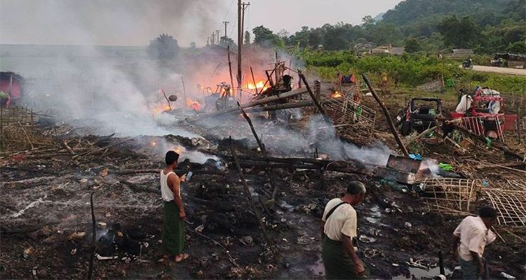 မလေးရှားကုမ္ပဏီအချို့ မြန်မာစစ်အုပ်စုတပ်ထံ လေယာဉ်အပိုပစ္စည်းများ ရောင်းချနေဟု JFM ထုတ်ပြန် သတင်းနှင့် မီဒီယာ ကွန်ရက်။ ၂၀၂၆ ခုနှစ်၊ အောက်တိုဘာလ ၈ ရက်။ မြန်မာစစ်အုပ်စုက အရပ်သား ပြည်သူများအပေါ် လေကြောင်းမှ အကြမ်းဖက် ဗုံးကြဲ တိုက်ခိုက်မှုများကို အရှိန်မြှင့် ဆောင်ရွက်နေချိန်တွင် မလေးရှား အစိုးရနှင့် ဆက်နွှယ်နေသည့် ကုမ္ပဏီအချို့ အပါအဝင် မလေးရှား စီးပွားရေး လုပ်ငန်းများသည် မြန်မာစစ်အုပ်စုတပ်ထံ စစ်ဘက်ဆိုင်ရာ ပစ္စည်းများနှင့် လေယာဉ် အပိုပစ္စည်းများ ရောင်းချ ထောက်ပံ့ပေးနေကြောင်း Justice For Myanmar (JFM) က ထုတ်ဖော် ပြောဆိုလိုက်သည်။ မလေးရှား အစိုးရက စစ်အုပ်စု ခေါင်းဆောင် ဦးမင်းအောင်လှိုင်အား တရားဝင် ခရီးစဉ်အဖြစ် လာရောက်ရန် ဖိတ်ခေါ် လက်ခံ ကြိုဆိုရန် ပြင်ဆင်နေချိန်တွင် အဆိုပါ ပူးပေါင်း ကြံရာပါ ပတ်သက်မှုများ ဖော်ထုတ်လိုက် ခြင်းလည်း ဖြစ်သည်။ အဆိုပါ ထုတ်ပြန်ချက်ကို JFM က အောက်တိုဘာ ၇ ရက်နေ့တွင် ထုတ်ပြန်လိုက်သည်။ စစ်အုပ်စုတပ်၏ လေကြောင်း တိုက်ခိုက်မှုများကို နေ့စဉ်နှင့်အမျှ ရင်ဆိုင်နေရသည့် လူ့အခွင့်ရေး တက်ကြွ လှုပ်ရှားနေသူ ကချင်လူငယ်တစ်ဦးကလည်း မလေးရှား အပါအဝင် ပြည်ပကုမ္ပဏီများ၏ ထောက်ပံ့မှု ကြောင့် စစ်အုပ်စု၏ လေကြောင်း အန္တရာယ် ပိုမို ကြီးမားလာရကြောင်း ပြောသည်။ “ဘယ်လိုပဲ ထုတ်ပြန်ချက်တွေ ထုတ်ပြီး တောင်းဆိုနေပါစေ ဘယ်နိုင်ငံကမှ ကျနော်တို့ လူထုတွေ အသက် ဆုံးရှုံးနေရတာတွေကို မစာနာဘူးလို့ပဲ ခံစားရတယ်။ အခု မလေးရှားကလည်း မင်းအောင်လှိုင်ကို တရားဝင် ပုံစံမျိုး လက်ခံလိုက်တယ်။ လူထုကို နေ့တိုင်းသတ်နေတဲ့ ရာဇဝတ်ကောင်ကို သူတို့က ဝိုင်းပြီး အသိအမှတ်ပြု နေတာ။ သူ့ရဲ့ ခရီးစဉ်မတိုင်ခင်လေးမှာ ရခိုင်၊ ချင်း၊ တနင်္သာရီ၊ ကရင် အကုန်ပါပဲ လေကြောင်းကနေ ဗုံးကြဲနေ တာ။ ကျနော်တို့ ကချင်ဆိုလည်း ဒီတိုင်းပဲလေ။ လူထုက နေ့တိုင်း သေနေရတာ။ တရုတ်၊ ထိုင်း၊ မလေး၊ အိန္ဒိယ ဒီနိုင်ငံတွေက အခုလို ဆက်ဆံနေတာတွေ့တော့ အရမ်းအံ့ဩတယ်” ဟု ပြောသည်။ ပေါက်ကြားလာသည့် လျှို့ဝှက် စာရွက်စာတမ်းများနှင့် ကုန်သွယ်ရေး အချက်အလက်များအရ FJ Global၊ Asia AeroTechnic (AAT) နှင့် Skyways Technics Asia ဆိုသည့် မလေးရှား ကုမ္ပဏီ ၃ ခုသည် ၂၀၂၃ ခုနှစ်မှ ၂၀၂၆ ခုနှစ်အတွင်း မြန်မာစစ်အုပ်စုတပ်၊ ၎င်း၏ ကြားခံ လက်နက်ပွဲစားများနှင့် စီးပွားရေး ပူးပေါင်း လုပ်ဆောင်ခဲ့ကြပ ြီး တိုက်ခိုက်ရေး ဂျက်လေယာဉ်များ၊ ဒရုန်းများနှင့် ရဟတ်ယာဉ်များအတွက် အပိုပစ္စည်းများ ရောင်းချပေး ခြင်းနှင့် ပြုပြင်ထိန်းသိမ်းရေး ဝန်ဆောင်မှုများကို ထောက်ပံ့ပေးခဲ့ကြသည်ဟု ဆိုသည်။ အထူးသဖြင့် မလေးရှား ဝန်ကြီးချုပ်ရုံး လက်အောက်ခံ အဖွဲ့အစည်းက ရာနှုန်းပြည့် ပိုင်ဆိုင်သော ငွေကြေး ထောက်ပံ့မှု ရရှိထားသည့် FJ Global ကုမ္ပဏီသည် စစ်အုပ်စုတပ်၏ K-8W တိုက်ခိုက်ရေး ဂျက်လေယာဉ်၊ Orlan-10E ဒရုန်း၊ Ka-28၊ Mi-17 နှင့် Mi-2 ရဟတ်ယာဉ်များအတွက် စက်ပစ္စည်း အစိတ်အပိုင်းများ ဝယ်ယူရန် နိုင်ငံတကာ ပေးသွင်းသူများထံ ဈေးနှုန်း တောင်းခံလွှာများ အကြိမ်ကြိမ် ပေးပို့ခဲ့ကြောင်း JFM က ဖော်ထုတ် ထားသည်။ ထို့ပြင် မလေးရှား အစိုးရ အေဂျင်စီတစ်ခုက ရာနှုန်းပြည့် ပိုင်ဆိုင်သည့် AAT ကုမ္ပဏီထံသို့လည်း ၂၀၂၆ ခုနှစ် ဖေဖော်ဝါရီလအတွင်း မြန်မာစစ်အုပ်စုတပ် အင်ဂျင်နီယာများ သွားရောက်ကာ စစ်တပ်ပိုင် Airbus A319 လေယာဉ် ပြုပြင်ရေးအတွက် သွားရောက် ဆွေးနွေးခဲ့ကြသည်။ ရခိုင်ဒေသက လူမှုကယ်ဆယ်ရေး လုပ်နေသူ လူငယ်တစ်ဦးကလည်း “ကျနော်တို့ ဒေသမှာ မြေပြင်မှာ မြို့တွေ၊ ရွာတွေကို လေယာဉ် နဲ့ နေ့တိုင်း ဗုံးကြဲနေတာ။ ကလေးရော၊ လူကြီးရော သေနေကြရတယ်။ အခုဆိုရင် ရခိုင်ကို စစ်အုပ်စုက ဗုံးကြဲရတာ ပိုရဲလာတာပေါ့။ ပြည်သူတွေကို သတ်ဖို့ ပြည်သူတွေကို သေစေချင်လို့ ဒီလို မစာမနာလုပ်နေတာ။ ဒီအောက်တိုဘာလထဲမှာဆိုရင် လေယာဉ်လာမကြဲတဲ့နေ့ကို မရှိဘူး။ ဒါတွေကို ချက်ချင်း တားဆီးပေးစေချင်ပါတယ်” ဟု ပြောသည်။ တစ်ဖက်တွင်လည်း မလေးရှား အစိုးရသည် လာမည့် နိုဝင်ဘာလဆန်းတွင် ကျင်းပမည့် ၄၉ ကြိမ်မြောက် အာဆီယံ ထောက်လှမ်းရေး အသိုက်အဝန်း ညီလာခံသို့ စစ်အုပ်စု သတင်းရဲတပ်ဖွဲ့ ညွှန်ကြားရေးမှူး ဦးဆောင်သည့် ကိုယ်စားလှယ်အဖွဲ့ကို လေယာဉ်လက်မှတ်နှင့် တည်းခိုစရိတ် ကျခံကာ ဖိတ်ကြားထားသည်။ မလေးရှား အစိုးရ၏ လုပ်ရပ်များနှင့် ပတ်သက်၍ Justice For Myanmar ၏ ပြောရေးဆိုခွင့်ရှိသူ မရတနာမောင်က “အစုလိုက်အပြုံလိုက် ရက်စက်ကြမ်းကြုတ်မှုတွေ ကျူးလွန်နေတဲ့ စစ်တပ်ကို မိမိနိုင်ငံ ကုမ္ပဏီတွေက ထောက်ပံ့ပေးနေတာတွေကို တားဆီးဖို့ ဘာမှ မလုပ်ဆောင်ဘဲ၊ စစ်ရာဇဝတ်ကောင် မင်းအောင် လှိုင်ကို မဟုတ်မမှန်တဲ့ တရားဝင်မှု ပေးအပ်ပြီး လူတွေကို သူ့ရဲ့ ရာဇဝတ်စစ်အုပ်စုလက်ထဲ ပြန်လွှဲအပ်နေတဲ့ မလေးရှားနိုင်ငံရဲ့ လုပ်ရပ်တွေကို ကျမတို့ ရှုတ်ချပါတယ်” ဟု ပြောသည်။ ထို့ကြောင့် မလေးရှား အစိုးရအနေဖြင့် စစ်အုပ်စုထံ စစ်ဘက်သုံး ပစ္စည်းများနှင့် ဝန်ဆောင်မှုများ ပေးအပ်နေ သည့် မလေးရှား ကုမ္ပဏီများကို ချက်ချင်း စုံစမ်း စစ်ဆေးပိတ်ပင်ရန်နှင့် စစ်အုပ်စုအား မှားယွင်းသော တရားဝင် မှု ပေးနေခြင်းများကို ရပ်တန့်ရန် JFM က တောင်းဆိုထားသည်။ အလားတူ ဩစတြေးလျ၊ ကနေဒါ၊ အီးယူ၊ ယူကေနှင့် အမေရိကန် ပြည်ထောင်စုတို့ အနေဖြင့်လည်း မြန်မာ စစ်အုပ်စုတပ်ထံ ပစ္စည်း ထောက်ပံ့ပေးသွင်းနေသည့် ကြားခံပွဲစား ကုမ္ပဏီများကို အမြန်ဆုံး ဒဏ်ခတ် ပိတ်ဆို့ အရေးယူပေးရန် Justice For Myanmar က တိုက်တွန်းထားသည်။ ဓာတ်ပုံ - ( စစ်အုပ်စုတပ် လေကြောင်းမှ ဗုံးကြဲမှုကြောင့် မီးလောင် ပျက်စီးသွားသည့် ပုဏ္ဏားကျွန်းမြို့နယ် ဗျာလ စစ်ဘေးရှောင်စခန်းကို တွေ့ရစဉ်။ / Crd - AA Info Desk)