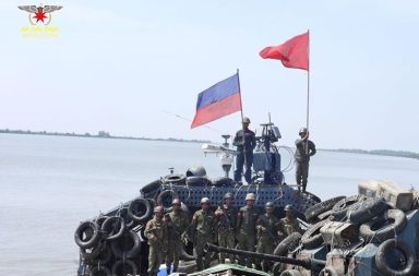 စစ်တွေ အနီးက ငပြီကျွန်းသို့ စစ်အုပ်စု ကမ်းတက်ရန် ကြိုးပမ်းစဉ် ရေယာဉ်များ လက်နက်ကြီးထိမှန်၍ နောက်ဆုတ်ရ သတင်းနှင့် မီဒီယာ ကွန်ရက်။ ၂၀၂၆ ခုနှစ်၊ အောက်တိုဘာလ ၉ ရက်။ ရခိုင်ပြည်၊ စစ်တွေမြို့နှင့် ပေါက်တောမြို့နယ်အကြား အာရက္ခတပ်တော် (AA) ထိန်းချုပ်ထားသည့် ငပြီကျွန်းကို စစ်အုပ်စုက ကြည်း၊ ရေ၊ လေ ပစ်ကူများ အသုံးပြု၍ ကမ်းတက်ရန် ကြိုးပမ်းစဉ် နှစ်ကြားတိုက်ပွဲ အပြင်းအထန် ဖြစ်ပွားနေပြီး စစ်အုပ်စု ရေယာဉ်အချို့ လက်နက်ကြီး ထိမှန်ခဲ့ကြောင်း ဒေသခံ စစ်ရေးသတင်း အရင်းအမြစ်များ က ပြောသည်။ စစ်တွေမြို့ အရှေ့ဘက် ကုလားတန်မြစ်အတွင်းရှိ ငပြီကျွန်းကို အောက်တိုဘာလ ၇ ရက်နှင့် ၈ ရက်နေ့များတွင် စစ်အုပ်စုက ကမ်းတက်နိုင်ရန် ကြိုးစားခဲ့ခြင်းဖြစ်ပြီး၊ အောက်တိုဘာလ ၉ ရက် နံနက်ပိုင်းအထိ တိုက်ပွဲများ ပြင်းထန်လျက်ရှိသည်။ အဆိုပါ တိုက်ပွဲအတွင်း ကမ်းတက်ရန် ကြိုးစားနေသည့် ရေယာဉ်အုပ်စုကို AA က လက်နက်ကြီးဖြင့် ပြန်လည် ပစ်ခတ်ခဲ့သဖြင့် စစ်ရေယာဉ် ၂ စင်း ထိမှန်ကာ မီးခိုးများ ထွက်သွားပြီးနောက် နောက်ဆုတ်သွားခဲ့ရသည်။ စစ်တွေဒေသခံ စစ်ရေးသတင်းအရင်းအမြစ် အမျိုးသားတစ်ဦးက “အောက်တိုဘာ ၇ ရက် ညဘက်မှာ ကုလား တန်မြစ်ထဲက ငပြီကျွန်းကို ကမ်းတက်ဖို့ စစ်တပ် ရေယာဉ် ၉ စင်း ပြင်ဆင်လာခဲ့တာလို့ သိရတယ်။ တပ်စိပ် ၂ ခုလောက်က ကမ်းကို မရမကတက်တာ AA လက်ထဲ ရောက်သွားတယ်။ အခု ၃၀ ကျော်လောက် သေတယ်လို့ သိရတယ်။ စစ်နေဗီ အနည်းဆုံး ၂ စင်းလောက်ကို AA က လက်နက်ကြီးနဲ့ ပစ်ခတ်လို့ မီးခိုးတွေ ထွက်နေတယ်။ စစ်တွေမြို့ပေါ်ကပါ အသံတွေ ကြားရတယ်။ ဒီနေ့ အောက်တိုဘာ ၉ ရက် မနက် ၆ နာရီလောက်ကစလို့ Y-12 တွေနဲ့ ငပြီကျွန်းကို စစ်တပ် ဗုံးကြဲနေတယ်” ဟု ပြောသည်။ ကမ်းတက်ရန် ကြိုးပမ်းမှု ပျက်ပြားသွားပြီးနောက် စစ်အုပ်စုသည် ငပြီကျွန်းပေါ်သို့ စစ်တွေမြို့ရှိ ရွှေမင်းဂံ ရေတပ်စခန်းမှ အမြောက်များဖြင့် ပစ်ခတ်မှုများ လုပ်ဆောင်သည့်အပြင် Y-12 လေယာဉ်များဖြင့် ဗုံးအလုံးရေ ၅၀ ထက်မနည်း အပြင်းအထန် ကြဲချလျက်ရှိသည်။ အခြား ဒေသခံ အမျိုးသားတစ်ဦးကလည်း “နေဗီတွေ လက်နက်ကြီး ကျည်ထိမှန်သွားတဲ့အတွက် စစ်တပ် ရေ ယာဉ်တွေ နောက်ဆုတ်သွားခဲ့ရပြီးနောက် ငပြီကျွန်းပေါ်ကို စစ်တပ်က ဗုံးအလုံးရေ ၅၀ ထက်မနည်း ကြဲချနေ တယ်။ ငပြီကျွန်းကို ကြည်း၊ ရေ၊ လေ ပစ်ကူတွေ အသုံးပြုပြီး အောက်တိုဘာ ၇ ရက်၊ ၈ ရက်တွေမှာ ကမ်း တက်ဖို့ ကြိုးစားခဲ့တာပါ။ စစ်တွေမြို့ပေါ်မှာ စစ်ရေးပြင်ဆင်တာတွေ၊ အင်အားဖြည့်တာတွေ ရှိနေပါတယ်” ဟု အတည်ပြု ပြောသည်။ စစ်တွေမြို့နယ် ပါဒလိတ်တပ်ရင်းအနီး၊ အမြင့်ကျွန်းနှင့် ရွှေမင်းဂံ ရေတပ်စခန်း ဝန်းကျင်တို့တွင် အာရက္ခတပ် တော် (AA) ၏ ဝန်းရံ ထိုးစစ်ဆင်မှုကို ရင်ဆိုင်နေရသည့် စစ်အုပ်စုတပ်သည် ရွှေမင်းဂံ ရေတပ်စခန်း မကျဆုံး ရေးအတွက် ငပြီကျွန်းကို ကမ်းတက် ကာကွယ်ရန် ကြိုးပမ်းခဲ့ခြင်းဖြစ်သည်။ သို့သော်လည်း အောက်တိုဘာလ ၇ ရက်နှင့် ၈ ရက် ကမ်းတက် တိုက်ပွဲများအတွင်း စစ်အုပ်စုတပ်ဖွဲ့ဝင် ၄၀ ထက်မနည်း သေဆုံးခဲ့သလို၊ ကမ်းပေါ် ရောက်ရှိလာသည့် စစ်အုပ်စုတပ်ဖွဲ့ဝင်များကိုလည်း AA က လိုက်လံ ရှင်းလင်းခဲ့သဖြင့် စစ်သင်္ဘောများ ကမ်းမကပ်ရဲတော့ဘဲ အဝေးမှသာ လက်နက်ကြီးဖြင့် လှမ်းပစ်နေရသည်။ စစ်အုပ်စုတပ်သည် '၄၉၂၆ စစ်ဆင်ရေး' အမည်ဖြင့် စစ်တွေနှင့် ကျောက်ဖြူဘက်သို့ ထိုးစစ်ဆင်ခဲ့သော်လည်း ၁ လကျော်အတွင်း စစ်တွေတွင် စခန်း ၉ ခုအပါအဝင် စခန်း ၁၁ ခုထက်မနည်း လက်လွှတ်ခဲ့ရပြီး ခုခံစစ်မှသည် အာရက္ခတပ်တော် (AA) ၏ တန်ပြန်ထိုးစစ်ကို အပြင်းအထန် ရင်ဆိုင်နေရခြင်း ဖြစ်သည်။ လက်ရှိတွင် AA သည် ကျားမသောက်တပ်ရင်း၊ တောကန်၊ နာရီကန်နှင့် ကံ့ကော်ကျွန်း ဝန်းကျင်တို့အပြင် စစ်တွေမြို့ အနောက်ဘက်ရှိ ရေချမ်းပြင်နှင့် ကြွီတဲအနီးတို့တွင်ပါ စစ်မျက်နှာသစ်များ ဖွင့်လှစ်၍ စစ်တွေမြို့ ပေါ်ရှိ စစ်အုပ်စုတပ်များကို ပိတ်ဆို့ ထိုးစစ်ဆင်နေသဖြင့် တိုက်ပွဲများ ပိုမို ပြင်းထန်လာနေသည်။ ဓာတ်ပုံ - (AA Info Desk - ပုံဟောင်း / မင်းပြားမြို့နယ်တွင် စစ်အုပ်စု ဇက်ရေယာဉ်တစ်စင်းကို AA က သိမ်း ပိုက်ထားစဉ်။) #ငပြီကျွန်း