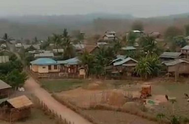 မကွေးတိုင်း မင်းတုန်းတွင် စစ်သုံ့ပန်းများရှိသည့် ရွာကို စစ်အုပ်စု ဗုံးကြဲ၍ ကလေးငယ်အပါအဝင် ၂ ဦး သေဆုံး သတင်းနှင့် မီဒီယာ ကွန်ရက်။ ၂၀၂၆ ခုနှစ်၊ အောက်တိုဘာလ ၉ ရက်။ မကွေးတိုင်း၊ သရက်ခရိုင်၊ မင်းတုန်းမြို့နယ်နှင့် ကံမမြို့နယ်အစပ်ရှိ စစ်သုံ့ပန်းများ ထိန်းသိမ်းထားသည့် ချင်းနစ် ကျေးရွာကို စစ်အုပ်စုတပ်က ပါရာမော်တာဖြင့် ဗုံးကြဲတိုက်ခိုက်ခဲ့သဖြင့် ၁၂ နှစ်အရွယ် ကလေးငယ်တစ်ဦး အပါအဝင် အရပ်သား ၂ ဦး သေဆုံးခဲ့ကြောင်း ဒေသခံများက ပြောသည်။ အောက်တိုဘာလ ၈ ရက်နေ့၊ ညနေ ၆ နာရီခန့်တွင် စစ်အုပ်စုတပ်က လေကြောင်းမှ ပါရာမော်တာဖြင့် ဗုံးကြဲခဲ့ ခြင်းဖြစ်ပြီး၊ တိုက်ခိုက်မှုကြောင့် အသက် ၈၃ နှစ်အရွယ် အဖိုးအိုတစ်ဦး၊ အသက် ၁၂ နှစ်အရွယ် ကလေးတစ်ဦး နှင့် နွား ၇ ကောင် သေဆုံးခဲ့သည့်အပြင် ကျေးရွာ ဆေးပေးခန်းနှင့် ပြည်သူ့နေအိမ် အများအပြား ပျက်စီးသွားခဲ့ သည်။ အိမ်ခြေ ၁၀၀ ခန့်ရှိသည့် ချင်းနစ်ကျေးရွာသည် မင်းတုန်းမြို့နယ် နယ်ဆုံး၌ တည်ရှိပြီး ကံမမြို့နယ်နှင့် ကျေးရွာ ချင်းဆက် လမ်းပေါ်တွင် တည်ရှိသော တော်လှန်ရေးတပ်များ စိုးမိုးထားသည့် နယ်မြေဖြစ်သည်။ အသက် ၄၀ အရွယ် ဒေသခံ အမျိုးသမီးတစ်ဦးက “အဲဒီမှာ ဖမ်းမိထားတဲ့ အကောင်တွေ လာထားတယ်လို့ သတင်းသဲ့သဲ့ ကြားနေတာ ကြာပြီ။ ဘယ်နေရာလဲ၊ ဘယ်လောက်လဲတော့ မသိဘူး၊ မလေ့လာရဲဘူး” ဟု ပြော သည်။ ချင်းနစ်ကျေးရွာနှင့် ၂ မိုင်ခန့်အကွာ နယ်မြေချင်း ထိစပ်နေသည့် ကျောက်ပဒေါင်းကျေးရွာကိုလည်း အောက်တို ဘာလ ၄ ရက်နေ့၊ ညပိုင်းက စစ်အုပ်စုက ကာမီကာဇေဒရုန်းဖြင့် တိုက်ခိုက်ခဲ့သဖြင့် ခိုင်းနွားတစ်ကောင် သေဆုံးကာ အရပ်သား နေအိမ်မီးဖိုဆောင် ပျက်စီးခဲ့ရသည်။ ထို့ပြင် စက်တင်ဘာလလယ်မှ အောက်တိုဘာလ ၉ ရက်နေ့အထိ လူနေထူထပ်သည့် မဲဇလီကျေးရွာ မြောက် ခြမ်း၊ ကြပ်ကြီးကျေးရွာ၊ ဇွန်းကျဆင်လုပ်သားကျေးရွာနှင့် ကြို့ဝကျေးရွာတို့ကိုလည်း စစ်အုပ်စုက ဂျက်ဖိုက်တာ၊ ပါရာမော်တာများဖြင့် ဗုံးကြဲဖျက်ဆီးနေသဖြင့် ဒေသခံများ ဘေးလွှတ်ရာသို့ တိမ်းရှောင်ပြေးလွှားနေကြရသည်။ လက်ရှိတွင် သရက်ခရိုင် တပ်ရင်း (၄) ကလည်း ဒေသခံပြည်သူများ လေကြောင်းအန္တရာယ်ကို အထူးသတိပြု ကြရန် တိုက်တွန်း နှိုးဆော်ထားသည်။ ဓါတ်ပုံ - (Crd / ချင်းနစ်ကျေးရွာပုံ) #မင်းတုန်းမြို့နယ် #ကံမမြို့နယ်