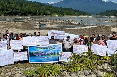 မြစ်ဆုံစီမံကိန်းကို ပြည်သူ သဘောမတူက ပြည်သူ့သဘောထားအတိုင်း ရပ်တည်မည်ဟု KIO ပြော သတင်းနှင့် မီဒီယာ ကွန်ရက်။| ၂၀၂၆ ခုနှစ်၊ အောက်တိုဘာလ ၉ ရက် မြစ်ဆုံ ရေအားလျှပ်စစ် စီမံကိန်း အပါအဝင် လူထု ထောက်ခံမှု မရှိသည့် မည်သည့် စီမံကိန်းမျိုးကိုမဆို ပြည်သူ လူထု၏ သဘောထားအတိုင်းသာ ရပ်တည်သွားမည်ဟု ကချင်လွတ်လပ်ရေးအဖွဲ့ (KIO/KIA) က ပြောဆိုလိုက် သည်။ ကချင်ပြည်အတွက်သာမက မြန်မာတစ်နိုင်ငံလုံး၏ ဂေဟစနစ်၊ လူမှုစီးပွားဘဝနှင့် အမျိုးသား လုံခြုံရေးကိုပါ ထိခိုက်လာနိုင်သည့် ဧရာဝတီ မြစ်ဆုံ ရေအားလျှပ်စစ် စီမံကိန်းကို ပြန်လည်စတင်နိုင်ရန် စစ်အုပ်စုက စည်းရုံး လှုံ့ဆော်မှုများ အရှိန်မြှင့် ဆောင်ရွက်လာသည့်အပေါ် KIO/KIA က ထိုသို့ ပြောဆိုလိုက်ခြင်းဖြစ်သည်။ KIO/KIA ပြောရေးဆိုခွင့်ရှိသူ ဗိုလ်မှူးကြီးနော်ဘူက “မြစ်ဆုံ တရုတ်ရဲ့ မြစ်ဆုံစီမံကိန်းကို ကျနော်တို့ KIO က တော့ အဓိကကတော့ ပြည်သူလူထု ဖြစ်ပါတယ်။ ပြည်သူလူထု သဘောမတူတဲ့ဟာတွေဆိုရင်တော့ ကျနော်တို့ KIO ဘာမှ မလုပ်ပါဘူး။ ကျနော်တို့ KIO က ပြည်သူလူထုကိုယ်စား ဖြစ်နေပါတယ်” ဟု ပြောသည်။ KIO/KIA သည် ပြည်သူထံမှ ပေါက်ဖွားလာသည့် အဖွဲ့အစည်းဖြစ်သဖြင့် ပြည်သူများ၏ သဘောထားအတိုင်း သာ ဆက်လက် ရပ်တည်သွားမည်ဖြစ်ကြောင်း ဗိုလ်မှူးကြီးနော်ဘူက ဆက်ပြောသည်။ “ဒါကြောင့် KIO က ပြည်သူလူထု မထောက်ခံတဲ့ လုပ်ငန်းတွေ၊ သဘောမတူတဲ့ လုပ်ငန်းတွေကို ကျနော်တို့ မလုပ်ပါဘူး။ ဒါကြောင့် အခုလည်း ပြည်သူလူထုတွေ မထောက်ခံလို့ရှိရင်တော့ ကျနော်တို့လည်း ထောက်ခံမှာ မဟုတ်ဘူးနော်။” ပြီးခဲ့သည့် ဇွန်လအတွင်းက စစ်အုပ်စုခေါင်းဆောင် မင်းအောင်လှိုင်နှင့် ကချင်ပြည် ဝန်ကြီးချုပ် ဦးခက်ထိန်နန်တို့ အဖွဲ့ တရုတ်နိုင်ငံသို့ သွားရောက်ခဲ့ပြီးနောက် စစ်အုပ်စုက မြစ်ဆုံစီမံကိန်းကို ၈ နှစ်ခွဲအတွင်း အပြီး တည်ဆောက် ရန် တရုတ်နိုင်ငံနှင့် သဘောတူထားကြောင်း အကြောင်းပြကာ ဒေသခံ ပြည်သူများကို စည်းရုံးရေး လုပ်ဆောင် လာခြင်း ဖြစ်သည်။ ထိုသို့ စစ်အုပ်စု၏ စည်းရုံးလှုံ့ဆော်နေသည့် အခြေအနေများနှင့် ပတ်သက်၍ ကချင်လူ့အခွင့်အရေးအဖွဲ့ (KHRW) ပြောရေးဆိုခွင့်ရှိသူ ဂျေကော့က ယခုကဲ့သို့ ပြောသည်။ “မြစ်ဆုံရေကာတာ စီမံကိန်းကို အကောင်အထည်ဖော်ရန် ဆက်လက်ပြီးမှ ပြည်သူလူထုတွေကို စည်းရုံးလုပ် ဆောင်နေတာကို တွေ့ရတယ်။ သူတို့ အပြင်းအထန် ကြိုးစားနေတာတွေ့ရတယ်။ ဒီမြေပြင်မှာဆိုရင် ပြည်သူ လူထုတွေကို စည်းရုံးရေး အပြင်းအထန် လုပ်ဆောင်နေတာ တွေ့ရတယ်။ ပြီးတော့ ဒီ တရုတ်ရဲ့ ထောက်ခံမှု ရရှိရန်အတွက် ဆက်လက်ပြီးမှ သူတို့ လူထုစည်းရုံးတွေ တခြားနည်းလမ်းတွေပေါ့နော် သူတို့ လုပ်ဆောင်နေ တာကို တွေ့ရပါတယ်ဗျ။” အခြားတစ်ဖက်တွင်လည်း စစ်အုပ်စုတပ်က စီမံကိန်းများကို အထောက်အထား မခိုင်လုံဘဲ ဆန့်ကျင် ကန့်ကွက် ပါက ဖမ်းဆီး အရေးယူမည်ဟု ၂၀၂၅ ခုနှစ်၊ ဒီဇင်ဘာလ ၁၉ ရက်နေ့က အမိန့်ထုတ်ပြန်ကာ ထိန်းချုပ်ရန် ကြိုးပမ်းထားသည်။ ထိုသို့ စစ်အုပ်စုတပ်၏ ဖမ်းဆီးအရေးယူမည်ဆိုသည့် ခြိမ်းခြောက်မှုများ ရှိနေသော်လည်း မြစ်ဆုံ ရေအားလျှပ် စစ် စီမံကိန်း ရပ်တန့်သွားသည်အထိ ဆက်လက် ဆန့်ကျင် ကန့်ကွက်သွားမည်ဟု KHRW ပြောရေးဆိုခွင့်ရှိသူ ဂျေကော့က ပြောသည်။ ၎င်းက “မြစ်ဆုံရေကာတာ စီမံကိန်း အမြန်ဆုံး ရပ်တန့်ဖို့ ပြည်သူလူထုတွေနဲ့အတူ ဆက်လက်ပြီးမှ ပူးပေါင်း ပါဝင်ပြီးမှ လုပ်ဆောင်သွားဖို့ ရှိပါတယ်။ မြစ်ဆုံရေကာတာ စီမံကိန်းကို အမြန်ဆုံး ရပ်တန့်ဖို့ လိုအပ်ပါတယ်။ ဆက်လက်ပြီးမှ လုပ်ဆောင်နေရင်တော့ ပြည်သူလူထုတွေရဲ့ ကန့်ကွက်မှုတွေ ပိုပြီးမှ မြှင့်တက်လာမှာ ဖြစ်ပါ တယ်။ ပြီးတော့ နောက်တစ်ခုကတော့ နိုင်ငံရေး အရှုပ်အထွေးတွေ၊ နိုင်ငံရေး ပဋိပက္ခတွေ ပိုပြီးမှ များလာနိုင် ပါတယ်” ဟု ပြောသည်။ ထိုကဲ့သို့ ခြိမ်းခြောက်မှုများကြားမှပင် ဝိုင်းမော်ဒေသခံ ၁၀၀ နီးပါးသည် စက်တင်ဘာလ ၂၆ ရက် (ကမ္ဘာ့မြစ် ချောင်းများနေ့) က မေခနှင့် မလိခမြစ် ပေါင်းဆုံရာ မြစ်ဆုံအထက်၌ စုဝေးကာ ‘NO Myitsone Dam’၊ ‘ဧရာဝတီကို ကာကွယ်ကြစို့’ နှင့် ‘ပြည်သူ့အသံကို နားထောင်ပါ’ စသည့် စာသားများကို ကိုင်ဆောင်၍ မြစ်ဆုံ စီမံကိန်း ပြန်လည်စတင်ရေးကို ငြိမ်းချမ်းစွာ ဆန့်ကျင် ဆန္ဒထုတ်ဖော်ခဲ့ကြသည်။ လွန်ခဲ့သည့် ၁၅ နှစ်ကတည်းက ပြည်သူ့ ကန့်ကွက်မှုကြောင့် ရပ်နားထားရသည့် မြစ်ဆုံ ရေအားလျှပ်စစ် စီမံကိန်းတွင် ချီဖွေဆည်၊ လိုင်ဇာ (မလိယန်) ဆည်၊ အူဆောက်ဆည်၊ ခေါင်လန်ဖူးဆည်၊ ရီနန်ဆည်၊ ဖီဆော် ဆည်နှင့် ဧရာဝတီ မြစ်ဆုံဆည် အပါအဝင် ဆည် ၇ ခု ပါဝင်ပြီး၊ စစ်အုပ်စုက ပြန်လည် အသက်သွင်းရန် ကြိုး ပမ်းလာမှုကြောင့် ကချင်ပြည်အတွင်း လူထု ကန့်ကွက်ဆန့်ကျင်မှုနှင့် နိုင်ငံရေး ရိုက်ခတ်မှုများ ပိုမို ပြင်းထန်လာ နေသည်။ ဓါတ်ပုံ - (ပေးပို့ / ကမ္ဘာ့မြစ်ချောင်းများနေ့တွင် မြစ်ဆုံစီမံကိန်း ပြန်လည်စတင်ရေးကို ဝိုင်းမော်ဒေသခံများ ကန့်ကွက်ဆန္ဒထုတ်ဖော်ကြစဉ်။) #မြစ်ဆုံစီမံကိန်း