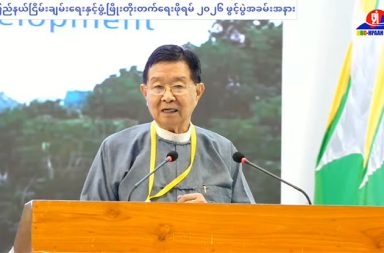 'ဝ' ထက် ကရင်က အခွင့်အရေး ပိုရထားဟု စစ်အုပ်စု ငြိမ်းချမ်းရေး အကြံပေး ဦးအောင်မင်း ပြော သတင်းနှင့် မီဒီယာ ကွန်ရက်။ ၂၀၂၆ ခုနှစ်၊ အောက်တိုဘာလ ၉ ရက်။ ကရင်တိုင်းရင်းသားများသည် ကရင်ပြည်နယ် ရရှိထားပြီးသား ဖြစ်သဖြင့် ပြည်နယ် မရရှိသေးသည့် “ဝ” တိုင်းရင်းသားများထက် ပိုမိုအဆင့်မြင့်သည့် အခွင့်အရေးကို ရရှိထားသည်ဟု အမျိုးသား စည်းလုံးညီညွတ် ရေးနှင့် ငြိမ်းချမ်းရေး ဖော်ဆောင်မှု ညှိနှိုင်းရေး ကော်မတီ (NSPNC) အကြံပေးအဖွဲ့ ခေါင်းဆောင် ဦးအောင်မင်း က ပြောဆိုလိုက်သည်။ ကရင်ပြည်နယ်၌ ပြုလုပ်ခဲ့သည့် ကရင်ပြည်နယ် ငြိမ်းချမ်းရေးနှင့် ဖွံ့ဖြိုးတိုးတက်ရေး ဖိုရမ် အဖွင့်မိန့်ခွန်းတွင် ဦးအောင်မင်းက ထိုသို့ ထည့်သွင်း ပြောဆိုခဲ့ခြင်းဖြစ်သည်။ ဦးအောင်မင်းက “ဖက်ဒရယ်မှာ အဓိက အချက် ၂ ချက်ပဲ။ အဲဒါ ဘာလဲဆိုရင် Share Rule နဲ့ Self Rule။ Self Rule ဆိုတာက ဥပဒေကို ကိုယ့်ဘာသာကိုယ် ထုတ်တယ်။ Share Rule ဆိုတာကတော့ ရတဲ့ သယံဇာတ အကျိုးခံစားခွင့်ကို ခွဲဝေပြီး မျှတ ခံစားမယ်ပဲ ဖြစ်တယ်။ အဲတော့ ခင်ဗျားတို့ ဒီ Self Rule ကို ပြောလို့ရှိရင် ခင်ဗျားတို့ ကရင်ပြည်နယ်ဟာ ကရင်ပြည်နယ်ဆိုတဲ့ အခွင့်အရေး ရပြီးသားဖြစ်တယ်။ အဲတော့ ဒါကို နှိုင်းယှဉ် ပြီး ပြောမယ်ဆိုရင် ‘ဝ’ တို့ ဘာတို့က ‘ဝ’ ပြည်နယ် တောင်းတယ်။ အဲတော့ ‘ဝ’ ကို ပြည်နယ် ပေးလို့ မရသေး ဘူး။ ခင်ဗျားတို့က ကရင်ပြည်နယ် ရပြီးသားဖြစ်တဲ့အတွက် ခင်ဗျားတို့က အဆင့်မြင့်ပြီးသား ဖြစ်တယ်” ဟု ပြောသည်။ သို့သော် UWSP/UWSA ဦးဆောင်သည့် “ဝ” တိုင်းရင်းသားများမှာ ပြည်နယ်အဆင့် တရားဝင် မရရှိသေးသော် လည်း ဗဟိုအစိုးရ၏ ထိန်းချုပ်မှုအောက်တွင် မဟုတ်ဘဲ ကိုယ်ပိုင်အုပ်ချုပ်ရေး၊ ကိုယ်ပိုင်ဥပဒေ၊ ကိုယ်ပိုင်တရား စီရင်ရေး စသည့် ကိုယ်ပိုင်ပြဋ္ဌာန်းခွင့်များကို နှစ်ပေါင်း ၄၀ နီးပါး အပြည့်အဝ ဖော်ဆောင်ထားနိုင်သည့် အဖွဲ့အစည်း ဖြစ်သည်။ ကရင်တိုင်းရင်းသားများမှာမူ ကရင်ပြည်နယ် ရရှိထားသော်လည်း ဗဟိုအစိုးရ၏ ဝင်ရောက်စွက်ဖက်ထိန်းချုပ်မှု အောက်တွင်သာ ရှိနေသေးသည်။ အဆိုပါ ပြည်နယ်အဆင့်နှင့် ကိုယ်ပိုင်အုပ်ချုပ်ရေး တောင်းဆိုချက်များကို စစ်အုပ်စုဘက်က ၂၀၀၈ ဖွဲ့စည်းပုံ အခြေခံဥပဒေနှင့် NCA လမ်းကြောင်းမှတစ်ဆင့်သာ ဆွေးနွေးဆောင်ရွက်ရမည်ဟု ထိန်းချုပ်ထားသည်။ စစ်အုပ်စုသည် ၂၀၀၈ ဖွဲ့စည်းပုံ အခြေခံဥပဒေနှင့် NCA လမ်းကြောင်းမှတစ်ဆင့် ဒီမိုကရေစီနှင့် ဖက်ဒရယ် ပြည်ထောင်စု တည်ဆောက်မည်ဟု ပြောဆိုကာ တိုင်းရင်းသား လက်နက်ကိုင် အဖွဲ့အစည်းများနှင့် တွေ့ဆုံဆွေးနွေးမှုများ ပြုလုပ်နေသည်။ စစ်အုပ်စု၏ ပြည်ထောင်စု အတိုင်ပင်ခံကောင်စီ အဖွဲ့ဝင် မန်းငြိမ်းမောင်က “တိုင်းရင်းသားတွေရဲ့ အဆိုပြုချက် အပေါ်မှာမှ အစိုးရနဲ့ တပ်မတော်က ဒါကို ညှိနှိုင်းပြီးတော့မှ ဆောင်ရွက်ခဲ့တာပဲ ရှိတယ်။ တနည်းအားဖြင့် ပြော ရင် NCA ဆိုတာ တစ်ပြည်လုံး အပစ်အခတ် ရပ်စဲရေးဆိုတာ ကျနော်တို့ တိုင်းရင်းသားတွေ ဖော်တဲ့ဆေးပဲ။ အဓိက ဖော်တဲ့ဆေးနဲ့ ဆေးညွှန်းတွေက ကျနော်တို့ တိုင်းရင်းသားတွေက ဖော်ခဲ့တဲ့ဆေး။ အခုကျမှ ကိုယ်ဖော် တဲ့ဆေးကို ကိုယ်မစားရဲဘူး ဆိုတော့ ခင်ဗျားတို့ စဉ်းစားကြည့်၊ ဒါကို ကျနော် ပြောချင်တာ” ဟု ပြောသည်။ ထို့ပြင် NSPNC အကြံပေးအဖွဲ့ ခေါင်းဆောင် ဦးအောင်မင်းကလည်း NCA စာချုပ်တွင် ဖက်ဒရယ်စနစ် ပါရှိပြီး ဖြစ်၍ မဖျက်ဆီးသင့်ကြောင်း ဆက်လက် ပြောဆိုသည်။ ၎င်းက “NCA ထဲမှာ ဖက်ဒရယ်စနစ်ကို အခြေခံတဲ့ ပြည်ထောင်စုကြီးကို တည်ဆောက်မယ်ဆိုတာ ပါတယ်။ ဖွဲ့စည်းပုံ အခြေခံဥပဒေထဲမှာ အဲဒီကိစ္စ မပါဘူး။ ဖွဲ့စည်းပုံ အခြေခံဥပဒေထဲမှာ ဘာပါသလဲဆိုရင် ပါတီစုံ ဒီမိုက ရေစီစနစ်ကို ကျင့်သုံးမယ်ဆိုတာပဲ ပါတယ်။ ကျနော်တို့ NCA က ဖက်ဒရယ်စနစ်ကို ကျင့်သုံးတဲ့ အခြေခံ ပြည် ထောင်စုကြီး တည်ဆောက်မယ်ဆိုတဲ့အတွက် ကျနော်တို့ထဲမှာ တိုင်းရင်းသားတွေကို ပေးထားတဲ့ အခွင့်အရေး က ပိုပြီးတော့ များတယ်။ အဲတော့ NCA ကို မဖျက်သင့်ဘူး။ ဖက်ဒရယ်ကို ရအောင် လုပ်ထားပြီးသား ဖြစ်တာ ကို ဘာလို့ ဖျက်မှာလဲ” ဟု ပြောသည်။ သို့သော်လည်း ၂၀၂၁ ခုနှစ် စစ်တပ်က အာဏာသိမ်းပြီးနောက်ပိုင်း NCA စာချုပ်မှာ ပျက်ပြယ်သွားပြီဖြစ်ကြောင်း တိုင်းရင်းသား လက်နက်ကိုင် အဖွဲ့အစည်းများက တုံ့ပြန်ထားကြသည်။ တစ်ဖက်တွင် စစ်အုပ်စုက ငြိမ်းချမ်းရေး ဆွေးနွေးရန် ဖိတ်ခေါ်နေသော်လည်း အခြားတစ်ဖက်တွင် ကရင်ပြည် နယ် အပါအဝင် တိုင်းရင်းသား ဒေသများသို့ စစ်ကြောင်းထိုးခြင်း၊ လေကြောင်းနှင့် ဒရုန်းများဖြင့် ဗုံးကြဲခြင်း၊ နေအိမ်များကို မီးရှို့ဖျက်ဆီးခြင်းနှင့် ဒေသခံများကို ဖမ်းဆီးနှိပ်စက်ခြင်း စသည့် လူ့အခွင့်အရေး ချိုးဖောက်မှု များကို ဆက်တိုက် ကျူးလွန်လျက်ရှိသည်။ #NCA #NSPNC #Karenpeaceforum #Uaungmin #myanmarpeaceprocess