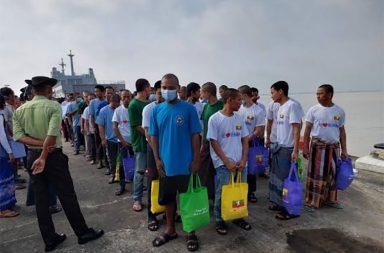 မလေးရှားပြန်များ အနက် အချို့မှာ နေရပ်မပြန်နိုင်သေးဘဲ စစ်မှုထမ်း စုဆောင်းခံရမည်ကို စိုးရိမ်နေရ သတင်းနှင့် မီဒီယာ ကွန်ရက်။ ၂၀၂၆ ခုနှစ်၊ အောက်တိုဘာလ ၁၀ ရက်။ မလေးရှားနိုင်ငံ ထိန်းသိမ်းရေးစခန်းများမှ စစ်အုပ်စု၏ စစ်သင်္ဘော ၃ စီးဖြင့် ပြန်လည်ပို့ဆောင်ခံရသည့် မြန်မာ နိုင်ငံသား ၁,၄၇၆ ဦး ရန်ကုန်မြို့သို့ ရောက်ရှိလာသော်လည်း လူအများအပြားမှာ နေရပ်သို့ မပြန်နိုင်သေးဘဲ စစ်မှုထမ်း အတင်းအဓမ္မ စုဆောင်းခံရမည်ကို မိသားစုဝင်များက စိုးရိမ်နေကြရကြောင်း ပြန်လည်ရောက်ရှိလာသူများနှင့် နီးစပ်သူ များက ပြောသည်။ အဆိုပါ ပထမအသုတ် ပြန်လည်ရောက်ရှိလာသူများသည် အောက်တိုဘာလ ၄ ရက်နေ့က ရန်ကုန်၊ သီလဝါ ဆိပ်ကမ်းသို့ ရောက်ရှိခဲ့ခြင်းဖြစ်သည်။ သို့သော် ရန်ကုန်သို့ ရောက်ရှိလာသူများကို ဒစ်ဂျစ်တယ် ကိုယ်ရေးအချက်အလက် UID နံပါတ် (စမတ်ကတ်) ထုတ်ပေးမည်ဟုဆိုကာ သန်လျင်၊ လှိုင်သာယာနှင့် ဒေါပုံမြို့နယ်များရှိ စခန်းများသို့ ခွဲခြားခေါ်ဆောင်ထားပြီး ဖုန်းယူဆောင်ခွင့်နှင့် မိသားစုဝင်များနှင့် လွတ်လပ်စွာ တွေ့ဆုံခွင့်များကို ပိတ်ပင်ထားသည်။ အဆိုပါ ပြန်လည်ရောက်ရှိလာသူများအနက် အချို့ကို အာရက္ခ တပ်တော် (AA) နှင့် တော်လှန်ရေးအဖွဲ့များနှင့် ဆက်စပ်မှု ရှိ၊ မရှိ သံသယဖြင့် စစ်ဆေးနေသဖြင့် မိသားစုဝင်များက အထူးစိုးရိမ်လျက်ရှိကြသည်။ ပြန်လည်ရောက်ရှိလာသူ၏ မိသားစုဝင်တစ်ဦးက “ရန်ကုန်ရောက်တာ ကြာပြီဖြစ်ပေမဲ့ အိမ်ကို ပြန် မရောက် သေးဘူး။ စခန်းတွေမှာ ထိန်းထားပြီး UID ကတ်လုပ်ဖို့ဆိုပြီး ကိုယ်ရေးအချက်အလက်တွေ အကုန်ယူ ထား တယ်။ ဖုန်းလည်း ပေးမကိုင်ဘူး။ မြေပြင်မှာ စစ်ပွဲတွေ ပြင်းထန်နေတော့ သူတို့ကို စစ်တပ်က ပေါ်တာဆွဲ တာမျိုး ဒါမှမဟုတ် စစ်မှုထမ်းဖို့ အဓမ္မ စုဆောင်းမှာကို အရမ်းစိုးရိမ်နေရတယ်” ဟု ပြောသည်။ တစ်ဖက်တွင်လည်း မွန်ပြည်သို့ ပြန်လည်ရောက်ရှိလာသည့် မွန်ဒေသခံ ၁၉၈ ဦးမှာ မိသားစုများနှင့် ပြန်လည် ဆုံတွေ့ခွင့် ရရှိထားသော်လည်း ကိုယ်ရေးအချက်အလက်များ စစ်အုပ်စုထံ ရောက်ရှိသွားသဖြင့် အချိန်မရွေး စစ်မှုထမ်း ခေါ်ဆောင်ခံရမည်ကို စိုးရိမ်နေကြသည်။ ပြန်လည်ပို့ဆောင်ခံရသူနှင့် နီးစပ်သည့် မွန်ဒေသခံတစ်ဦးက “အိမ်ပြန်ရောက်ကြတယ်ဆိုပေမဲ့ စမတ်ကတ် လုပ်ပေးလိုက်တာ ဆိုတော့ ကိုယ်ရေးအချက်အလက်တွေ အကုန်ပေး အာဏာပိုင်းတွေကို ပေးလိုက်ရပြီလေ။ အဲ့တော့ တစ်ယောက်ချင်းရဲ့ အချက်အလက်တွေက သူတို့လက်ထဲ စာရင်းအပြည့်အစုံ ရောက်သွားပြီလေ။ အချိန်မရွေး စစ်မှုထမ်းဖို့ လာခေါ်သွားနိုင်တယ်ဆိုတဲ့ စိုးရိမ်စိတ်နဲ့ပဲ လန့်နေကြတာ” ဟု ပြောသည်။ ယခု ဖြစ်စဉ်နှင့် ပတ်သက်၍ ကုလသမဂ္ဂ ဒုက္ခသည်များဆိုင်ရာ မဟာမင်းကြီးရုံး (UNHCR) နှင့် အာဆီယံ လူ့အခွင့်အရေး ပါလီမန်အမတ်များအဖွဲ့ (APHR) တို့က မြန်မာနိုင်ငံအတွင်း ဘေးကင်းလုံခြုံမှု မရှိသေးဘဲ စစ်ပွဲ များနှင့် စစ်ရာဇဝတ်မှုများ ဖြစ်ပွားနေသဖြင့် မလေးရှားအစိုးရအနေဖြင့် မြန်မာနိုင်ငံသားများ ပြန်လည်ပို့ဆောင် သည့် အစီအစဉ်ကို ချက်ချင်း ဆိုင်းငံ့ပေးရန် တိုက်တွန်းထားသည်။ သို့သော်လည်း မလေးရှား ဝန်ကြီးချုပ် အန်နဝါ ဘင် အီဘရာဟင်က ထိန်းသိမ်းရေးစခန်းများတွင် ကျန်ရှိနေသေး သည့် မြန်မာနိုင်ငံသား ၃,၅၀၀ ခန့်ကို သတ်မှတ်ထားသည့် စည်းမျဉ်းများအတိုင်း ဆက်လက် ပြန်ပို့သွားမည်ဟု အောက်တိုဘာလ ၈ ရက်နေ့ သတင်းစာရှင်းလင်းပွဲတွင် ပြောဆိုထားသည်။ ဓာတ်ပုံ - (မလေးရှားနိုင်ငံ ထိန်းသိမ်းရေးစခန်းများမှ စစ်အုပ်စု၏ စစ်သင်္ဘောများဖြင့် ရန်ကုန် သီလဝါဆိပ် ကမ်းသို့ ပြန်လည်ရောက်ရှိလာသည့် မြန်မာနိုင်ငံသားများ။ / Crd)