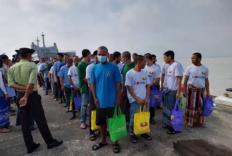 မလေးရှားပြန်များ အနက် အချို့မှာ နေရပ်မပြန်နိုင်သေးဘဲ စစ်မှုထမ်း စုဆောင်းခံရမည်ကို စိုးရိမ်နေရ သတင်းနှင့် မီဒီယာ ကွန်ရက်။ ၂၀၂၆ ခုနှစ်၊ အောက်တိုဘာလ ၁၀ ရက်။ မလေးရှားနိုင်ငံ ထိန်းသိမ်းရေးစခန်းများမှ စစ်အုပ်စု၏ စစ်သင်္ဘော ၃ စီးဖြင့် ပြန်လည်ပို့ဆောင်ခံရသည့် မြန်မာ နိုင်ငံသား ၁,၄၇၆ ဦး ရန်ကုန်မြို့သို့ ရောက်ရှိလာသော်လည်း လူအများအပြားမှာ နေရပ်သို့ မပြန်နိုင်သေးဘဲ စစ်မှုထမ်း အတင်းအဓမ္မ စုဆောင်းခံရမည်ကို မိသားစုဝင်များက စိုးရိမ်နေကြရကြောင်း ပြန်လည်ရောက်ရှိလာသူများနှင့် နီးစပ်သူ များက ပြောသည်။ အဆိုပါ ပထမအသုတ် ပြန်လည်ရောက်ရှိလာသူများသည် အောက်တိုဘာလ ၄ ရက်နေ့က ရန်ကုန်၊ သီလဝါ ဆိပ်ကမ်းသို့ ရောက်ရှိခဲ့ခြင်းဖြစ်သည်။ သို့သော် ရန်ကုန်သို့ ရောက်ရှိလာသူများကို ဒစ်ဂျစ်တယ် ကိုယ်ရေးအချက်အလက် UID နံပါတ် (စမတ်ကတ်) ထုတ်ပေးမည်ဟုဆိုကာ သန်လျင်၊ လှိုင်သာယာနှင့် ဒေါပုံမြို့နယ်များရှိ စခန်းများသို့ ခွဲခြားခေါ်ဆောင်ထားပြီး ဖုန်းယူဆောင်ခွင့်နှင့် မိသားစုဝင်များနှင့် လွတ်လပ်စွာ တွေ့ဆုံခွင့်များကို ပိတ်ပင်ထားသည်။ အဆိုပါ ပြန်လည်ရောက်ရှိလာသူများအနက် အချို့ကို အာရက္ခ တပ်တော် (AA) နှင့် တော်လှန်ရေးအဖွဲ့များနှင့် ဆက်စပ်မှု ရှိ၊ မရှိ သံသယဖြင့် စစ်ဆေးနေသဖြင့် မိသားစုဝင်များက အထူးစိုးရိမ်လျက်ရှိကြသည်။ ပြန်လည်ရောက်ရှိလာသူ၏ မိသားစုဝင်တစ်ဦးက “ရန်ကုန်ရောက်တာ ကြာပြီဖြစ်ပေမဲ့ အိမ်ကို ပြန် မရောက် သေးဘူး။ စခန်းတွေမှာ ထိန်းထားပြီး UID ကတ်လုပ်ဖို့ဆိုပြီး ကိုယ်ရေးအချက်အလက်တွေ အကုန်ယူ ထား တယ်။ ဖုန်းလည်း ပေးမကိုင်ဘူး။ မြေပြင်မှာ စစ်ပွဲတွေ ပြင်းထန်နေတော့ သူတို့ကို စစ်တပ်က ပေါ်တာဆွဲ တာမျိုး ဒါမှမဟုတ် စစ်မှုထမ်းဖို့ အဓမ္မ စုဆောင်းမှာကို အရမ်းစိုးရိမ်နေရတယ်” ဟု ပြောသည်။ တစ်ဖက်တွင်လည်း မွန်ပြည်သို့ ပြန်လည်ရောက်ရှိလာသည့် မွန်ဒေသခံ ၁၉၈ ဦးမှာ မိသားစုများနှင့် ပြန်လည် ဆုံတွေ့ခွင့် ရရှိထားသော်လည်း ကိုယ်ရေးအချက်အလက်များ စစ်အုပ်စုထံ ရောက်ရှိသွားသဖြင့် အချိန်မရွေး စစ်မှုထမ်း ခေါ်ဆောင်ခံရမည်ကို စိုးရိမ်နေကြသည်။ ပြန်လည်ပို့ဆောင်ခံရသူနှင့် နီးစပ်သည့် မွန်ဒေသခံတစ်ဦးက “အိမ်ပြန်ရောက်ကြတယ်ဆိုပေမဲ့ စမတ်ကတ် လုပ်ပေးလိုက်တာ ဆိုတော့ ကိုယ်ရေးအချက်အလက်တွေ အကုန်ပေး အာဏာပိုင်းတွေကို ပေးလိုက်ရပြီလေ။ အဲ့တော့ တစ်ယောက်ချင်းရဲ့ အချက်အလက်တွေက သူတို့လက်ထဲ စာရင်းအပြည့်အစုံ ရောက်သွားပြီလေ။ အချိန်မရွေး စစ်မှုထမ်းဖို့ လာခေါ်သွားနိုင်တယ်ဆိုတဲ့ စိုးရိမ်စိတ်နဲ့ပဲ လန့်နေကြတာ” ဟု ပြောသည်။ ယခု ဖြစ်စဉ်နှင့် ပတ်သက်၍ ကုလသမဂ္ဂ ဒုက္ခသည်များဆိုင်ရာ မဟာမင်းကြီးရုံး (UNHCR) နှင့် အာဆီယံ လူ့အခွင့်အရေး ပါလီမန်အမတ်များအဖွဲ့ (APHR) တို့က မြန်မာနိုင်ငံအတွင်း ဘေးကင်းလုံခြုံမှု မရှိသေးဘဲ စစ်ပွဲ များနှင့် စစ်ရာဇဝတ်မှုများ ဖြစ်ပွားနေသဖြင့် မလေးရှားအစိုးရအနေဖြင့် မြန်မာနိုင်ငံသားများ ပြန်လည်ပို့ဆောင် သည့် အစီအစဉ်ကို ချက်ချင်း ဆိုင်းငံ့ပေးရန် တိုက်တွန်းထားသည်။ သို့သော်လည်း မလေးရှား ဝန်ကြီးချုပ် အန်နဝါ ဘင် အီဘရာဟင်က ထိန်းသိမ်းရေးစခန်းများတွင် ကျန်ရှိနေသေး သည့် မြန်မာနိုင်ငံသား ၃,၅၀၀ ခန့်ကို သတ်မှတ်ထားသည့် စည်းမျဉ်းများအတိုင်း ဆက်လက် ပြန်ပို့သွားမည်ဟု အောက်တိုဘာလ ၈ ရက်နေ့ သတင်းစာရှင်းလင်းပွဲတွင် ပြောဆိုထားသည်။ ဓာတ်ပုံ - (မလေးရှားနိုင်ငံ ထိန်းသိမ်းရေးစခန်းများမှ စစ်အုပ်စု၏ စစ်သင်္ဘောများဖြင့် ရန်ကုန် သီလဝါဆိပ် ကမ်းသို့ ပြန်လည်ရောက်ရှိလာသည့် မြန်မာနိုင်ငံသားများ။ / Crd)