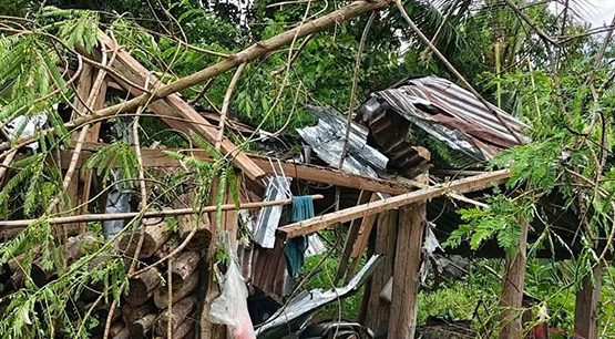 မကွေးတိုင်းအတွင်း ကျေးရွာတရွာကို စစ်တပ်က ပါရာမော်တာဖြင့် ဗုံးကြဲ၊ အရပ်သား ၁ ဦး သေဆုံး သတင်းနှင့် မီဒီယာ ကွန်ရက်။ ၂၀၂၆ ခုနှစ်၊ အောက်တိုဘာလ ၁၃ ရက်။ မကွေးတိုင်း၊ ပုသိမ်-မုံရွာ လမ်းမကြီးဘေး အရပ်သား ပြည်သူ များ နေထိုင်ရာ ကားဂိတ်ဝန်းကျင်ကို စစ်တပ်က ပါရာမော်တာ ၃ စီးဖြင့် ဗုံးကြဲ တိုက်ခိုက်ခဲ့ရာ အရပ်သား ၁ ဦး သေဆုံးပြီး ၃ ဦး ဒဏ်ရာရရှိခဲ့ကြောင်း မြို့ခံများက ပြောသည်။ သရက်ခရိုင်၊ မင်းတုန်းမြို့နယ်၊ မဲဇလီကျေးရွာရှိ ကားဂိတ်ကို အောက်တိုဘာလ ၁၂ ရက် နေ့လယ် ၁၁ နာရီမှ ၁၂ နာရီအတွင်း ဗုံးကြဲ တိုက်ခိုက်ခံရမှုကြောင့် အသက် ၄၀ အရွယ် ကိုစည်သူ (ခ) ဖိုးထူး သေဆုံးခဲ့ပြီး အရပ်သား ၃ ဦးခန့် မစိုးရိမ်ရသည့် ဒဏ်ရာများ ရရှိခဲ့သည်။ စစ်အုပ်စုတပ်သည် မဲဇလီတံတား တောင်ဘက်ခြမ်း ပုသိမ်-မုံရွာ ကားလမ်းမ အရှေ့ဘက်ခြမ်း တစ်လျှောက်သို့ ဗုံး ၉ လုံး ကြဲချခဲ့ခြင်းဖြစ်ပြီး ယခင် မဲဇလီ ရဲစခန်း ပတ်ဝန်းကျင်ရှိ နေအိမ်များနှင့် ရွာအဝင်ဝတို့လည်း ထိခိုက် ပျက်စီးခဲ့ရသည်။ မင်းတုန်းမြို့နယ်အတွင်း စစ်အုပ်စုတပ်၏ ပါရာမော်တာဖြင့် ဗုံးကြဲတိုက်ခိုက်မှုမှာ တစ်ပတ်အတွင်း နှစ်ကြိမ် မြောက် ဖြစ်ပွားခဲ့ခြင်း ဖြစ်သည်။ ပြီးခဲ့သည့် အောက်တိုဘာလ ၈ ရက်နေ့ကလည်း ကံမ-မင်းတုန်း နယ်စပ်ရှိ စစ်သုံ့ပန်းများကို ထိန်းသိမ်းထားရာ မင်းတုန်းနယ် ချင်းနစ်ကျေးရွာကို စစ်အုပ်စုတပ်က ပါရာမော်တာဖြင့် ဗုံးကြဲခဲ့သဖြင့် ၁၂ နှစ်အရွယ် ကလေး တစ်ဦးနှင့် အဖိုးအိုတစ်ဦး သေဆုံးခဲ့ဖူးသည်။ အသက် ၇၀ အရွယ် ဒေသခံ အမျိုးသားတစ်ဦးက “အခု ဗုံးကြဲခံရတော့ လက်စားချေ တိုက်ခိုက်မှုလို့ စစ်အုပ်စု ထောက်ခံသူတွေက ကြွေးကြော်ကြတယ်။ ကျနော်တို့က ပြေးစရာမရှိ၊ လာရင်လည်း ဘယ်သူဘဲဖြစ်ဖြစ် ပေးရ ကျွေးရတာပါပဲ” ဟု ပြောသည်။ မဲဇလီကျေးရွာကို ဗုံးကြဲပြီးနောက် စစ်တပ်၏ အဆိုပါ ပါရာမော်တာများသည် ကပစ (၁၂) သို့ အပြန်တွင် အနိမ့်မှ ပျံသန်းခဲ့သဖြင့် လယ်ရဲနှင့် မှိုက်ကျေးရွာနေ ပြည်သူများ အထိတ်တလန့် ထွက်ပြေးခဲ့ကြရသည်။ ထို့ပြင် အောက်တိုဘာလ ၄ ရက်နေ့ကလည်း ကံမမြို့နယ်အခြမ်းရှိ ကျောက်ပဒေါင်းကျေးရွာကို စစ်အုပ်စုတပ်က ကာမီကာဇေ ဒရုန်းဖြင့် တိုက်ခိုက်ခဲ့သဖြင့် ခိုင်းနွားတစ်ကောင် သေဆုံးကာ မီးဖိုဆောင်တစ်ခု ထိခိုက် ပျက်စီးခဲ့ ဖူးသည်။ ဓာတ်ပုံ - မကွေးတိုင်းအတွင်း စစ်အုပ်စုတပ်၏ လေကြောင်းတိုက်ခိုက်မှုကြောင့် ပျက်စီးသွားသော အရပ်သား နေအိမ်အချို့။ / Crd